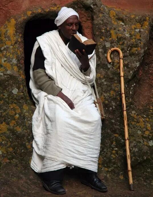 　　如果你时常有“如果能年轻几岁”的想法，那么不要犹豫，快来埃塞俄比亚吧!  　　除了令人飘飘欲仙的浓烈咖啡，这个东非高原上的国家还提供了另一个假装年轻的理由：9月11日，当世界其他地方早已已经走过了2017年的前半程时，这里正迎来2010年的第一天。  　　   (资料)2010年1月29日， 亚的斯亚贝巴一座教堂外身着民族服饰“沙马”的妇女。“沙马”由白色棉布制成，上面饰有精美的花纹。节日的街头会看到许多身着“沙马”的人，汇集成一道白色的河流。新华社记者 徐速绘摄  　　埃塞俄比亚沿用一套独特的历法，年份比公历晚了7到8年，且新年开始于9月11日(闰年为12日)。这被埃塞俄比亚人视作自己国家“与众不同”的另一个表现，正如他们会自豪地告诉你，埃塞俄比亚其是少数未被殖民的非洲国家，拥有自己的语言与文字，就连其基督教传统(埃塞俄比亚正教会)都是古老而独特的，不同于我们熟知的天主教、新教或东正教。  　　    　　(资料)2010年1月29日， 亚的斯亚贝巴一座教堂外身着民族服饰“沙马”的妇女。“沙马”由白色棉布制成，上面饰有精美的花纹。节日的街头会看到许多身着“沙马”的人，汇集成一道白色的河流。新华社记者 徐速绘摄  　　埃塞俄比亚新年称作Enkutatash(阿姆哈拉语，亦有新年快乐之意)，意为“珠宝礼物”，源于示巴女王的传说。根据《圣经》和其他古籍记载，示巴女王是埃塞俄比亚古代王国的统治者，曾前往耶路撒冷拜访所罗门王，并送上贵重的礼物和珠宝。回到埃塞俄比亚后，当地首领为了欢迎她回国，为她的国库装满了珠宝。从那时起，每年都过新年以示庆祝。  　　    　　(资料)2014年5月4日，图为埃塞俄比亚首都亚的斯亚贝巴的玛丽亚姆教堂。埃塞俄比亚位于非洲大陆东北部，拥有3000多年文明历史的埃塞人很早就形成了统一的阿克苏木王国。新华社/西霸  　　除了这些宗教和历史意涵，埃塞俄比亚新年还标志着漫长雨季的结束，东非高原上迎来了晴朗的秋日。孩子们会走上街头，拍着手鼓，歌唱金色花朵开满东非高原。与中国新年相似，背井离乡打工的埃塞年轻人会选择在此时回到家乡、与父母家人团聚，孩子们也对新年礼物充满了期待。难怪新年被当地人称为“最美好的一天”。  　　作为“咖啡的故乡”，埃塞俄比亚新年怎能少得了咖啡?新年里，不管是乡村还是城市里都弥漫着咖啡的香气，许多家庭都会举办隆重的“咖啡仪式”，用最香醇浓烈的咖啡款待亲朋好友和街坊邻居。  　　    　　(资料)在埃塞俄比亚的亚的斯亚贝巴，一位“咖啡女郎”正在为顾客服务(摄于2009年4月3日)。新华社记者 张燕辉摄  　　埃塞新年还有哪些独特的地方?这次我们请来新华社的埃塞俄比亚籍记者Habtamu Liben，为你讲述最正宗的埃塞新年是什么样：  　　恩库塔塔!新年快乐!  　　埃塞新年对于所有埃塞俄比亚人都是一个特殊的时刻。我在埃塞俄比亚的农村长大，这么多年过去了，埃塞新年一直是我记忆中每年最欢乐的时光。  　　埃塞新年是家庭团圆的时刻，大家族里的好几代人会聚在一起，参加一系列的节庆活动。埃塞俄比亚是个普遍信仰基督教的国家，因此新年往往以教会活动拉开序幕。老人们通常在午夜就走进教堂，一直守到天亮，而年轻人更愿意参加清晨的礼拜。  　　    　　(资料)2006年9月10日，在埃塞俄比亚中部城市拉里贝拉举行的新年夜集会上，一名男子阅读圣经。新华社/路透  　　家家户户都会在新年当天杀牛宰羊，至于是牛还是羊，一般取决于家庭的经济实力(一头羊售价大约110美元，而牛接近1000美元)。不管在农村或是首都亚的斯亚贝巴城里，常常是一个村子或一个社区的人集资买一头牛，然后每家各自宰杀一头比较便宜的羊。  　　    　　9月10日，亚的斯亚贝巴一处山坡上的牛羊集市，许多埃塞家庭会在新年当天杀牛宰羊，款待亲友。新华社记者 王守宝摄  　　“咖啡仪式”是埃塞俄比亚新年庆祝必不可少的一部分。咖啡仪式通常要持续两个小时左右，是非常重要的社交场合：往往在家庭团聚、朋友聚会和商议社区事务举行(编者注：咖啡仪式类似中国的茶艺，通常包括主人亲自烹煮咖啡并邀请客人闻香、品尝等程序)。能被邀请到一个埃塞家庭参加咖啡仪式是极高的礼遇。  　　    　　(资料)在埃塞俄比亚的亚的斯亚贝巴，一位“咖啡女郎”正在为顾客服务(摄于2009年4月3日)。新华社记者 张燕辉摄  　　新年对于小孩，尤其是女孩来说，是非常特别的一天。新年期间，你会看到他们穿着新衣服，成群结队地唱着歌、向家中长辈和街坊邻居献上花束和礼物(编者注：女孩会走街串巷，演唱阿姆哈拉歌曲《我见过花儿了》，而男孩则会向各家赠送自己的画作)，并期待他们的夸赞——以及礼物。家中大人买的新衣服，以及邻居送的各种礼物，大概是每个埃塞人对儿时过新年最深的印象吧。  　　作为一个土生土长的埃塞人，埃塞新年是一个让我十分自豪的日子：这一天，世界会看到这个非洲人口第二多、拥有自己独特日历、文字和数字系统的国家许多独特的面向。  　　    　　(资料)2006年9月10日，几名牧师在埃塞俄比亚中部城市拉里贝拉参加新年夜集会。拉里贝拉以11座古老的岩石教堂著称。  　　文章来自：新华非洲