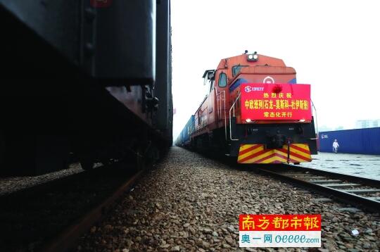 　　中欧铁路集装箱班列从东莞石龙开出。中欧双向对开班列为广东货物“走出去”和俄罗斯等欧洲货物“运进来”提供更为便利的渠道。南都记者 马强 摄  　　    　　金砖掘金之商机  　　越来越多企业对金砖国家投资感兴趣。谢玉珍打算今年11月再跑一趟南非，考察当地的配套、营商环境，以作投资设厂前最后的确认。谢玉珍是芬洁国际纸业东莞公司总经理，2015年他在东非坦桑尼亚投资工厂，计划明年到南非再设一工厂，均是纸业项目。  　　“大家都知道的，国内成本上升得厉害，而在非洲，人力和土地成本还是比较低”。谢玉珍表示，当地生产的产品也将供给当地市场，在熟悉环境后，还将开拓周边国家的市场，“现在当地经济起飞，消费水平也逐渐提高，我们是先去占市场份额的”。  　　除了设厂外，其实谢玉珍也在南非开了贸易公司，谢玉珍介绍，“与当地华人合作，这样能更加迅速地开拓市场”，与他搭档的是一名在当地生活10多年的华人，对当地的法律环境、工商环境比较熟悉，主要将非洲的红酒带到国内，同时也将国内的包装材料等发往非洲。  　　贸易公司和投资设厂哪一个难度大?谢玉珍介绍，贸易公司还是比较简单，一买一卖，而投资设厂则需要考虑非常多的因素，包括法律、工商、人力成本等，“不过整体来看当地人是欢迎设厂，有税收也解决就业，不仅有经济效益也有社会效益”。  　　这几年，谢玉珍也经常往返非洲，一方面是照看公司，另一方面则是带着身边的朋友一起考察，“都感兴趣，但是真正落地的比较少，就像前面说的，法律问题、劳动合同问题，都比较繁琐，要做深入的了解”。  　　文章来自：南方都市报