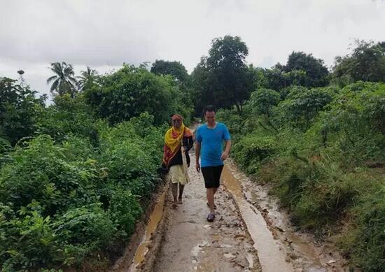 　　在非洲农村泥泞的土路上、人迹罕至的原始森林中、与世隔绝的偏僻村庄里……  　　在世界上最艰苦、最需要医疗救助的地方，活跃着一批来自中国的医护工作者。  　　    　　白衣天使们医疗下乡、救死扶伤，带去抗击传染病的中国“救命药”，为当地培养非洲版“赤脚医生”，助力非洲国家卫生体系建设，以授人以渔的方式促进当地医疗事业可持续发展。  　　“非洲乡亲们看到我们都惊呆了!”  　　“非洲乡亲们看到我们都惊呆了!”江苏省血吸虫病防治研究所副所长杨坤清楚记得，黑人村民看到中国医生“从天而降”时的惊诧眼神。  　　今年雨季，杨坤在坦桑尼亚的桑给巴尔下乡时赶上大雨，道路泥泞。这位山东大汉中途弃车，徒步1小时来到一个极其偏僻的小山村，入户随访与诊疗。  　　    　　“在非洲工作，就是要到百姓中间去!”这是杨坤反复跟记者强调的一句话。他所在的项目，两到三个中方专家，7个当地人，医疗覆盖当地18个区域、100多个村落、10万人。  　　杨坤说，自己每天想得最多的，就是如何把中国半个世纪以来在抗击血吸虫病方面的经验推广到非洲国家。而在这一过程中，培训当地医务工作者，打造一支相对专业的本土医疗队伍，成为重中之重。  　　“去现场，去现场，还是去现场!”在杨坤看来，计划制定得再漂亮，终究不如深入一线来得实际。这正是中方专家坚持常年下乡的重要原因。  　　    　　“沟通是个技术活，”他告诉记者，一到当地，团队成员立刻拜会当地政府官员，从部长、省长，到市长、村长，一个不落，抓紧一切机会宣传推介援助计划和项目。  　　为了让当地人尽快掌握技能，中方专家与当地医疗技术人员一同下乡，一对一、手把手地教。杨坤惊喜地发现，“效果相当明显，团队里很多当地人的专业能力明显提高”。  　　中国疾病预防控制中心寄生虫病预防控制所所长周晓农认为，结合非洲社区工作，帮助当地基层培训公共卫生人员，打造“永远不走的队伍”，才能更好地服务当地百姓。  　　    　　周晓农负责的首个中外多边抗疟合作项目——中英坦疟疾试点项目正在坦桑尼亚如火如荼地进行。坦桑尼亚伊法卡拉卫生研究所所长马桑贾说，“这一项目的可贵之处在于培养了一批基层卫生工作者，确保当地防治疟疾能力的可持续性。”  　　同吃一碗饭、同饮一杯水的兄弟  　　8月，东非岛国科摩罗潮湿、闷热。  　　广州中医药大学的青蒿抗疟团队与科摩罗疟疾防控人员不顾气候恶劣，深入疟区民众家中，从源头上对疟疾做最后的“定点清除”，力争2020年前在科摩罗全国清除疟疾危害。  　　据联合国资料显示，科摩罗是世界上最贫困的国家之一，10年前，科摩罗每1000人中就有142人感染疟疾。  　　经过两方团队不懈努力，中国复方青蒿素快速清除疟疾项目成功实施，科摩罗莫埃利岛和昂儒昂岛已消除疟疾，大科岛实现了基本控制疟疾的目标。  　　    　　“危害科摩罗人上千年的疟疾，终于在中国专家团队的帮助下得以消除，”科摩罗国家疟疾中心主任巴卡尔深有感触地说，“中方技术团队跟我们是同吃一碗饭、同饮一杯水的兄弟，就连我们科摩罗人没有去过的原始森林、乡村都有他们的身影。”  　　他说，中方项目以“全民服药”的方式，将抗疟工作落实到每一个人。在此过程中，双方做了大量群众工作：科方总统、副总统和部族长老带头服药;中国专家带着当地工作人员走村入户，做好组织宣传动员，遵循“送药到户、看服到口”原则。  　　在科摩罗工作8年的邓长生博士说，中方团队先后有200人次赴科摩罗工作，在帮助当地清除疟疾的同时，还完成了人口普查等繁杂工作。  　　当地民众发自内心地感谢“中国兄弟”。2013年，时任副总统穆哈吉为中国抗疟专家李国桥和宋健平颁发总统奖章，这是该奖章第一次颁发给外国专家。  　　    　　除人员上门，设备也上门。中国科技部联合中国科学院在非洲推出“模块化箱房诊所”和“模块化箱房医院”援助项目。这一设备相当于服务在基层社区的移动式全科诊所，让医护人员上门服务更加便利。  　　曾参与移动箱房在非洲投放工作的王磊说，他在当地社区志愿服务的亲身经历证明，低成本、高集成、操作简便、灵活性强的可移动基层全科诊所，对于服务1000人左右的村庄和小规模社区切实有效，很大程度上缓解非洲地区医务人员严重不足的问题。  　　    　　别人撤退的时候，我“逆向而行”  　　今年初，中方参与建设的非洲疾控中心在非盟总部——埃塞俄比亚首都亚的斯亚贝巴举行启动仪式。除了设在亚的斯亚贝巴的中心总部以外，还将在肯尼亚、尼日利亚、赞比亚、埃及和加蓬建立5个区域中心。这就从制度建设的层面、顶层设计的高度，进一步帮助非洲国家建立和完善公共卫生系统。  　　国家卫计委国际合作司非洲(援外)处的顾志强说，2014年埃博拉疫情肆虐非洲之际，许多国家开始“撤退逃离”，中国医疗队“逆向而行”，第一时间赶赴几内亚、塞拉利昂等重灾区。  　　    　　中方向13个非洲国家提供5轮价值约7.5亿元人民币的紧急援助，派遣1200多名医护人员，为塞拉利昂援建固定生物安全实验室，为利比里亚援建治疗中心，为疫情国和周边国家培训医护及公共卫生人员1.3万人次。  　　全球公共卫生中心主任王晓春说，在后埃博拉时期，中方正在通过援建热带病防治中心等方式，支持当地公共卫生体系的建设。  　　中国食品药品监督管理总局与比尔及梅琳达·盖茨基金会去年6月签署战略合作谅解备忘录，提升中国药品监管能力和药品技术标准，建立药品监管国际高端人才引进机制和国际化监管人才培养机制。盖茨基金会北京代表处副主任吴文达说，这意味着中国药走向非洲有了更明晰的“制度标准”。  　　北京外国语大学法语系副主任王鲲认为，中国对非医疗援助的模式，已从单一的援建医院、派遣医疗队、一次性提供援助药品和医疗器械，转向援建疾控中心和高等级实验室、系统性培养非洲本地医疗人员、帮助提升非洲国家卫生体系的能力和效率、为中国药品走向非洲提供标准认证、以及整合所有中国援助和援建内容，真正践行了“授人以渔”的承诺。  　　文章来自：新华社