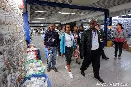　　去一趟非洲，才发现：非洲很多农村地区都还没通上电，即使通上电的地区，一天通电的时间也很短。而中国制造的超长待机华为手机就成为非洲人的最爱。华为手机不仅可以当电话，还可以当手电、计算器、相机等，身兼数职。根据国际数据的调查显示，中国移动设备制造商华为已成为中东和非洲地区第一大智能手机制造商，销量第一。  　　    　　图为非洲全家人正在使用中国华为手机  　　    　　图为非洲最大的电商平台首页的华为手机促销公告  　　    　　图为非洲华为手机的促销公告  　　非洲是全球第二大辣椒生产和食用大洲，大部分非洲人口味偏好辛辣，在日常生活中，非洲人炒菜吃饭往往离不开辣椒，都把辣椒当做生活必需品。在美国一家电商平台上，一瓶老干妈已卖到12美元，约78元人民币，老干妈已经成为美国“奢侈调味品”的“女神”，而在非洲，更是人见人爱花见花开去中国必须要买买买带带带的热门产品。  　　    　　图为非洲人在食用中国”老干妈“  　　    　　图为“老干妈”在非洲最大电商平台首页的促销广告  　　20年前，非洲地区大部分的建材料包括瓷砖，都是从意大利进口。现如今，非洲市场上很多建材、家具都是中国生产，非洲人不再长途跋涉去意大利购买，他们更喜欢直接购买这些物美价廉的中国产品。  　　    　　图为肯尼亚内罗毕北京路的长城公寓，里面的触摸开关是中国制造的。  　　    　　图为在非洲的中国建筑工人  　　    　　图为位于埃塞尔比亚首都，由中国设计并投资修建的非洲联盟总部  　　在肯尼亚第三大城市基苏木的大街小巷上，随处可见来自于中国的自行车，这里是“自行车王国”，这些自行车大都是中国的老名牌自行车：“永久”和“凤凰”。  　　    　　图为基苏木大街上的中国“永久”和“凤凰”牌自行车  　　随着中非交往的日益密切，特别是经贸领域交流的不断深化，激发了非洲人民学习汉语的热情。汉语不仅是非洲人了解和认识中国的窗口，也成为非洲人谋求发展的重要手段，非洲的汉语热已势不可挡。汉语已成为南非学校第二语言教学大纲，而汉语字典在非洲更是热卖。  　　    　　图为在南非比勒陀利亚的一所中学里，初中学生在非洲孔子学院举办的汉语课堂上学习拼音  　　在尼日利亚，随处可见穿着全套印有“中国”字样的复古运动服的帅哥美女穿梭在尼日利亚拉各斯阿拉巴电子市场里。尼日利亚拉各斯阿拉巴电子市场被誉为“非洲之最”，这里热销着来自中国的各种小家电和日常生活用品，能够满足这个城市的两千多万人口对于日常生活中的各种需求。他们说中国产品真好用，他们的手机不仅是中国产的，连移动充电器也是中国制造的，即便宜又耐用。  　　    　　图为穿着中国产品服装的尼日利亚帅哥美女在超市穿梭  　　除了尼日利亚、塞内加尔，南非许多非洲国家的商人都与中国的供货商保持密切联系，从琳琅满目的中国商品中挑选最适合非洲市场的产品，他们是中国商品进入非洲的源头之一。非洲商人们在中国义乌购买的商品包括、服装、布匹、厨具、小电器、文体用品、玩具等等，涵盖了非洲百姓日常生活的方方面面。  　　    　　图为非洲国家的商人在与中国供货商购买中国产品  　　文章来自：带相机去旅行