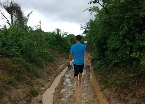 　　在非洲农村泥泞的土路上、人迹罕至的原始森林中、与世隔绝的偏僻村庄里……  　　在世界上最艰苦、最需要医疗救助的地方，活跃着一批来自中国的医护工作者。  　　    　　白衣天使们医疗下乡、救死扶伤，带去抗击传染病的中国“救命药”，为当地培养非洲版“赤脚医生”，助力非洲国家卫生体系建设，以授人以渔的方式促进当地医疗事业可持续发展。  　　“非洲乡亲们看到我们都惊呆了!”  　　“非洲乡亲们看到我们都惊呆了!”江苏省血吸虫病防治研究所副所长杨坤清楚记得，黑人村民看到中国医生“从天而降”时的惊诧眼神。  　　今年雨季，杨坤在坦桑尼亚的桑给巴尔下乡时赶上大雨，道路泥泞。这位山东大汉中途弃车，徒步1小时来到一个极其偏僻的小山村，入户随访与诊疗。  　　    　　“在非洲工作，就是要到百姓中间去!”这是杨坤反复跟记者强调的一句话。他所在的项目，两到三个中方专家，7个当地人，医疗覆盖当地18个区域、100多个村落、10万人。  　　杨坤说，自己每天想得最多的，就是如何把中国半个世纪以来在抗击血吸虫病方面的经验推广到非洲国家。而在这一过程中，培训当地医务工作者，打造一支相对专业的本土医疗队伍，成为重中之重。  　　“去现场，去现场，还是去现场!”在杨坤看来，计划制定得再漂亮，终究不如深入一线来得实际。这正是中方专家坚持常年下乡的重要原因。  　　    　　“沟通是个技术活，”他告诉记者，一到当地，团队成员立刻拜会当地政府官员，从部长、省长，到市长、村长，一个不落，抓紧一切机会宣传推介援助计划和项目。  　　为了让当地人尽快掌握技能，中方专家与当地医疗技术人员一同下乡，一对一、手把手地教。杨坤惊喜地发现，“效果相当明显，团队里很多当地人的专业能力明显提高”。  　　中国疾病预防控制中心寄生虫病预防控制所所长周晓农认为，结合非洲社区工作，帮助当地基层培训公共卫生人员，打造“永远不走的队伍”，才能更好地服务当地百姓。  　　    　　周晓农负责的首个中外多边抗疟合作项目——中英坦疟疾试点项目正在坦桑尼亚如火如荼地进行。坦桑尼亚伊法卡拉卫生研究所所长马桑贾说，“这一项目的可贵之处在于培养了一批基层卫生工作者，确保当地防治疟疾能力的可持续性。”  　　同吃一碗饭、同饮一杯水的兄弟  　　8月，东非岛国科摩罗潮湿、闷热。  　　广州中医药大学的青蒿抗疟团队与科摩罗疟疾防控人员不顾气候恶劣，深入疟区民众家中，从源头上对疟疾做最后的“定点清除”，力争2020年前在科摩罗全国清除疟疾危害。  　　据联合国资料显示，科摩罗是世界上最贫困的国家之一，10年前，科摩罗每1000人中就有142人感染疟疾。  　　经过两方团队不懈努力，中国复方青蒿素快速清除疟疾项目成功实施，科摩罗莫埃利岛和昂儒昂岛已消除疟疾，大科岛实现了基本控制疟疾的目标。  　　    　　“危害科摩罗人上千年的疟疾，终于在中国专家团队的帮助下得以消除，”科摩罗国家疟疾中心主任巴卡尔深有感触地说，“中方技术团队跟我们是同吃一碗饭、同饮一杯水的兄弟，就连我们科摩罗人没有去过的原始森林、乡村都有他们的身影。”  　　他说，中方项目以“全民服药”的方式，将抗疟工作落实到每一个人。在此过程中，双方做了大量群众工作：科方总统、副总统和部族长老带头服药;中国专家带着当地工作人员走村入户，做好组织宣传动员，遵循“送药到户、看服到口”原则。  　　在科摩罗工作8年的邓长生博士说，中方团队先后有200人次赴科摩罗工作，在帮助当地清除疟疾的同时，还完成了人口普查等繁杂工作。  　　当地民众发自内心地感谢“中国兄弟”。2013年，时任副总统穆哈吉为中国抗疟专家李国桥和宋健平颁发总统奖章，这是该奖章第一次颁发给外国专家。  　　    　　除人员上门，设备也上门。中国科技部联合中国科学院在非洲推出“模块化箱房诊所”和“模块化箱房医院”援助项目。这一设备相当于服务在基层社区的移动式全科诊所，让医护人员上门服务更加便利。  　　曾参与移动箱房在非洲投放工作的王磊说，他在当地社区志愿服务的亲身经历证明，低成本、高集成、操作简便、灵活性强的可移动基层全科诊所，对于服务1000人左右的村庄和小规模社区切实有效，很大程度上缓解非洲地区医务人员严重不足的问题。  　　    　　别人撤退的时候，我“逆向而行”  　　今年初，中方参与建设的非洲疾控中心在非盟总部——埃塞俄比亚首都亚的斯亚贝巴举行启动仪式。除了设在亚的斯亚贝巴的中心总部以外，还将在肯尼亚、尼日利亚、赞比亚、埃及和加蓬建立5个区域中心。这就从制度建设的层面、顶层设计的高度，进一步帮助非洲国家建立和完善公共卫生系统。  　　国家卫计委国际合作司非洲(援外)处的顾志强说，2014年埃博拉疫情肆虐非洲之际，许多国家开始“撤退逃离”，中国医疗队“逆向而行”，第一时间赶赴几内亚、塞拉利昂等重灾区。  　　    　　中方向13个非洲国家提供5轮价值约7.5亿元人民币的紧急援助，派遣1200多名医护人员，为塞拉利昂援建固定生物安全实验室，为利比里亚援建治疗中心，为疫情国和周边国家培训医护及公共卫生人员1.3万人次。  　　全球公共卫生中心主任王晓春说，在后埃博拉时期，中方正在通过援建热带病防治中心等方式，支持当地公共卫生体系的建设。  　　中国食品药品监督管理总局与比尔及梅琳达·盖茨基金会去年6月签署战略合作谅解备忘录，提升中国药品监管能力和药品技术标准，建立药品监管国际高端人才引进机制和国际化监管人才培养机制。盖茨基金会北京代表处副主任吴文达说，这意味着中国药走向非洲有了更明晰的“制度标准”。  　　北京外国语大学法语系副主任王鲲认为，中国对非医疗援助的模式，已从单一的援建医院、派遣医疗队、一次性提供援助药品和医疗器械，转向援建疾控中心和高等级实验室、系统性培养非洲本地医疗人员、帮助提升非洲国家卫生体系的能力和效率、为中国药品走向非洲提供标准认证、以及整合所有中国援助和援建内容，真正践行了“授人以渔”的承诺。  　　文章来自：新华社