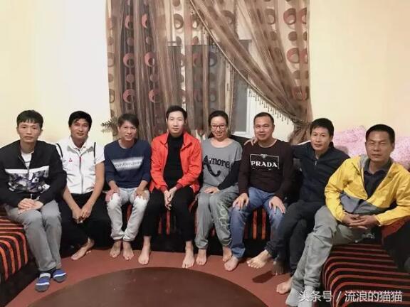　　Day 199. 非洲，勇敢者的乐园——探秘西非鱼粉厂  　　第三季：非洲  　　January 11. 2017  　　马里. 卡伊  　　车轮已经碾过：杭州(出发地)——内蒙古(出境)——俄罗斯——欧洲大陆——非洲大陆(摩洛哥——西撒哈拉——毛里塔尼亚——塞内加尔——马里)，目前在马里.卡伊  　　想要去的更远方：马里.卡伊——马里.巴马科——马里.杰内——科特迪瓦(布基纳法索)——加纳，欢迎偶遇哦~  　　    　　    　　    　　在毛里塔尼亚遇见的朋友们  　　    　　大家开玩笑的给我补过了一个生日  　　可是真的很开心啊!  　　    　　他说，事实证明，他的选择是正确的。  　　谈到创业的经验，他说，不急不躁、沉稳处事的扎根心态很重要，同时，让本地员工富裕起来也是公司的使命，只有共赢才能发展。  　　黄先生也是差不多的情况，觉得国内小企业发展空间很小，整天无所事事，灯红酒绿，厌倦了那样的生活，于是天性爱冒险的他，把自己抛到了非洲，来冒险，来淘金。  　　蔡先生竟然是迷上了三毛与荷西的爱情故事，跑到了撒哈拉，当时遇上了突尼斯政变，总统下台去了毛里塔尼亚，而他们也恰巧发现了鱼粉行业的商机，于是从一个外行跳到了鱼粉行业。  　　当时许多人反对他来这里投资，他也是第一批来考察鱼粉项目的中国人，期间走了许多的弯路，但是他坚持了下来，并且爱上了这片荒漠。  　　    　　海边许多这样的鱼粉厂  　　    　　今天当一天的记者  　　鱼粉厂内浓重的腥气  　　一开始受不了戴了口罩，渐渐地也就习惯了  　　    　　吴先生的鱼粉厂  　　如今，小小的努瓦迪布，遍布了二十多家鱼粉厂，其中大概有一半是中国人经营的。  　　二十多家鱼粉厂，沿着海岸边一字排开，蔚为壮观，更有许多正在新建的工厂。  　　一个鱼粉厂，从捕捞渔船到厂房，到生产线，要投入上千万资金，而且必须有当地政界有势力的朋友合伙才能顺利经营。但是鱼粉厂的利润也非常的可观，据说第一批淘金者几年就回收了成本，如今继续在扩大投资。  　　但是随着鱼粉厂的增加，越来越多的外国工业渔船的到来，渔业资源减少、竞争加剧的状况也在这里上演。  　　小z说，今年捞上来的鱼，只有去年的一半大小，当地的手工捕鱼也变得越来越困难，只有那些大型工业渔船跑到远洋才能捕获足够数量的鱼。  　　毛里塔尼亚政府是明确支持鼓励发展渔业的，在这里建厂投资，有许多政策倾斜，加上这里恰巧是沙丁鱼聚集地，又有低廉的劳动力，于是越来越多的鱼粉厂在这里兴建。  　　这些大大小小的鱼粉厂，给当地经济带来了活力，解决了许多人的就业问题，在一定程度上惠及了当地人。  　　一个非洲本地人，在鱼粉厂可以拿到1000-1500元的薪水，这在当地属于偏上水平了，所以当地人也很乐意来鱼粉厂工作。  　　当地人也很喜欢中国人，觉得中国人富有、聪明又勤劳，在努瓦迪布遇见了许多的笑容与友善——当然，也依然有不喜欢中国人的，甚至听说有朝中国人扔石头的。不过，总体来说，努瓦迪布是个很安全友善的城市，甚至女孩子晚上都可以随便出门逛街。  　　    　　    　　    　　    　　    　　    　　    　　    　　    　　渔港的盛况  　　走在鱼粉厂区域，看到的是热火朝天的场面。  　　一排排的当地人，穿着鲜艳的雨衣，赤着双脚，头上顶着一筐一筐的鱼，小步奔跑着从渔船涉水到岸边，忙碌的搬运着捕捞的成果。  　　这些鱼会被输送带送入流水线，通过机器对鲜鱼进行去油、脱水、粉碎等处理，提炼出鱼油和高质量的鱼粉。这些鱼粉被用于家畜和水产养殖业，作为饲料大量销往欧洲、中国、越南等地。而鱼油被送出去进行精加工，成为对身体很好的保健品。  　　一个小型鱼粉厂，一套设备和20几个工人，每天就可以处理大约200吨鲜鱼。  　　鱼粉行业利润可观，一顿鱼粉成本约为100美元，如今市场行情价大约1000-1500美元。  　　如此可观的利润，导致越来越多的资金涌入这里，不但有中国的，还有来自于世界其他国家的许多鱼粉厂在这里日益兴建。  　　    　　    　　    　　    　　鱼粉厂内的当地工人，很开心的让我给他们拍照  　　非洲这片即贫瘠又富饶的土地，如今正在成为冒险者的乐园，即使普通的打工者，来到这里，也可以拿到比国内高许多的薪水。  　　一般鱼粉厂的管理员，或者一个远洋渔船的中国员工，能拿到8-30万人民币左右的收入，远远高于他们在国内同行业的水平。  　　但是他们也要承受诸如水土不服，孤独，想家以及人身安全等等诸多的烦恼。  　　他们的日常生活非常的单调，没有国内丰富的休闲娱乐，没有畅快的网络，没有精彩的电视节目，还要忍受与家人分离的思念之苦，能吃上一口落胃的家乡菜都能感慨良久。  　　小z说，每周最大的盼头，就是周末跑到市区的中国餐馆，与朋友们热热闹闹的吃一顿火锅，让熟悉的麻辣香味畅快的滑入肠胃，才能缓解思乡之苦。  　　孤独是在异乡最大的感受，能用龟速的网络与家人视频一下，都无比幸福。  　　有些人实在忍受不了，回家了，也有些人，渐渐地爱上了非洲的生活，留了下来，甚至在这里扎根了。  　　非洲，正在成为冒险家的乐园，创业的沃土，许许多多具有冒险创新精神的人们涌入了这片土地，在这里上演一个个的传奇。  　　    　　最后的成品就是这一袋袋的鱼粉  　　    　　到努瓦迪布三天，居然两天赶上下雨  　　这是什么概念呢?  　　据说这里七八年就下几场雨!  　　    　　他们的穿着很特色  　　    　　表情帝  　　    　　一群年轻人拉着我给他们拍照  　　    　　这张照片，如果没有故事背景，  　　是不是有很多想象空间?  　　    　　灿烂的笑容  　　    　　这三个哥们真帅!  　　PS: 拍了一组鱼粉厂内部作业的照片，可是又觉得那未免过于专业，大部分朋友也没有兴趣看吧?想看的话留言哦，点赞多的话，下一期放上来。  　　再PS：从塞内加尔已经跑到了马里，一路上连轴转，终于可以在这里歇一下了，赶紧更新游记，不然真是担心健忘的我都忘光了呢!马里巴马科有位华人朋友开了修理厂，曾经给我留言过，可是当时网络不好没有记下来，如果看到信息可否再联系一下啊?小白一路颠簸，真的需要体检一下了!谢谢先~~  　　    　　文章来自：流浪的猫猫