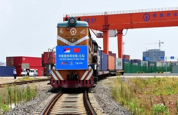 　　英媒称，由世界经济论坛谈全球化，至“一带一路”国际合作高峰论坛及“金砖国家峰会”，都反映出中国在倡导经济全球化、反对贸易主义并推动中国与新兴经济体及发展中国家的合作。  　　据英国广播公司网站9月20日报道，不少分析指出，中国有意提升在世界上的影响力，期望能撼动世界经济秩序。世界银行主席金墉曾经表示，“中国正在向成为一个大的领导国角色迈进”，形容中国的“一带一路”倡议是“宏伟的蓝图”。英国广播公司网站列举了如下大项目，分析为何这些基建如此重要：  　　一、中欧班列  　　中国目前营运多条来往中国与欧洲各城市的货运列车，把货品由中国各城市，运到伦敦、马德里、华沙等地。据新华社报道，中国铁路已经铺画了中欧班列运行线51条，国内开行城市达到28个，到达欧洲11个国家29个城市。  　　    　　今年年初，则刚开通了来往中国浙江义乌市和英国伦敦的货运铁路线，而中国通往西班牙马德里则是全球最长的火车服务，达13051公里，营运逾一年。  　　报道称，中国政府目标是要完善网络，务求货运列车能更快运送中国产品，但明显这是一个较昂贵的运货方法。  　　根据俄罗斯国营铁路公司，连接北京和莫斯科的高速铁路预计2025年会投入服务，届时只需30小时，便能贯穿这相距7000公里的城市。分析认为，中国正是通过这些大型铁路运输项目，去巩固其国际贸易地位。  　　二、亚洲火车网络  　　未来至少有两大项目值得关注——泛亚铁路和印尼高铁。  　　中国正积极推动泛亚铁路建设，这项计划是希望透过铁路，连接中国昆明至老挝，延伸至曼谷、吉隆坡，最后直达新加坡，其他路线则连接越南、柬埔寨、缅甸等地，意味着整个交通网络将连在一起。  　　    　　此外，2015年，中国击败日本取得兴建印尼高铁的项目，这一高铁将连接相隔140公里的印尼首都雅加达及第三大城市万隆，这是中国首个海外高铁项目，因而备受关注。  　　三、中巴经济走廊  　　中国和巴基斯坦一直关系密切，中巴经济走廊是中国在巴基斯坦的一系列投资。  　　   ▲中巴经济走廊示意图  　　当中最重要的中国大力投资的瓜达尔港口，有助中国开拓西部通往中东和非洲的贸易线，不需要依赖马六甲海峡，瓜达尔港口亦邻近波斯湾，方便从中东进口石油。经由瓜达尔港运往新疆的陆路则只有3000公里，再从新疆到中国内地省份也只有3500公里。  　　四、科伦坡港  　　中国的“一带一路”倡议并不局限于陆路，港口亦是中方的目标，例如斯里兰卡的科伦坡港。  　　    　　▲科伦坡港局部图  　　五、非洲项目  　　中国铁路“走出去”的步伐亦偏及非洲，正在承建肯尼亚内罗毕及蒙巴萨的铁路，这计划是未来东非交通网络的一部分，会连接乌干达、南苏丹、卢旺达等国家，这个网络亦连接埃塞俄比亚首都亚的斯亚贝巴。  　　   ▲塞俄首都亚的斯亚贝巴附近，一列试运行列车在亚吉铁路上行驶  　　中国亦完成兴建连接斯亚贝巴和吉布提的亚吉铁路。  　　美国海军战争学院海事专家彼得·达顿认为这是重大战略性发展，中国正在非洲扩充海上实力。  　　文章来自：参考消息