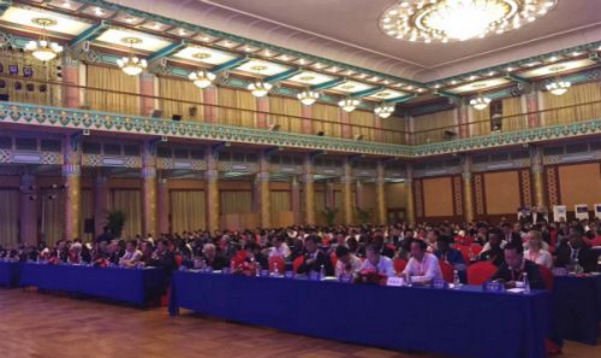 　　9月15日，由中国非洲经贸投资促进会、中国国际经贸投资集团、中非友谊基金会有限公司主办，中兴通讯网信科技有限公司、洛阳志道科技集团、蓝速隆华物流股份有限公司协办，中非金融服务有限公司、中非跨境电商有限公司、非洲家家亮集团有限公司支持的“‘一带一路’中非合作发展论坛”暨“首届中非友谊贡献奖颁奖盛典”在北京隆重举行。  　　    　　论坛现场  　　     　　会议现场  　　第十届全国人大外事委员会副主任、中共中央对外联络部原副部长马文普，全国工商联副主席桓玉珊，国务院机关事务管理局原局长王尔云，全国政协秘书局原局长姚平定，河北军区司令戴凤秀将军，中央军民融合办秘书长高东广将军，中国外交部干部司原司长刘玉和 ，中国商务部外国投资管理司原司长刘作章，中国人社部社保司原司长，中央政策研究室政研室调研员赵云博，国家发改委人力资源委员会原秘书长林华，国家发改委国际合作中心副主任宋功美，非洲驻华大使团团长、马达加斯加驻华大使维克托等23个非洲国家驻华大使、参赞、商务代表和中国前驻马里、科特迪瓦大使刘立德，中国前驻马达加斯加大使马志学，中国前驻喀麦隆、加蓬大使薛金维，中国前驻塞内加尔大使龚元兴，中国前驻安哥拉大使蒋元德，中国前驻布隆迪大使冯志军，中国前驻卢旺达大使戚德恩，中国前驻喀麦隆大使王四法，中国前驻中非、驻尼日尔大使石虎，中国前驻赤道几内亚大使许昌财，中国前驻苏丹和阿曼大使邓绍勤，中国前驻加蓬共和国大使郭天民，中国前驻肯尼亚大使郭崇立，中国前驻毛里求斯大使高玉琛，中国前驻刚果(金)、中非共和国大使崔永乾，联合国环境署前代表张雨田,枣庄市招商局局长岳增波，中国非洲经贸投资促进会会长秦金玮，新华社半月谈杂志社主任王京忠，中兴通讯网信科技有限公司董事长张任军、洛阳志道科技集团董事长孙伟畯，国家发改委丝路国际产能合作促进中心项目副主任徐勇，中国电子商务协会新兴产业促进委员会主任梁伟锋，中国国际经济技术合作促进会海外联合工作委员执行会长郑帅，中国亚洲经济发展协会海外合作委员会会长黄兆锦等领导和国内外嘉宾及新闻媒体记者400多人出席了会议。  　　     　　中国非洲经贸投资促进会会长、中非友谊基金会有限公司主席秦金玮致辞  　　     　　第十届全国人大外事委员会副主任、中共中央对外联络部原副部长马文普致辞  　　     　　非洲驻华大使团团长、马达加斯加驻华大使维克托先生致辞  　　     　　中国前驻刚果(金)、中非共和国大使崔永乾致辞  　　会上，第十届全国人大外事委员会副主任、中共中央对外联络部原副部长马文普致辞说：“一带一路”倡议提出了“共商、共建、共享”，是为实现伟大的“中国梦”而制定的，同时也是“一带一路”沿线国家及非洲人民实现民族复兴的发展战略，双方具有共同目标和发展诉求，伴随着“一带一路”倡议的落实和不断融合，中国和非洲各国的合作将更加紧密，向着共同的目标携手共进。  　　非洲驻华大使团团长、马达加斯加驻华大使维克托致辞说：“一带一路”中非合作发展论坛已经成为双方政策沟通的平台，有力推动了中非的全方位合作;中国在非洲修建大量基础设施，有力促进了非洲大陆的一体化;中非贸易飞速增长，推动双方经济的发展，频繁的高层和民间交往，更是沟通了彼此民心，中非成为“命运共同体”，中非贸促会秦金玮会长多年来致力于中非经贸合作和文化交流，为中非友谊做出来杰出的贡献，是非洲人民的好朋友，他提出的在非洲建设中非友谊小镇等六大项目，都是非洲国家急需的，希望尽早的实施建设，我们会提供多方面的帮助和支持。希望“一带一路中非合作发展论坛”成为中非经贸投资合作一个高端的平台，祝中非友谊源远流长。  　　中国非洲经贸投资促进会会长秦金玮致辞说：“当前，中国发展正站在新的起点上。我们将深入贯彻创新、协调、绿色、开放、共享的发展理念，不断适应、把握、引领经济发展新常态，积极推进供给侧结构性改革，实现持续发展，为“一带一路”注入强大动力，为世界发展带来新的机遇。非洲联盟第21届首脑会议也提出了“2063年愿景”发展战略，现在的非洲大陆到处可以看到欣欣向荣、蓬勃发展景象，今天的非洲是一个充满着希望的大陆。中非合作转型升级正当其时，中国有产业转移的需要，走上工业化的非洲也有很高产业转移的承接度”。  　　秦金玮表示，今后重点在非洲投资建设中非友谊城(小镇)，建有工业制造园区，商贸保税物流园区，文化旅游园区，教育医疗生活社区。二是互联网电子商务、非洲家家亮工程、让没有电的家庭利用太阳也有电用。三是投资风力发电和太阳能发电项目。四是投资新能源汽车生产项目。五是低空飞机制造和建设飞机场项目。六是中非农业合作，农业机械、农业技术、农业开发。中非贸促会愿与各位企业家到非洲这样一个潜在的大市场，去开展贸易，投资兴业，去帮助非洲实现工业化，实现共同发展，互利共赢。  　　     　　会议前与部分非洲驻华大使合影  　　     　　本次论坛上，为中非外交事业做出贡献的中国前驻非洲大使颁发“中非友谊贡献奖”  　　     　　为中非外交事业做出突出贡献的非洲驻华大使维克托先生,颁发“中非友谊贡献奖”,并奖给“志道宇能新能源电动汽车”一辆。  　　“一带一路”中非合作发展论坛的胜利召开是对“一带一路”走进非洲的有利促进，促进了中国这个世界上最大的发展中国家与非洲这片发展中国家最集中地区的全方位合作，是对“一带一路”政策中提出的政策沟通、设施联通、贸易畅通、资金融通、民心互通五大合作重点的有力实践，极大地推动各中非关系的发展。  　　记者了解到，今年底中非贸促会还将在埃塞俄比亚首都亚当斯贝巴、联合国非洲经济委员会举办“一带一路中非投资高峰论坛,会后组织到肯尼亚访问考察，让更多的中国企业家走进非洲、了解非洲、投资非洲、发展非洲。  　　文章来自：中国网