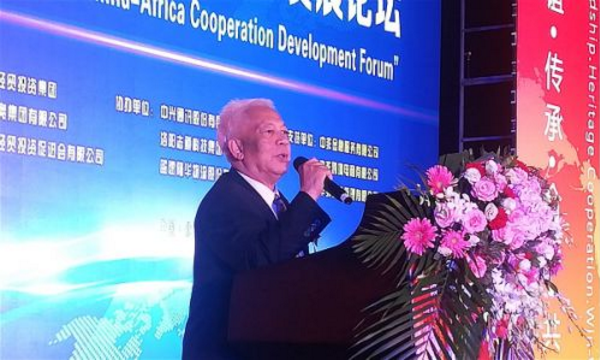 　　9月15日，由中国非洲经贸投资促进会、中国国际经贸投资集团、中非友谊基金会有限公司主办，中兴通讯网信科技有限公司、洛阳志道科技集团、蓝速隆华物流股份有限公司协办，中非金融服务有限公司、中非跨境电商有限公司、非洲家家亮集团有限公司支持的“‘一带一路’中非合作发展论坛”暨“首届中非友谊贡献奖颁奖盛典”在北京隆重举行。  　　    　　论坛现场  　　     　　会议现场  　　第十届全国人大外事委员会副主任、中共中央对外联络部原副部长马文普，全国工商联副主席桓玉珊，国务院机关事务管理局原局长王尔云，全国政协秘书局原局长姚平定，河北军区司令戴凤秀将军，中央军民融合办秘书长高东广将军，中国外交部干部司原司长刘玉和 ，中国商务部外国投资管理司原司长刘作章，中国人社部社保司原司长，中央政策研究室政研室调研员赵云博，国家发改委人力资源委员会原秘书长林华，国家发改委国际合作中心副主任宋功美，非洲驻华大使团团长、马达加斯加驻华大使维克托等23个非洲国家驻华大使、参赞、商务代表和中国前驻马里、科特迪瓦大使刘立德，中国前驻马达加斯加大使马志学，中国前驻喀麦隆、加蓬大使薛金维，中国前驻塞内加尔大使龚元兴，中国前驻安哥拉大使蒋元德，中国前驻布隆迪大使冯志军，中国前驻卢旺达大使戚德恩，中国前驻喀麦隆大使王四法，中国前驻中非、驻尼日尔大使石虎，中国前驻赤道几内亚大使许昌财，中国前驻苏丹和阿曼大使邓绍勤，中国前驻加蓬共和国大使郭天民，中国前驻肯尼亚大使郭崇立，中国前驻毛里求斯大使高玉琛，中国前驻刚果(金)、中非共和国大使崔永乾，联合国环境署前代表张雨田,枣庄市招商局局长岳增波，中国非洲经贸投资促进会会长秦金玮，新华社半月谈杂志社主任王京忠，中兴通讯网信科技有限公司董事长张任军、洛阳志道科技集团董事长孙伟畯，国家发改委丝路国际产能合作促进中心项目副主任徐勇，中国电子商务协会新兴产业促进委员会主任梁伟锋，中国国际经济技术合作促进会海外联合工作委员执行会长郑帅，中国亚洲经济发展协会海外合作委员会会长黄兆锦等领导和国内外嘉宾及新闻媒体记者400多人出席了会议。  　　     　　中国非洲经贸投资促进会会长、中非友谊基金会有限公司主席秦金玮致辞  　　     　　第十届全国人大外事委员会副主任、中共中央对外联络部原副部长马文普致辞  　　     　　非洲驻华大使团团长、马达加斯加驻华大使维克托先生致辞  　　     　　中国前驻刚果(金)、中非共和国大使崔永乾致辞  　　会上，第十届全国人大外事委员会副主任、中共中央对外联络部原副部长马文普致辞说：“一带一路”倡议提出了“共商、共建、共享”，是为实现伟大的“中国梦”而制定的，同时也是“一带一路”沿线国家及非洲人民实现民族复兴的发展战略，双方具有共同目标和发展诉求，伴随着“一带一路”倡议的落实和不断融合，中国和非洲各国的合作将更加紧密，向着共同的目标携手共进。  　　非洲驻华大使团团长、马达加斯加驻华大使维克托致辞说：“一带一路”中非合作发展论坛已经成为双方政策沟通的平台，有力推动了中非的全方位合作;中国在非洲修建大量基础设施，有力促进了非洲大陆的一体化;中非贸易飞速增长，推动双方经济的发展，频繁的高层和民间交往，更是沟通了彼此民心，中非成为“命运共同体”，中非贸促会秦金玮会长多年来致力于中非经贸合作和文化交流，为中非友谊做出来杰出的贡献，是非洲人民的好朋友，他提出的在非洲建设中非友谊小镇等六大项目，都是非洲国家急需的，希望尽早的实施建设，我们会提供多方面的帮助和支持。希望“一带一路中非合作发展论坛”成为中非经贸投资合作一个高端的平台，祝中非友谊源远流长。  　　中国非洲经贸投资促进会会长秦金玮致辞说：“当前，中国发展正站在新的起点上。我们将深入贯彻创新、协调、绿色、开放、共享的发展理念，不断适应、把握、引领经济发展新常态，积极推进供给侧结构性改革，实现持续发展，为“一带一路”注入强大动力，为世界发展带来新的机遇。非洲联盟第21届首脑会议也提出了“2063年愿景”发展战略，现在的非洲大陆到处可以看到欣欣向荣、蓬勃发展景象，今天的非洲是一个充满着希望的大陆。中非合作转型升级正当其时，中国有产业转移的需要，走上工业化的非洲也有很高产业转移的承接度”。  　　秦金玮表示，今后重点在非洲投资建设中非友谊城(小镇)，建有工业制造园区，商贸保税物流园区，文化旅游园区，教育医疗生活社区。二是互联网电子商务、非洲家家亮工程、让没有电的家庭利用太阳也有电用。三是投资风力发电和太阳能发电项目。四是投资新能源汽车生产项目。五是低空飞机制造和建设飞机场项目。六是中非农业合作，农业机械、农业技术、农业开发。中非贸促会愿与各位企业家到非洲这样一个潜在的大市场，去开展贸易，投资兴业，去帮助非洲实现工业化，实现共同发展，互利共赢。  　　     　　会议前与部分非洲驻华大使合影  　　     　　本次论坛上，为中非外交事业做出贡献的中国前驻非洲大使颁发“中非友谊贡献奖”  　　     　　为中非外交事业做出突出贡献的非洲驻华大使维克托先生,颁发“中非友谊贡献奖”,并奖给“志道宇能新能源电动汽车”一辆。  　　“一带一路”中非合作发展论坛的胜利召开是对“一带一路”走进非洲的有利促进，促进了中国这个世界上最大的发展中国家与非洲这片发展中国家最集中地区的全方位合作，是对“一带一路”政策中提出的政策沟通、设施联通、贸易畅通、资金融通、民心互通五大合作重点的有力实践，极大地推动各中非关系的发展。  　　记者了解到，今年底中非贸促会还将在埃塞俄比亚首都亚当斯贝巴、联合国非洲经济委员会举办“一带一路中非投资高峰论坛,会后组织到肯尼亚访问考察，让更多的中国企业家走进非洲、了解非洲、投资非洲、发展非洲。  　　文章来自：中国网