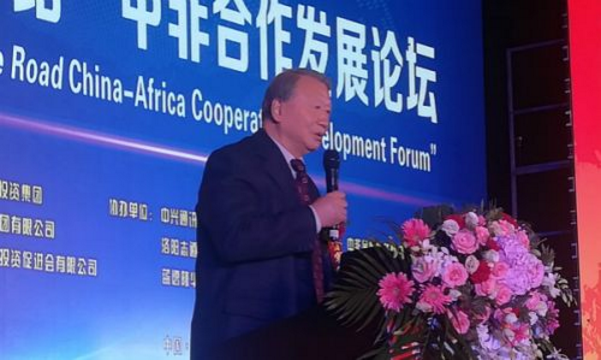 　　9月15日，由中国非洲经贸投资促进会、中国国际经贸投资集团、中非友谊基金会有限公司主办，中兴通讯网信科技有限公司、洛阳志道科技集团、蓝速隆华物流股份有限公司协办，中非金融服务有限公司、中非跨境电商有限公司、非洲家家亮集团有限公司支持的“‘一带一路’中非合作发展论坛”暨“首届中非友谊贡献奖颁奖盛典”在北京隆重举行。  　　    　　论坛现场  　　     　　会议现场  　　第十届全国人大外事委员会副主任、中共中央对外联络部原副部长马文普，全国工商联副主席桓玉珊，国务院机关事务管理局原局长王尔云，全国政协秘书局原局长姚平定，河北军区司令戴凤秀将军，中央军民融合办秘书长高东广将军，中国外交部干部司原司长刘玉和 ，中国商务部外国投资管理司原司长刘作章，中国人社部社保司原司长，中央政策研究室政研室调研员赵云博，国家发改委人力资源委员会原秘书长林华，国家发改委国际合作中心副主任宋功美，非洲驻华大使团团长、马达加斯加驻华大使维克托等23个非洲国家驻华大使、参赞、商务代表和中国前驻马里、科特迪瓦大使刘立德，中国前驻马达加斯加大使马志学，中国前驻喀麦隆、加蓬大使薛金维，中国前驻塞内加尔大使龚元兴，中国前驻安哥拉大使蒋元德，中国前驻布隆迪大使冯志军，中国前驻卢旺达大使戚德恩，中国前驻喀麦隆大使王四法，中国前驻中非、驻尼日尔大使石虎，中国前驻赤道几内亚大使许昌财，中国前驻苏丹和阿曼大使邓绍勤，中国前驻加蓬共和国大使郭天民，中国前驻肯尼亚大使郭崇立，中国前驻毛里求斯大使高玉琛，中国前驻刚果(金)、中非共和国大使崔永乾，联合国环境署前代表张雨田,枣庄市招商局局长岳增波，中国非洲经贸投资促进会会长秦金玮，新华社半月谈杂志社主任王京忠，中兴通讯网信科技有限公司董事长张任军、洛阳志道科技集团董事长孙伟畯，国家发改委丝路国际产能合作促进中心项目副主任徐勇，中国电子商务协会新兴产业促进委员会主任梁伟锋，中国国际经济技术合作促进会海外联合工作委员执行会长郑帅，中国亚洲经济发展协会海外合作委员会会长黄兆锦等领导和国内外嘉宾及新闻媒体记者400多人出席了会议。  　　     　　中国非洲经贸投资促进会会长、中非友谊基金会有限公司主席秦金玮致辞  　　     　　第十届全国人大外事委员会副主任、中共中央对外联络部原副部长马文普致辞  　　     　　非洲驻华大使团团长、马达加斯加驻华大使维克托先生致辞  　　     　　中国前驻刚果(金)、中非共和国大使崔永乾致辞  　　会上，第十届全国人大外事委员会副主任、中共中央对外联络部原副部长马文普致辞说：“一带一路”倡议提出了“共商、共建、共享”，是为实现伟大的“中国梦”而制定的，同时也是“一带一路”沿线国家及非洲人民实现民族复兴的发展战略，双方具有共同目标和发展诉求，伴随着“一带一路”倡议的落实和不断融合，中国和非洲各国的合作将更加紧密，向着共同的目标携手共进。  　　非洲驻华大使团团长、马达加斯加驻华大使维克托致辞说：“一带一路”中非合作发展论坛已经成为双方政策沟通的平台，有力推动了中非的全方位合作;中国在非洲修建大量基础设施，有力促进了非洲大陆的一体化;中非贸易飞速增长，推动双方经济的发展，频繁的高层和民间交往，更是沟通了彼此民心，中非成为“命运共同体”，中非贸促会秦金玮会长多年来致力于中非经贸合作和文化交流，为中非友谊做出来杰出的贡献，是非洲人民的好朋友，他提出的在非洲建设中非友谊小镇等六大项目，都是非洲国家急需的，希望尽早的实施建设，我们会提供多方面的帮助和支持。希望“一带一路中非合作发展论坛”成为中非经贸投资合作一个高端的平台，祝中非友谊源远流长。  　　中国非洲经贸投资促进会会长秦金玮致辞说：“当前，中国发展正站在新的起点上。我们将深入贯彻创新、协调、绿色、开放、共享的发展理念，不断适应、把握、引领经济发展新常态，积极推进供给侧结构性改革，实现持续发展，为“一带一路”注入强大动力，为世界发展带来新的机遇。非洲联盟第21届首脑会议也提出了“2063年愿景”发展战略，现在的非洲大陆到处可以看到欣欣向荣、蓬勃发展景象，今天的非洲是一个充满着希望的大陆。中非合作转型升级正当其时，中国有产业转移的需要，走上工业化的非洲也有很高产业转移的承接度”。  　　秦金玮表示，今后重点在非洲投资建设中非友谊城(小镇)，建有工业制造园区，商贸保税物流园区，文化旅游园区，教育医疗生活社区。二是互联网电子商务、非洲家家亮工程、让没有电的家庭利用太阳也有电用。三是投资风力发电和太阳能发电项目。四是投资新能源汽车生产项目。五是低空飞机制造和建设飞机场项目。六是中非农业合作，农业机械、农业技术、农业开发。中非贸促会愿与各位企业家到非洲这样一个潜在的大市场，去开展贸易，投资兴业，去帮助非洲实现工业化，实现共同发展，互利共赢。  　　     　　会议前与部分非洲驻华大使合影  　　     　　本次论坛上，为中非外交事业做出贡献的中国前驻非洲大使颁发“中非友谊贡献奖”  　　     　　为中非外交事业做出突出贡献的非洲驻华大使维克托先生,颁发“中非友谊贡献奖”,并奖给“志道宇能新能源电动汽车”一辆。  　　“一带一路”中非合作发展论坛的胜利召开是对“一带一路”走进非洲的有利促进，促进了中国这个世界上最大的发展中国家与非洲这片发展中国家最集中地区的全方位合作，是对“一带一路”政策中提出的政策沟通、设施联通、贸易畅通、资金融通、民心互通五大合作重点的有力实践，极大地推动各中非关系的发展。  　　记者了解到，今年底中非贸促会还将在埃塞俄比亚首都亚当斯贝巴、联合国非洲经济委员会举办“一带一路中非投资高峰论坛,会后组织到肯尼亚访问考察，让更多的中国企业家走进非洲、了解非洲、投资非洲、发展非洲。  　　文章来自：中国网