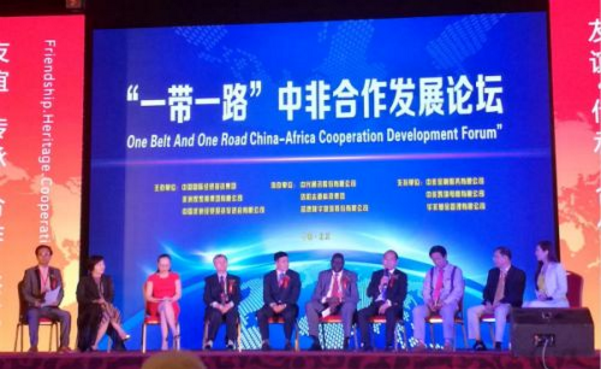 　　9月15日，由中国非洲经贸投资促进会、中国国际经贸投资集团、中非友谊基金会有限公司主办，中兴通讯网信科技有限公司、洛阳志道科技集团、蓝速隆华物流股份有限公司协办，中非金融服务有限公司、中非跨境电商有限公司、非洲家家亮集团有限公司支持的“‘一带一路’中非合作发展论坛”暨“首届中非友谊贡献奖颁奖盛典”在北京隆重举行。  　　    　　论坛现场  　　     　　会议现场  　　第十届全国人大外事委员会副主任、中共中央对外联络部原副部长马文普，全国工商联副主席桓玉珊，国务院机关事务管理局原局长王尔云，全国政协秘书局原局长姚平定，河北军区司令戴凤秀将军，中央军民融合办秘书长高东广将军，中国外交部干部司原司长刘玉和 ，中国商务部外国投资管理司原司长刘作章，中国人社部社保司原司长，中央政策研究室政研室调研员赵云博，国家发改委人力资源委员会原秘书长林华，国家发改委国际合作中心副主任宋功美，非洲驻华大使团团长、马达加斯加驻华大使维克托等23个非洲国家驻华大使、参赞、商务代表和中国前驻马里、科特迪瓦大使刘立德，中国前驻马达加斯加大使马志学，中国前驻喀麦隆、加蓬大使薛金维，中国前驻塞内加尔大使龚元兴，中国前驻安哥拉大使蒋元德，中国前驻布隆迪大使冯志军，中国前驻卢旺达大使戚德恩，中国前驻喀麦隆大使王四法，中国前驻中非、驻尼日尔大使石虎，中国前驻赤道几内亚大使许昌财，中国前驻苏丹和阿曼大使邓绍勤，中国前驻加蓬共和国大使郭天民，中国前驻肯尼亚大使郭崇立，中国前驻毛里求斯大使高玉琛，中国前驻刚果(金)、中非共和国大使崔永乾，联合国环境署前代表张雨田,枣庄市招商局局长岳增波，中国非洲经贸投资促进会会长秦金玮，新华社半月谈杂志社主任王京忠，中兴通讯网信科技有限公司董事长张任军、洛阳志道科技集团董事长孙伟畯，国家发改委丝路国际产能合作促进中心项目副主任徐勇，中国电子商务协会新兴产业促进委员会主任梁伟锋，中国国际经济技术合作促进会海外联合工作委员执行会长郑帅，中国亚洲经济发展协会海外合作委员会会长黄兆锦等领导和国内外嘉宾及新闻媒体记者400多人出席了会议。  　　     　　中国非洲经贸投资促进会会长、中非友谊基金会有限公司主席秦金玮致辞  　　     　　第十届全国人大外事委员会副主任、中共中央对外联络部原副部长马文普致辞  　　     　　非洲驻华大使团团长、马达加斯加驻华大使维克托先生致辞  　　     　　中国前驻刚果(金)、中非共和国大使崔永乾致辞  　　会上，第十届全国人大外事委员会副主任、中共中央对外联络部原副部长马文普致辞说：“一带一路”倡议提出了“共商、共建、共享”，是为实现伟大的“中国梦”而制定的，同时也是“一带一路”沿线国家及非洲人民实现民族复兴的发展战略，双方具有共同目标和发展诉求，伴随着“一带一路”倡议的落实和不断融合，中国和非洲各国的合作将更加紧密，向着共同的目标携手共进。  　　非洲驻华大使团团长、马达加斯加驻华大使维克托致辞说：“一带一路”中非合作发展论坛已经成为双方政策沟通的平台，有力推动了中非的全方位合作;中国在非洲修建大量基础设施，有力促进了非洲大陆的一体化;中非贸易飞速增长，推动双方经济的发展，频繁的高层和民间交往，更是沟通了彼此民心，中非成为“命运共同体”，中非贸促会秦金玮会长多年来致力于中非经贸合作和文化交流，为中非友谊做出来杰出的贡献，是非洲人民的好朋友，他提出的在非洲建设中非友谊小镇等六大项目，都是非洲国家急需的，希望尽早的实施建设，我们会提供多方面的帮助和支持。希望“一带一路中非合作发展论坛”成为中非经贸投资合作一个高端的平台，祝中非友谊源远流长。  　　中国非洲经贸投资促进会会长秦金玮致辞说：“当前，中国发展正站在新的起点上。我们将深入贯彻创新、协调、绿色、开放、共享的发展理念，不断适应、把握、引领经济发展新常态，积极推进供给侧结构性改革，实现持续发展，为“一带一路”注入强大动力，为世界发展带来新的机遇。非洲联盟第21届首脑会议也提出了“2063年愿景”发展战略，现在的非洲大陆到处可以看到欣欣向荣、蓬勃发展景象，今天的非洲是一个充满着希望的大陆。中非合作转型升级正当其时，中国有产业转移的需要，走上工业化的非洲也有很高产业转移的承接度”。  　　秦金玮表示，今后重点在非洲投资建设中非友谊城(小镇)，建有工业制造园区，商贸保税物流园区，文化旅游园区，教育医疗生活社区。二是互联网电子商务、非洲家家亮工程、让没有电的家庭利用太阳也有电用。三是投资风力发电和太阳能发电项目。四是投资新能源汽车生产项目。五是低空飞机制造和建设飞机场项目。六是中非农业合作，农业机械、农业技术、农业开发。中非贸促会愿与各位企业家到非洲这样一个潜在的大市场，去开展贸易，投资兴业，去帮助非洲实现工业化，实现共同发展，互利共赢。  　　     　　会议前与部分非洲驻华大使合影  　　     　　本次论坛上，为中非外交事业做出贡献的中国前驻非洲大使颁发“中非友谊贡献奖”  　　     　　为中非外交事业做出突出贡献的非洲驻华大使维克托先生,颁发“中非友谊贡献奖”,并奖给“志道宇能新能源电动汽车”一辆。  　　“一带一路”中非合作发展论坛的胜利召开是对“一带一路”走进非洲的有利促进，促进了中国这个世界上最大的发展中国家与非洲这片发展中国家最集中地区的全方位合作，是对“一带一路”政策中提出的政策沟通、设施联通、贸易畅通、资金融通、民心互通五大合作重点的有力实践，极大地推动各中非关系的发展。  　　记者了解到，今年底中非贸促会还将在埃塞俄比亚首都亚当斯贝巴、联合国非洲经济委员会举办“一带一路中非投资高峰论坛,会后组织到肯尼亚访问考察，让更多的中国企业家走进非洲、了解非洲、投资非洲、发展非洲。  　　文章来自：中国网