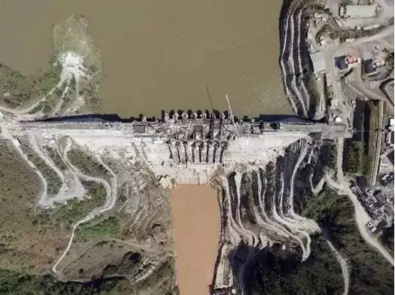 　　相信大家都知道  　　最近几年中国在非洲没少援建和投资  　　尤其是铁路和公路这两大基建项目  　　俗话说得好  　　要想富先修路嘛  　　对此，西方媒体总有些酸溜溜的论调  　　比如BBC就曾断言  　　“肯尼亚根本修不出高速铁路  　　谁要如此妄想简直是疯了”  　　但是让人没想到的是  　　去年五月底，中国援建肯尼亚的  　　蒙内铁路  　　就酱开通了  　　小编就想问问BBC脸疼不疼  　　    　　图：蒙内铁路通车时肯尼亚举国欢庆  　　不过BBC闭嘴了  　　国内却又有些人不高兴了  　　他们总觉得中国人在是赔本赚吆喝  　　比如下面这位：  　　    　　每当国内有什么物资短缺啊  　　自然灾害什么的  　　总有些网友会跳出来说  　　我们每年援建非洲600亿  　　怎么就不能拿出来点零头  　　帮一把受苦的中国人?  　　然而事实果真如此么?  　　经过小编一番细致的调查  　　发现中国人不仅没亏本  　　还赚的一塌糊涂  　　我天朝是怎么做到的呢?  　　    　　这就要先从我们跟非洲的交情讲起  　　就拿刚才提到的蒙内铁路说把  　　中国人修完这铁路还顺手拍了个纪录片  　　叫《我的铁路，我的梦》  　　这片子可不得了  　　在肯尼亚播出第一天就有650万播放量  　　(肯尼亚全国只有4800万人)  　　收视率简直爆炸啊!  　　在Youtube的评论里  　　他们是这样说的  　　    　　    　　这条蒙内铁路  　　连接着非洲第二大港蒙巴萨  　　和肯尼亚首府内罗毕  　　如果说经济是撑起一国的脊梁  　　那说这条铁路  　　对肯尼亚有再造之恩也不为过  　　    　　在此之前  　　肯尼亚ayinnek的轨道交通几乎是0  　　他们仅有的一条铁路  　　是100多年前  　　英国人为了方便从殖民地  　　运走非洲的粮食和矿产资源修的  　　因为轨距实在太窄了(只有1米)  　　也被叫做“米轨铁路”  　　    　　当时为了快点修完  　　英国人征集了30000名非洲劳工  　　结果因为修筑难度实在太高  　　又赶上几十年一遇的疫病  　　到完工时，竟有9000多人的死伤  　　可以说  　　这条是带血的铁路  　　    　　图：英国人修建的米轨铁路  　　时至今日，这条铁路历经百年  　　已经变得坑坑洼洼、破败不堪  　　平均时速竟然不足30km  　　还不如骑得快一点的自行车  　　最夸张的时候  　　一晚上只能走10km  　　    　　直接导致  　　肯尼亚人如果想买点别国的生活用品  　　或是把国内的咖啡豆的矿石卖出去  　　唯一的选择就是  　　自己那条双向单车道的国道  　　    　　这样做的结果是  　　非但没有解决货运问题  　　还把国道也整瘫痪了  　　短短480公里的路  　　要走9小时不说，运费还高的吓人  　　    　　更要命的是  　　因为拥挤不安、事故频发  　　每年有3000人要死在这条路上  　　简直成了“死亡之路”  　　    　　对此  　　一直宣扬人道主义的欧美国家  　　因为觉得肯尼亚无比落后  　　就算修了铁路  　　也收不回成本  　　一个个躲得远远地  　　生怕肯尼亚政府求到他们  　　肯尼亚人自己造不出  　　也没有人愿意帮他们  　　真的非常绝望  　　就是在这个万念俱灰的时刻  　　中国人来了  　　结果就是，没过两年时间  　　中国人就帮他们修出了新铁路  　　画风是这样的  　　    　　他们小卖部一样的车站  　　也随之变成了这样：  　　    　　图：新内罗毕站  　　原本24小时的铁路行程  　　如今4小时就搞定了  　　通车之日  　　肯尼亚总统肯雅塔连发11条推特  　　表达自己的喜悦之情  　　    　　图：来自肯尼亚总统微博  　　当天到场的肯尼亚各路名人政要  　　纷纷拿出手机  　　在朋友圈晒自己和新铁路的合影  　　    　　而且，中国修这条路  　　仅仅花了两年半的时间  　　在这个过程里  　　不仅没死过人  　　还给4.6万当地人带来了工作  　　    　　图：蒙内铁路员工培训  　　亭亭玉立的肯尼亚列车员  　　也是按照中国高铁列车员的规范  　　组建起来的  　　    　　图：蒙内铁路非洲乘务员  　　还顺带培养了1122名当地铁路运营人才  　　援建了3所学校  　　组织了220次公益活动  　　惠及了12000名肯尼亚人  　　    　　图：中国援建的肯尼亚学校  　　等年底蒙内铁路货运开通时  　　还能给肯尼亚经济  　　带来个年均1.5%的小幅攀升  　　    　　而这才仅仅是  　　我们对非洲所有援建的一丢丢而已  　　实际上，中国已经在非洲  　　投资建设了5000多公里的铁路  　　和5000多公里的公路  　　   图：截止2016年3月，我国在非洲投资的铁路项目  　　投建了非洲最大的水电站  　　援建的学校和医院更是不计其数  　　    　　图：中国援建的水电站  　　    　　仅以铁路为例  　　我们50年前修筑的坦赞铁路  　　换来的是一票非洲兄弟  　　联手把我们送了进联合国常任理事国  　　不仅在政治上  　　在经济上，我们也是稳赚不赔的  　　现在援建项目的资金  　　大多来自于中国对非洲的两优贷款  　　这种贷款模式明确要求  　　由中方企业为总承包商/出口商，设备、技术、材料和服务优先从中国采购  　　这几乎保证了援非项目  　　60%的资金投入直接流回国内  　　而贷款的偿还  　　则是以铁路的营收  　　和非洲国家的石油、矿产等资源做保的  　　    　　如果说近期利益可以帮我们收回成本  　　那么从远期利益来说  　　我们简直是一本万利  　　等铁路修好了交通便利了  　　我们的公司就可以入驻非洲了  　　后续各种生活用品、家电  　　甚至手机、电脑等等  　　都会随着基建的完善而卖得越来越好  　　同事非洲兄弟也会成为我们企业的员工  　　帮我们赚钱  　　    　　根据数据统计，中非之间的贸易额  　　在最近十几年内  　　猛增了好几十倍  　　直接冲到2200亿美元每年  　　    　　连续6年成为非洲最大贸易伙伴  　　把美日远远摔在后面  　　    　　对于许多中国民企来说  　　看准时机进入非洲  　　也就意味着大赚一笔  　　比如，以手机行业为例  　　华为自1997年进入非洲市场以来  　　已经取代爱立信、西门子  　　成为北非最大的通讯设备供应商  　　在南非也排到了第二位  　　OPPO、传音手机等品牌的手机  　　也在非洲有口皆碑  　　    　　而且像这样赚钱的中国公司  　　在非洲简直多到爆炸  　　    　　所以说中国投资的钱大部分还是  　　落到了我们自己手里  　　也就是说  　　我们给肯尼亚修铁路的投入  　　早晚会以各种方式  　　成倍地收回来  　　    　　回过头来看看  　　欧美人这边呢，就很尴尬了  　　他们当初嫌非洲基础设施差纷纷掉头走人  　　如今眼看中国人赚了钱  　　非洲人民也富起来  　　竟急红了眼  　　指责说中国在非洲是殖民  　　    　　可欧美人自己又做了什么呢?  　　每个被他们盯上的非洲国家  　　都仿佛中了“石油诅咒”一般  　　尼日利亚发现大量石油资源  　　原本应该像沙特一般富足起来  　　结果石油是开采出来了  　　钱却被西方势力瓜分了  　　留给他们自己的是  　　满目疮痍的环境  　　每天不到1美元的收入  　　和平均减寿十年的穷苦百姓  　　这几年  　　他们又打着民主、自由的名义  　　对北非几个石油国家指手画脚  　　结果不仅石油没抢到  　　却把原本平稳发展的叙利亚  　　搞得民不聊生  　　30万人死于战争  　　400万人流离失所  　　让曾经富甲非洲的利比亚人  　　争相逃离家园  　　大批涌入欧美  　　    　　图：北非难民儿童  　　如今看来，这一局  　　欧美彻底输了  　　而我们在非洲的基建  　　反而像是一枚特大号的全家桶  　　是从铁路到建筑到家电到军火的  　　一条龙套餐  　　    　　假如非洲、中国和欧洲  　　有一个微信群的话  　　想必他们的群聊是这样的：  　　    　　这个套餐下来  　　我们到底赚不赚得到钱  　　还不一目了然吗?  　　咱们中国人  　　怎么可能做赔本的生意呢?  　　    　　文章来自：尼日利亚华人网