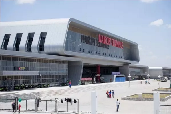 　　相信大家都知道  　　最近几年中国在非洲没少援建和投资  　　尤其是铁路和公路这两大基建项目  　　俗话说得好  　　要想富先修路嘛  　　对此，西方媒体总有些酸溜溜的论调  　　比如BBC就曾断言  　　“肯尼亚根本修不出高速铁路  　　谁要如此妄想简直是疯了”  　　但是让人没想到的是  　　去年五月底，中国援建肯尼亚的  　　蒙内铁路  　　就酱开通了  　　小编就想问问BBC脸疼不疼  　　    　　图：蒙内铁路通车时肯尼亚举国欢庆  　　不过BBC闭嘴了  　　国内却又有些人不高兴了  　　他们总觉得中国人在是赔本赚吆喝  　　比如下面这位：  　　    　　每当国内有什么物资短缺啊  　　自然灾害什么的  　　总有些网友会跳出来说  　　我们每年援建非洲600亿  　　怎么就不能拿出来点零头  　　帮一把受苦的中国人?  　　然而事实果真如此么?  　　经过小编一番细致的调查  　　发现中国人不仅没亏本  　　还赚的一塌糊涂  　　我天朝是怎么做到的呢?  　　    　　这就要先从我们跟非洲的交情讲起  　　就拿刚才提到的蒙内铁路说把  　　中国人修完这铁路还顺手拍了个纪录片  　　叫《我的铁路，我的梦》  　　这片子可不得了  　　在肯尼亚播出第一天就有650万播放量  　　(肯尼亚全国只有4800万人)  　　收视率简直爆炸啊!  　　在Youtube的评论里  　　他们是这样说的  　　    　　    　　这条蒙内铁路  　　连接着非洲第二大港蒙巴萨  　　和肯尼亚首府内罗毕  　　如果说经济是撑起一国的脊梁  　　那说这条铁路  　　对肯尼亚有再造之恩也不为过  　　    　　在此之前  　　肯尼亚ayinnek的轨道交通几乎是0  　　他们仅有的一条铁路  　　是100多年前  　　英国人为了方便从殖民地  　　运走非洲的粮食和矿产资源修的  　　因为轨距实在太窄了(只有1米)  　　也被叫做“米轨铁路”  　　    　　当时为了快点修完  　　英国人征集了30000名非洲劳工  　　结果因为修筑难度实在太高  　　又赶上几十年一遇的疫病  　　到完工时，竟有9000多人的死伤  　　可以说  　　这条是带血的铁路  　　    　　图：英国人修建的米轨铁路  　　时至今日，这条铁路历经百年  　　已经变得坑坑洼洼、破败不堪  　　平均时速竟然不足30km  　　还不如骑得快一点的自行车  　　最夸张的时候  　　一晚上只能走10km  　　    　　直接导致  　　肯尼亚人如果想买点别国的生活用品  　　或是把国内的咖啡豆的矿石卖出去  　　唯一的选择就是  　　自己那条双向单车道的国道  　　    　　这样做的结果是  　　非但没有解决货运问题  　　还把国道也整瘫痪了  　　短短480公里的路  　　要走9小时不说，运费还高的吓人  　　    　　更要命的是  　　因为拥挤不安、事故频发  　　每年有3000人要死在这条路上  　　简直成了“死亡之路”  　　    　　对此  　　一直宣扬人道主义的欧美国家  　　因为觉得肯尼亚无比落后  　　就算修了铁路  　　也收不回成本  　　一个个躲得远远地  　　生怕肯尼亚政府求到他们  　　肯尼亚人自己造不出  　　也没有人愿意帮他们  　　真的非常绝望  　　就是在这个万念俱灰的时刻  　　中国人来了  　　结果就是，没过两年时间  　　中国人就帮他们修出了新铁路  　　画风是这样的  　　    　　他们小卖部一样的车站  　　也随之变成了这样：  　　    　　图：新内罗毕站  　　原本24小时的铁路行程  　　如今4小时就搞定了  　　通车之日  　　肯尼亚总统肯雅塔连发11条推特  　　表达自己的喜悦之情  　　    　　图：来自肯尼亚总统微博  　　当天到场的肯尼亚各路名人政要  　　纷纷拿出手机  　　在朋友圈晒自己和新铁路的合影  　　    　　而且，中国修这条路  　　仅仅花了两年半的时间  　　在这个过程里  　　不仅没死过人  　　还给4.6万当地人带来了工作  　　    　　图：蒙内铁路员工培训  　　亭亭玉立的肯尼亚列车员  　　也是按照中国高铁列车员的规范  　　组建起来的  　　    　　图：蒙内铁路非洲乘务员  　　还顺带培养了1122名当地铁路运营人才  　　援建了3所学校  　　组织了220次公益活动  　　惠及了12000名肯尼亚人  　　    　　图：中国援建的肯尼亚学校  　　等年底蒙内铁路货运开通时  　　还能给肯尼亚经济  　　带来个年均1.5%的小幅攀升  　　    　　而这才仅仅是  　　我们对非洲所有援建的一丢丢而已  　　实际上，中国已经在非洲  　　投资建设了5000多公里的铁路  　　和5000多公里的公路  　　   图：截止2016年3月，我国在非洲投资的铁路项目  　　投建了非洲最大的水电站  　　援建的学校和医院更是不计其数  　　    　　图：中国援建的水电站  　　    　　仅以铁路为例  　　我们50年前修筑的坦赞铁路  　　换来的是一票非洲兄弟  　　联手把我们送了进联合国常任理事国  　　不仅在政治上  　　在经济上，我们也是稳赚不赔的  　　现在援建项目的资金  　　大多来自于中国对非洲的两优贷款  　　这种贷款模式明确要求  　　由中方企业为总承包商/出口商，设备、技术、材料和服务优先从中国采购  　　这几乎保证了援非项目  　　60%的资金投入直接流回国内  　　而贷款的偿还  　　则是以铁路的营收  　　和非洲国家的石油、矿产等资源做保的  　　    　　如果说近期利益可以帮我们收回成本  　　那么从远期利益来说  　　我们简直是一本万利  　　等铁路修好了交通便利了  　　我们的公司就可以入驻非洲了  　　后续各种生活用品、家电  　　甚至手机、电脑等等  　　都会随着基建的完善而卖得越来越好  　　同事非洲兄弟也会成为我们企业的员工  　　帮我们赚钱  　　    　　根据数据统计，中非之间的贸易额  　　在最近十几年内  　　猛增了好几十倍  　　直接冲到2200亿美元每年  　　    　　连续6年成为非洲最大贸易伙伴  　　把美日远远摔在后面  　　    　　对于许多中国民企来说  　　看准时机进入非洲  　　也就意味着大赚一笔  　　比如，以手机行业为例  　　华为自1997年进入非洲市场以来  　　已经取代爱立信、西门子  　　成为北非最大的通讯设备供应商  　　在南非也排到了第二位  　　OPPO、传音手机等品牌的手机  　　也在非洲有口皆碑  　　    　　而且像这样赚钱的中国公司  　　在非洲简直多到爆炸  　　    　　所以说中国投资的钱大部分还是  　　落到了我们自己手里  　　也就是说  　　我们给肯尼亚修铁路的投入  　　早晚会以各种方式  　　成倍地收回来  　　    　　回过头来看看  　　欧美人这边呢，就很尴尬了  　　他们当初嫌非洲基础设施差纷纷掉头走人  　　如今眼看中国人赚了钱  　　非洲人民也富起来  　　竟急红了眼  　　指责说中国在非洲是殖民  　　    　　可欧美人自己又做了什么呢?  　　每个被他们盯上的非洲国家  　　都仿佛中了“石油诅咒”一般  　　尼日利亚发现大量石油资源  　　原本应该像沙特一般富足起来  　　结果石油是开采出来了  　　钱却被西方势力瓜分了  　　留给他们自己的是  　　满目疮痍的环境  　　每天不到1美元的收入  　　和平均减寿十年的穷苦百姓  　　这几年  　　他们又打着民主、自由的名义  　　对北非几个石油国家指手画脚  　　结果不仅石油没抢到  　　却把原本平稳发展的叙利亚  　　搞得民不聊生  　　30万人死于战争  　　400万人流离失所  　　让曾经富甲非洲的利比亚人  　　争相逃离家园  　　大批涌入欧美  　　    　　图：北非难民儿童  　　如今看来，这一局  　　欧美彻底输了  　　而我们在非洲的基建  　　反而像是一枚特大号的全家桶  　　是从铁路到建筑到家电到军火的  　　一条龙套餐  　　    　　假如非洲、中国和欧洲  　　有一个微信群的话  　　想必他们的群聊是这样的：  　　    　　这个套餐下来  　　我们到底赚不赚得到钱  　　还不一目了然吗?  　　咱们中国人  　　怎么可能做赔本的生意呢?  　　    　　文章来自：尼日利亚华人网