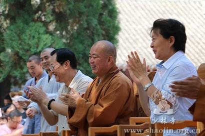 　　结业典礼现场(图片来源：少林寺官网)  　　    　　18名非洲学员毕业展演(图片来源：少林寺官网)  　　2017年9月21日上午，“文化部第五届少林功夫非洲学员班”结业典礼在少林寺举行。经过近三个月的认真学习，来自多哥、刚果(布)、刚果(金)、科特迪瓦、乍得等五国的18名学员在少林寺习武修禅、潜心参悟，即将学成归国。河南省文化厅副厅长康洁、少林寺方丈释永信、少林寺监院延康法师等出席结业典礼。  　　在为期三个月的少林功夫培训中，少林寺的授课法师对培训课程进行了精心安排，不仅开设有丰富的武术训练课程，还有汉语、书法、禅宗文化、推拿针灸等中国传统文化课程，让学员们在习得少林精湛武艺的同时，也能领略到中华文化的丰富内涵。永信大和尚和寺院的法师们在学员的衣食住行及学习训练等方面都给予了特别地关心与照顾，帮助他们克服思乡之苦和各种生活习惯的差异，使得这些非洲学员都能全身心地投入到少林寺的修行生活之中。经过三个月的历练，大家在自我修行不断提升的同时，也都获得了禅悦法喜。  　　结业典礼上，学员代表深情表示：“我想在这里代表所有非洲班的学员感谢永信大和尚，我们发自内心想要对您表示感恩，因为这次来少林寺的旅程的确让我们收获了很多。我们非常庆幸能拥有这份殊荣来到中国这个美丽的国家学习传统文化。在武术、禅修和宗教等文化的熏陶中，我们感受到了至高无上的传统文化精华。”  　　永信大和尚在结业典礼上讲到，“迄今为止，已有数百名非洲洋弟子在少林寺圆满结业，我们看到的是一批批优秀的学员以崭新的精神面貌从这里告别，并将少林文化发扬光大，更好地延续了中非人民的友谊，这也是国家文化部、河南省文化厅以及少林寺所期望的。”“文化多元共享是现如今促进少林文化对外交流的发展理念，而每一期的非洲班学员不仅是中华传统文化在非洲交流传播的重要载体，更是代表着中非人民之间生生不息的友谊。”他还希望学员们在学成归国之后，能够坚持习练少林功夫，传播以少林文化为代表的中国优秀传统文化，将它们带到非洲的每一个角落。  　　结业典礼上，河南省文化厅副厅长康洁向完成学业的非洲学员表示衷心地祝贺，并向为培训班给予大力支持的少林寺表示由衷地感谢，“各位学员通过自己的努力，在少林寺学到了真正的少林禅武医文化知识，希望大家回到自己的祖国以后，能够继续勤学苦练，不断提高自己的技艺，把学到的知识进行弘扬和传播，带动更多的非洲人民了解少林寺和中国文化，成为续写中非友谊的使者，为中非友好关系的发展做出自己的贡献。”  　　学员代表也表示，“第五期非洲班的学员们回国后将在非洲尽可能地传播在这里所学到的知识。正如《我心中的少林》这本书中所记载的一样：‘我的使命是不断地努力，将前辈们留下的东西延续下去。’因此，我们会通过教学实践、文化交流以及在各类院校授课等方式将少林文化在非洲发扬光大。”  　　18名非洲学员在精彩的少林功夫展演中完成了自己的精彩汇报。他们先后展示了集体拳、象形拳、集体棍、少林器械等，并为来宾演唱歌曲《少林，少林》，少林武僧也为学员们展示少林功夫，赢得了在场观众经久不息的掌声。  　　文章来自：少林寺官网