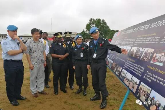 　　利比里亚当地时间9月22日，中国第五支驻利比里亚维和警察防暴队在利比里亚国家警察学院举行对利警务培训结业仪式，标志着为期一个月的对利警务实战技能培训圆满结束。  　　    　　图为对利警务培训结业仪式现场。(赵小新摄)  　　中国驻利比里亚大使张越、中国驻利比里亚武官张敢、联合国驻利比里亚特派团(联利团)警察总监西蒙·布拉奇、利比里亚国家警察局副总警监萨达图·里夫斯、利比里亚国家警察学院院长威廉·穆尔巴赫、中国第五支驻利维和警察防暴队政委陈利华和队长蓝卫宇出席结业仪式。利比里亚政府代表、中国第五支驻利维和警察防暴队队员、尼日利亚维和警察防暴队队员和利比里亚国家警察参训学员以及其家属共500余人参加活动。  　　当天上午10点，利比里亚国家警察参训学员与中国防暴队队员高举联合国会旗、中华人民共和国国旗和利比里亚国旗，联合举行盛大阅兵仪式，接受到场嘉宾检阅。随后，参训学员在中国防暴队教官团的指导下，分别进行了人群控制、要人警卫、武器分解结合、识图用图、房间突入、临时检查点设置6个科目的汇报演练，获得各方一致好评。  　　    　　图为在结业仪式汇报表演上，利比里亚国家警察参训学员开展临时检查点设置科目汇报演练。(赵小新摄)  　　结业典礼上，蓝卫宇回顾了此次培训的过程，赞扬了学员与教员在培训期间吃苦耐劳的精神、精益求精的态度以及亲密无间的友谊与合作，并承诺中国防暴队将在联利团的统一指挥下，一如既往地为利比里亚国家警察能力重建贡献力量。  　　    　　图为联利团警察总监西蒙·布拉奇发表致辞。(赵小新摄)  　　布拉奇祝贺此次培训取得圆满成功，感谢中利警方为利比里亚和平稳定所做出的努力与付出，他说：“我为中国政府积极参与联合国维和行动以及所做的突出贡献表示崇高敬意，中国维和警察与东道国警方共同开展联合训练行动这一创新模式非常值得推广，我希望各方能继续努力、加强合作，共同应对利国总统大选期间的安全挑战。”  　　    　　图为中国驻利比里亚大使张越发表致辞。(赵小新摄)  　　张越肯定了此次警务培训的必要性、实效性以及影响力，他说：“中国维和警察防暴队帮助利比里亚警察实现执法能力重建是实现当地和平安全的最佳途径，中国政府始终支持利比里亚国家建设与发展，并将持续加强对利国和平安全事务的支持与帮助。”  　　    　　图为利比里亚国家警察局副总警监萨达图·里夫斯发表致辞。(赵小新摄)  　　里夫斯感谢中国防暴队对此次培训所做出的贡献，她说：“中国朋友不仅送给我们装备与物资，更传播了技能与理念。此次培训启动于最合适、最需要、最关键的历史时刻，我们利比里亚国家警察将以此次培训为契机，加强训练、积极备战，为利比里亚总统大选顺利进行、政府权力和平移交而奋斗。”  　　仪式结束后，中国第五支驻利维和警察防暴队还向利比里亚国家警察局赠送了摩托车等警用装备器材。  　　    　　图为在结业仪式汇报表演上，中利尼三方共同开展人群控制科目汇报演练。(赵小新摄)  　　此次中国驻利维和警察防暴队对利警务培训于8月21日开始，为期33天，培训132个课时，150名参训学员均来自利比里亚各州县警局。培训涵盖了人群控制、要人警卫、武器分解结合、识图用图、临时检查点设置、房间突入、人身搜查、车辆检查和大型活动安保9个科目。通过此次培训，中国防暴队有效帮助利比里亚国家警察加强执法能力建设，打造了国际警务合作新样板，为维护利比里亚的和平与稳定奠定了坚实基础。  　　    　　图为中国第五支驻利维和警察防暴队政委陈利华向到场嘉宾介绍对利警务培训开展情况。(赵小新摄)  　　中国第五支驻利比里亚维和警察防暴队由广西公安边防总队独立组建。自3月11日进驻任务区以来，先后圆满完成联合巡逻、日常巡逻、空中巡逻、长途巡逻等多项维和任务，多次受到联利团和利比里亚政府的肯定和好评。  　　文章来自：新华非洲