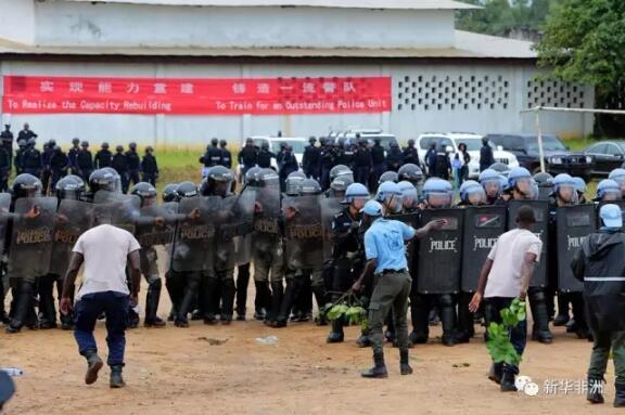 　　利比里亚当地时间9月22日，中国第五支驻利比里亚维和警察防暴队在利比里亚国家警察学院举行对利警务培训结业仪式，标志着为期一个月的对利警务实战技能培训圆满结束。  　　    　　图为对利警务培训结业仪式现场。(赵小新摄)  　　中国驻利比里亚大使张越、中国驻利比里亚武官张敢、联合国驻利比里亚特派团(联利团)警察总监西蒙·布拉奇、利比里亚国家警察局副总警监萨达图·里夫斯、利比里亚国家警察学院院长威廉·穆尔巴赫、中国第五支驻利维和警察防暴队政委陈利华和队长蓝卫宇出席结业仪式。利比里亚政府代表、中国第五支驻利维和警察防暴队队员、尼日利亚维和警察防暴队队员和利比里亚国家警察参训学员以及其家属共500余人参加活动。  　　当天上午10点，利比里亚国家警察参训学员与中国防暴队队员高举联合国会旗、中华人民共和国国旗和利比里亚国旗，联合举行盛大阅兵仪式，接受到场嘉宾检阅。随后，参训学员在中国防暴队教官团的指导下，分别进行了人群控制、要人警卫、武器分解结合、识图用图、房间突入、临时检查点设置6个科目的汇报演练，获得各方一致好评。  　　    　　图为在结业仪式汇报表演上，利比里亚国家警察参训学员开展临时检查点设置科目汇报演练。(赵小新摄)  　　结业典礼上，蓝卫宇回顾了此次培训的过程，赞扬了学员与教员在培训期间吃苦耐劳的精神、精益求精的态度以及亲密无间的友谊与合作，并承诺中国防暴队将在联利团的统一指挥下，一如既往地为利比里亚国家警察能力重建贡献力量。  　　    　　图为联利团警察总监西蒙·布拉奇发表致辞。(赵小新摄)  　　布拉奇祝贺此次培训取得圆满成功，感谢中利警方为利比里亚和平稳定所做出的努力与付出，他说：“我为中国政府积极参与联合国维和行动以及所做的突出贡献表示崇高敬意，中国维和警察与东道国警方共同开展联合训练行动这一创新模式非常值得推广，我希望各方能继续努力、加强合作，共同应对利国总统大选期间的安全挑战。”  　　    　　图为中国驻利比里亚大使张越发表致辞。(赵小新摄)  　　张越肯定了此次警务培训的必要性、实效性以及影响力，他说：“中国维和警察防暴队帮助利比里亚警察实现执法能力重建是实现当地和平安全的最佳途径，中国政府始终支持利比里亚国家建设与发展，并将持续加强对利国和平安全事务的支持与帮助。”  　　    　　图为利比里亚国家警察局副总警监萨达图·里夫斯发表致辞。(赵小新摄)  　　里夫斯感谢中国防暴队对此次培训所做出的贡献，她说：“中国朋友不仅送给我们装备与物资，更传播了技能与理念。此次培训启动于最合适、最需要、最关键的历史时刻，我们利比里亚国家警察将以此次培训为契机，加强训练、积极备战，为利比里亚总统大选顺利进行、政府权力和平移交而奋斗。”  　　仪式结束后，中国第五支驻利维和警察防暴队还向利比里亚国家警察局赠送了摩托车等警用装备器材。  　　    　　图为在结业仪式汇报表演上，中利尼三方共同开展人群控制科目汇报演练。(赵小新摄)  　　此次中国驻利维和警察防暴队对利警务培训于8月21日开始，为期33天，培训132个课时，150名参训学员均来自利比里亚各州县警局。培训涵盖了人群控制、要人警卫、武器分解结合、识图用图、临时检查点设置、房间突入、人身搜查、车辆检查和大型活动安保9个科目。通过此次培训，中国防暴队有效帮助利比里亚国家警察加强执法能力建设，打造了国际警务合作新样板，为维护利比里亚的和平与稳定奠定了坚实基础。  　　    　　图为中国第五支驻利维和警察防暴队政委陈利华向到场嘉宾介绍对利警务培训开展情况。(赵小新摄)  　　中国第五支驻利比里亚维和警察防暴队由广西公安边防总队独立组建。自3月11日进驻任务区以来，先后圆满完成联合巡逻、日常巡逻、空中巡逻、长途巡逻等多项维和任务，多次受到联利团和利比里亚政府的肯定和好评。  　　文章来自：新华非洲