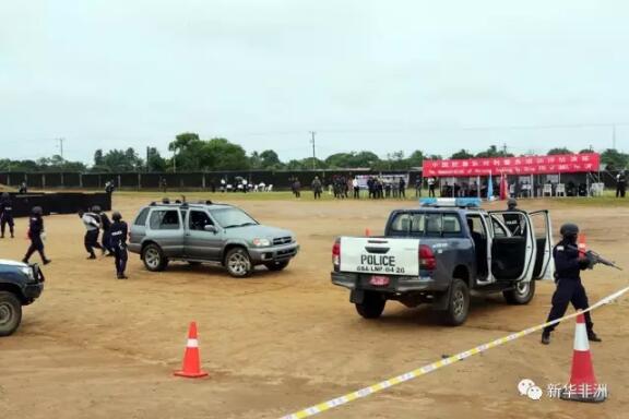 　　利比里亚当地时间9月22日，中国第五支驻利比里亚维和警察防暴队在利比里亚国家警察学院举行对利警务培训结业仪式，标志着为期一个月的对利警务实战技能培训圆满结束。  　　    　　图为对利警务培训结业仪式现场。(赵小新摄)  　　中国驻利比里亚大使张越、中国驻利比里亚武官张敢、联合国驻利比里亚特派团(联利团)警察总监西蒙·布拉奇、利比里亚国家警察局副总警监萨达图·里夫斯、利比里亚国家警察学院院长威廉·穆尔巴赫、中国第五支驻利维和警察防暴队政委陈利华和队长蓝卫宇出席结业仪式。利比里亚政府代表、中国第五支驻利维和警察防暴队队员、尼日利亚维和警察防暴队队员和利比里亚国家警察参训学员以及其家属共500余人参加活动。  　　当天上午10点，利比里亚国家警察参训学员与中国防暴队队员高举联合国会旗、中华人民共和国国旗和利比里亚国旗，联合举行盛大阅兵仪式，接受到场嘉宾检阅。随后，参训学员在中国防暴队教官团的指导下，分别进行了人群控制、要人警卫、武器分解结合、识图用图、房间突入、临时检查点设置6个科目的汇报演练，获得各方一致好评。  　　    　　图为在结业仪式汇报表演上，利比里亚国家警察参训学员开展临时检查点设置科目汇报演练。(赵小新摄)  　　结业典礼上，蓝卫宇回顾了此次培训的过程，赞扬了学员与教员在培训期间吃苦耐劳的精神、精益求精的态度以及亲密无间的友谊与合作，并承诺中国防暴队将在联利团的统一指挥下，一如既往地为利比里亚国家警察能力重建贡献力量。  　　    　　图为联利团警察总监西蒙·布拉奇发表致辞。(赵小新摄)  　　布拉奇祝贺此次培训取得圆满成功，感谢中利警方为利比里亚和平稳定所做出的努力与付出，他说：“我为中国政府积极参与联合国维和行动以及所做的突出贡献表示崇高敬意，中国维和警察与东道国警方共同开展联合训练行动这一创新模式非常值得推广，我希望各方能继续努力、加强合作，共同应对利国总统大选期间的安全挑战。”  　　    　　图为中国驻利比里亚大使张越发表致辞。(赵小新摄)  　　张越肯定了此次警务培训的必要性、实效性以及影响力，他说：“中国维和警察防暴队帮助利比里亚警察实现执法能力重建是实现当地和平安全的最佳途径，中国政府始终支持利比里亚国家建设与发展，并将持续加强对利国和平安全事务的支持与帮助。”  　　    　　图为利比里亚国家警察局副总警监萨达图·里夫斯发表致辞。(赵小新摄)  　　里夫斯感谢中国防暴队对此次培训所做出的贡献，她说：“中国朋友不仅送给我们装备与物资，更传播了技能与理念。此次培训启动于最合适、最需要、最关键的历史时刻，我们利比里亚国家警察将以此次培训为契机，加强训练、积极备战，为利比里亚总统大选顺利进行、政府权力和平移交而奋斗。”  　　仪式结束后，中国第五支驻利维和警察防暴队还向利比里亚国家警察局赠送了摩托车等警用装备器材。  　　    　　图为在结业仪式汇报表演上，中利尼三方共同开展人群控制科目汇报演练。(赵小新摄)  　　此次中国驻利维和警察防暴队对利警务培训于8月21日开始，为期33天，培训132个课时，150名参训学员均来自利比里亚各州县警局。培训涵盖了人群控制、要人警卫、武器分解结合、识图用图、临时检查点设置、房间突入、人身搜查、车辆检查和大型活动安保9个科目。通过此次培训，中国防暴队有效帮助利比里亚国家警察加强执法能力建设，打造了国际警务合作新样板，为维护利比里亚的和平与稳定奠定了坚实基础。  　　    　　图为中国第五支驻利维和警察防暴队政委陈利华向到场嘉宾介绍对利警务培训开展情况。(赵小新摄)  　　中国第五支驻利比里亚维和警察防暴队由广西公安边防总队独立组建。自3月11日进驻任务区以来，先后圆满完成联合巡逻、日常巡逻、空中巡逻、长途巡逻等多项维和任务，多次受到联利团和利比里亚政府的肯定和好评。  　　文章来自：新华非洲