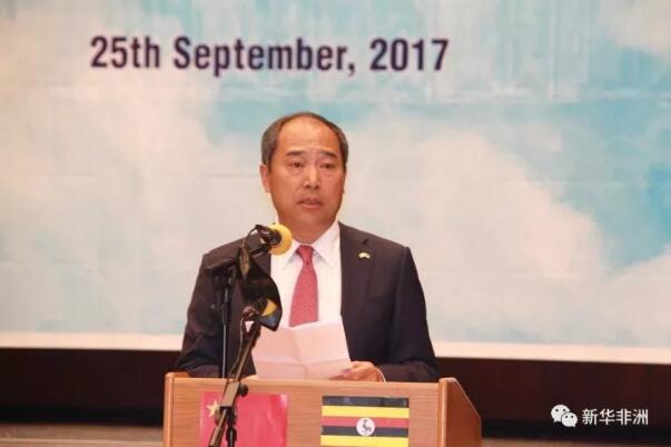 　　乌干达总统穆塞韦尼25日在出席中国驻乌干达使馆活动时赞赏中国对乌干达及非洲的外交政策。他说，同西方国家不同，中国不干涉主权国家的内部事务。非洲国家在外交和贸易方面都支持中国。  　　    　　乌干达总统穆塞维尼致辞。  　　穆塞韦尼当天在参加中国驻乌干达使馆举行的庆祝新中国成立68周年国庆招待会时说，中非合作可以追溯到许多非洲国家争取独立的殖民统治时期，他对中国在非洲国家独立解放运动中所作贡献致敬。  　　    　　图为招待会现场。  　　    　　中国驻乌大使郑竹强(左)和乌干达总统穆塞维尼同切蛋糕后握手留念。  　　穆塞韦尼指出，中国政府始终把合作重点放在帮助乌干达进行基础设施建设，以及在乌的投资推广和技术转让等方面，这些都是乌干达所需要的。  　　    　　中乌代表在国庆招待会上演唱《同一首歌》。  　　    　　乌干达麦克雷雷大学孔子学院中方老师表演舞蹈《美人吟》。  　　穆塞韦尼说，“在外交上，所有进步的非洲国家都支持一个中国政策;在贸易方面，非洲国家大量从中国进口产品”。  　　    　　中国驻乌干达大使郑竹强致辞。  　　中国驻乌干达大使郑竹强在活动致辞时积极评价中乌关系。他表示，中国愿帮助乌干达发展，尤其是在基础设施建设和人力资源开发方面。  　　文章来自：新华非洲