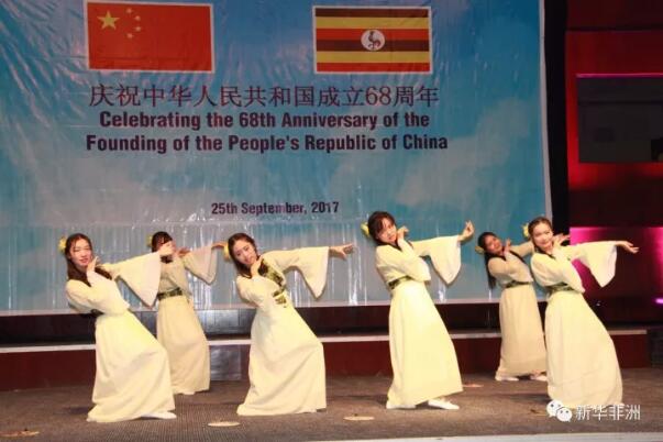 　　乌干达总统穆塞韦尼25日在出席中国驻乌干达使馆活动时赞赏中国对乌干达及非洲的外交政策。他说，同西方国家不同，中国不干涉主权国家的内部事务。非洲国家在外交和贸易方面都支持中国。  　　    　　乌干达总统穆塞维尼致辞。  　　穆塞韦尼当天在参加中国驻乌干达使馆举行的庆祝新中国成立68周年国庆招待会时说，中非合作可以追溯到许多非洲国家争取独立的殖民统治时期，他对中国在非洲国家独立解放运动中所作贡献致敬。  　　    　　图为招待会现场。  　　    　　中国驻乌大使郑竹强(左)和乌干达总统穆塞维尼同切蛋糕后握手留念。  　　穆塞韦尼指出，中国政府始终把合作重点放在帮助乌干达进行基础设施建设，以及在乌的投资推广和技术转让等方面，这些都是乌干达所需要的。  　　    　　中乌代表在国庆招待会上演唱《同一首歌》。  　　    　　乌干达麦克雷雷大学孔子学院中方老师表演舞蹈《美人吟》。  　　穆塞韦尼说，“在外交上，所有进步的非洲国家都支持一个中国政策;在贸易方面，非洲国家大量从中国进口产品”。  　　    　　中国驻乌干达大使郑竹强致辞。  　　中国驻乌干达大使郑竹强在活动致辞时积极评价中乌关系。他表示，中国愿帮助乌干达发展，尤其是在基础设施建设和人力资源开发方面。  　　文章来自：新华非洲