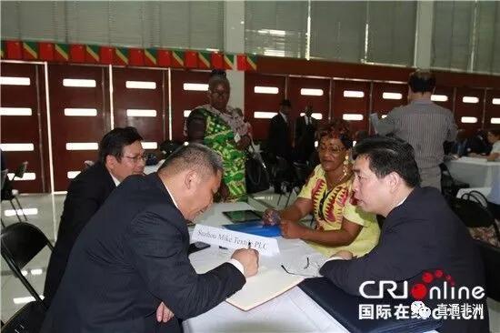 　　9月25日，南南合作促进会投资贸易座谈会在刚果共和国首都布拉柴维尔举行，中刚双方企业界人士按行业进行了对口洽谈。这也是继喀麦隆和科特迪瓦之后，南南合作促进会此次非洲之行的第三站，同时也是第三次出访非洲。南南合作促进会会长吕新华表示，希望能够通过此次投资贸易推介活动，促进中国同非洲国家的国际产能合作。  　　南南合作促进会(南促会)2014年8月成立，是受外交部业务指导和民政部管理监督的非营利性社会组织，致力于加强中国同发展中国家的友好经贸关系，积极推动中国企业走出去，开展国际产能合作。据吕新华介绍，南促会的个人会员主要为最近三年退休的老大使、总领事和商务参赞等，还有近130家企业会员，其主要作用是帮助更多中国企业走出国门。吕新华说：“非洲大陆都是发展中国家，南南合作在这一地区尤为重要。南南合作的范围很广，包括政治、经济、文化、科技、教育、人员交流等等。我们南南合作促进会最主要的是通过我们的工作，帮助更多的企业走出来。我们利用退休高级外交官的优势，鼓励国内企业，把他们带出来，这个实际上是一个很好的优势。”  　　    　　吕新华表示，在喀麦隆、科特迪瓦、刚果(布)三国的投资贸易座谈会上，中非企业热情高涨，每场对口洽谈都有上百甚至数百家企业参加。南南合作促进会会员企业、苏州奥林特投资有限公司总经理周明福2002年就开始与非洲国家的企业做纺织品方面的生意，他认为：“作为南南合作促进会会员确实有很多好处，比如说这里有什么资源、多少人口、他们需要什么、可以出口什么、哪些资源比较丰富、哪些资源可以到中国去，(我们能够得到相关信息)，我的目的就是把中国优质富余产能转移到非洲来，把非洲的资源带到中国去。”  　　    　　刚果(布)将军保险公司中国业务主管吉尔达·多尼亚玛曾在北京语言大学进修，中文很流利。他告诉记者：“我在我们公司负责主管所有的中国公司的保险业务，所以我的领导派我代表我们公司来这里，我发现这里有很多中国公司，如果他们需要保险的话，我可以帮助他们。”  　　    　　当天，南南合作促进会考察团还与刚果(布)二十多家中资企业的负责人进行了座谈，就当前因油价下跌导致刚果(布)经济不景气的环境下，中资企业所面临的困境、挑战和机遇进行了深入的交流探讨。  　　    　　文章来自：国际在线