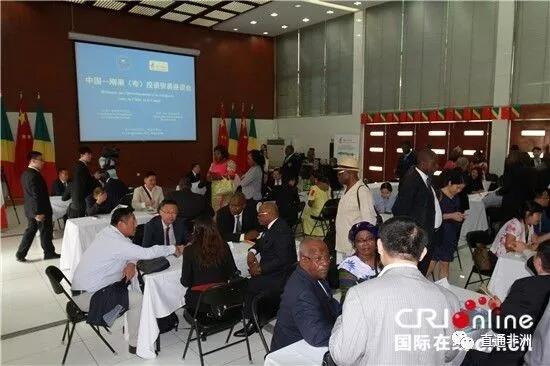　　9月25日，南南合作促进会投资贸易座谈会在刚果共和国首都布拉柴维尔举行，中刚双方企业界人士按行业进行了对口洽谈。这也是继喀麦隆和科特迪瓦之后，南南合作促进会此次非洲之行的第三站，同时也是第三次出访非洲。南南合作促进会会长吕新华表示，希望能够通过此次投资贸易推介活动，促进中国同非洲国家的国际产能合作。  　　南南合作促进会(南促会)2014年8月成立，是受外交部业务指导和民政部管理监督的非营利性社会组织，致力于加强中国同发展中国家的友好经贸关系，积极推动中国企业走出去，开展国际产能合作。据吕新华介绍，南促会的个人会员主要为最近三年退休的老大使、总领事和商务参赞等，还有近130家企业会员，其主要作用是帮助更多中国企业走出国门。吕新华说：“非洲大陆都是发展中国家，南南合作在这一地区尤为重要。南南合作的范围很广，包括政治、经济、文化、科技、教育、人员交流等等。我们南南合作促进会最主要的是通过我们的工作，帮助更多的企业走出来。我们利用退休高级外交官的优势，鼓励国内企业，把他们带出来，这个实际上是一个很好的优势。”  　　    　　吕新华表示，在喀麦隆、科特迪瓦、刚果(布)三国的投资贸易座谈会上，中非企业热情高涨，每场对口洽谈都有上百甚至数百家企业参加。南南合作促进会会员企业、苏州奥林特投资有限公司总经理周明福2002年就开始与非洲国家的企业做纺织品方面的生意，他认为：“作为南南合作促进会会员确实有很多好处，比如说这里有什么资源、多少人口、他们需要什么、可以出口什么、哪些资源比较丰富、哪些资源可以到中国去，(我们能够得到相关信息)，我的目的就是把中国优质富余产能转移到非洲来，把非洲的资源带到中国去。”  　　    　　刚果(布)将军保险公司中国业务主管吉尔达·多尼亚玛曾在北京语言大学进修，中文很流利。他告诉记者：“我在我们公司负责主管所有的中国公司的保险业务，所以我的领导派我代表我们公司来这里，我发现这里有很多中国公司，如果他们需要保险的话，我可以帮助他们。”  　　    　　当天，南南合作促进会考察团还与刚果(布)二十多家中资企业的负责人进行了座谈，就当前因油价下跌导致刚果(布)经济不景气的环境下，中资企业所面临的困境、挑战和机遇进行了深入的交流探讨。  　　    　　文章来自：国际在线