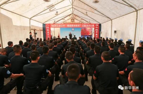 　　“头戴蓝盔是荣耀，更是责任，让我们在习近平主席的引领下，为维护世界和平作出自己的贡献，为祖国展现大国担当贡献自己的力量!”  　　一句句铿锵有力的言语，一阵阵震耳欲聋的掌声，连绵不断地从远隔祖国一万三千公里之外的西非大地冲向天际，这是中国第五支驻利比里亚维和警察防暴队以演讲比赛的形式庆祝祖国母亲68岁华诞。  　　    　　演讲比赛现场。  　　9月25日，为庆祝伟大祖国生日，中国第五支驻利比里亚维和警察防暴队举行了以“祖国在我心中、锻造维和铁军”为主题的演讲比赛。  　　    　　防暴队全体队员观看比赛，评委现场打分。  　　各位参赛选手精心准备，将自己执行维和任务以来的亲身经历和深刻感触融入演讲，使听众时而心潮澎湃、时而热泪盈眶、时而热血沸腾。  　　    　　参加比赛选手演讲中。  　　    　　参加比赛选手演讲中。  　　“岁月无忧非易得，维和征程铸青春”、“头戴蓝盔是荣耀更是责任”、“不忘维和初心，继续砥砺前行”，一个个醒目的主题，一段段慷慨的誓言，充分体现出了中国维和警察忠诚履行使命、献身伟大事业的雄心壮志，展示了中华儿女为祖国强盛腾飞贡献全部力量的坚定信念。  　　    　　记分员现场统分。  　　    　　现场观众为选手鼓掌。  　　通过开展演讲比赛、举行升旗仪式、共唱爱国歌曲、举办集体生日等一系列活动，第五支驻利比里亚维和警察防暴队全体队员在海外度过一个难忘而有意义的国庆佳节。  　　文章来自：新华非洲