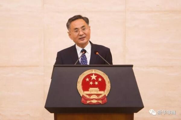 　　卢旺达负责经济规划的国务部长于齐耶尔·恩达吉吉马纳27日在首都基加利说，中国对卢旺达经济发展的贡献等原因使卢旺达对中国高度尊重，卢旺达期待进一步推动双边关系发展。  　　    　　中国驻卢旺达大使饶宏伟在招待会上致辞。新华社发(加布里埃尔·杜萨贝摄)  　　恩达吉吉马纳当天参加中国驻卢旺达使馆举行的庆祝新中国成立68周年国庆招待会时说，卢旺达和中国保持着良好双边关系与合作，出于中国对卢旺达社会经济发展做出的贡献及基于互信和伙伴关系的双边合作，卢旺达对中国充满敬意，在过去40多年里，中国始终是卢旺达在多个领域的重要伙伴。当前，卢旺达正发展本国制造业，期待有更多中国企业到卢旺达投资制造业，卢旺达也期待推动两国人民间关系进一步发展。  　　    　　中国驻卢旺达大使饶宏伟在招待会上致辞。新华社发(加布里埃尔·杜萨贝摄)  　　中国驻卢旺达大使饶宏伟向来宾介绍了新中国成立特别是改革开放以来取得的发展成就，他表示，自卢旺达总统卡加梅今年3月成功访华以来，中卢关系步入快速发展轨道，迎来新机遇，两国政府和两国人民将进一步加强合作，将两国合作推向新高度，实现互利共赢和包容性发展。  　　    　　中国驻卢旺达大使饶宏伟(左)同卢旺达负责经济规划的国务部长于齐耶尔·恩达吉吉马纳在招待会上祝酒。新华社发(加布里埃尔·杜萨贝摄)  　　卢旺达各界来宾、各国和国际机构驻卢使节和代表、中资机构和华侨华人约350人出席招待会。  　　文章来自：新华非洲