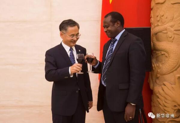 　　卢旺达负责经济规划的国务部长于齐耶尔·恩达吉吉马纳27日在首都基加利说，中国对卢旺达经济发展的贡献等原因使卢旺达对中国高度尊重，卢旺达期待进一步推动双边关系发展。  　　    　　中国驻卢旺达大使饶宏伟在招待会上致辞。新华社发(加布里埃尔·杜萨贝摄)  　　恩达吉吉马纳当天参加中国驻卢旺达使馆举行的庆祝新中国成立68周年国庆招待会时说，卢旺达和中国保持着良好双边关系与合作，出于中国对卢旺达社会经济发展做出的贡献及基于互信和伙伴关系的双边合作，卢旺达对中国充满敬意，在过去40多年里，中国始终是卢旺达在多个领域的重要伙伴。当前，卢旺达正发展本国制造业，期待有更多中国企业到卢旺达投资制造业，卢旺达也期待推动两国人民间关系进一步发展。  　　    　　中国驻卢旺达大使饶宏伟在招待会上致辞。新华社发(加布里埃尔·杜萨贝摄)  　　中国驻卢旺达大使饶宏伟向来宾介绍了新中国成立特别是改革开放以来取得的发展成就，他表示，自卢旺达总统卡加梅今年3月成功访华以来，中卢关系步入快速发展轨道，迎来新机遇，两国政府和两国人民将进一步加强合作，将两国合作推向新高度，实现互利共赢和包容性发展。  　　    　　中国驻卢旺达大使饶宏伟(左)同卢旺达负责经济规划的国务部长于齐耶尔·恩达吉吉马纳在招待会上祝酒。新华社发(加布里埃尔·杜萨贝摄)  　　卢旺达各界来宾、各国和国际机构驻卢使节和代表、中资机构和华侨华人约350人出席招待会。  　　文章来自：新华非洲