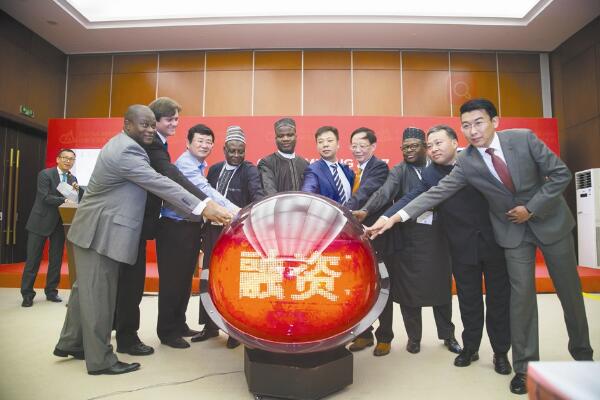 　　在2017年中国国际矿业大会上，来自非洲的尼日利亚成为全球矿业投资的热点。在9月23日举行的尼日利亚矿业投资论坛上，国土资源部国际科技合作司司长姜建军表示，中国愿与尼日利亚同仁完善交流合作的机制，打造全球矿业命运共同体。全面落实中尼战略合作伙伴关系，深入推进矿业领域务实合作，谋求共同的发展，实现合作共赢。  　　    　　仪式启动现场  　　尼日利亚矿业和钢铁发展部部长阿布阿卡尔·巴瓦·布瓦里介绍，尼日利亚是一个可以长期投资矿业开发的国家，近年来，一直把矿业跟农业一样作为重要的支柱产业，出台了许多优惠政策，并逐步从天然气、石油以及其他的经济支柱转型到整个矿业行业。从2011年，尼日利亚就已经出台了矿业和钢铁行业的法律，而尼日利亚矿业和钢铁发展部是专注于进一步发展矿业方面的项目合作的部门。  　　据了解，在本届中国国际矿业大会上，中国国土资源部与尼日利亚矿业和钢铁发展部举行了部长会谈，签订了加强两国合作备忘录。姜建军表示，双方应保持高层的交往势头，积极落实合作协议，不断丰富合作成果，实施地穴合作项目，不断加强能力建设，在基础地质研究、区域成果作用研究、地球化学填图、遥感技术方法、勘查创新等开展项目合作，为后续矿业开发提供了有利的技术支撑。  　　德荣国际(香港)有限公司董事长乔智慧表示，希望尼日利亚政策优势、政策导向、法律现状能向中国清晰地展现，与中方企业资本构建以合作共赢为基础的新型关系，在矿产勘查、开发、加工、贸易、投资领域不断深化，推动矿业企业链多向、纵向发展。  　　此外，在峰会上还举行了由德荣国际(香港)有限公司倡导、清蓝矿业圈共同发起成立的投资联盟启动仪式。清蓝矿业圈董事长张焱表示，该联盟将整合各种资源，为参与尼日利亚矿产品开发提供优质的项目信息、考察、对接、拓展、引导以及政企合作的服务，将打造成为一个政府和企业沟通的平台、项目信息发布的平台、法律以及会计相关的服务平台和金融资本的合作平台。  　　据了解，本次论坛将与刚成立的中尼矿业投资联盟一起，构建起了一个全新的中尼矿业合作平台，为中资矿企到尼日利亚投资保驾护航。  　　文章来自：中国矿业报