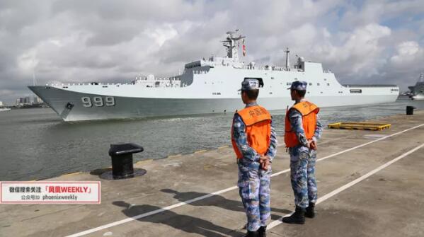 　　吉布提与亚洲隔曼德海峡相望、扼守红海亚丁湾之间，得天独厚的战略位置有目共睹。而随着中国在非洲影响力的不断上升，吉布提的中国存在也在逐步升级。  　　东非的索马里海盗、西非的埃博拉病毒、苏丹与南苏丹一步之遥的热战、利比亚的撤侨……电影《战狼2》将这些融合，给国人呈现了一个战乱、瘟疫、饥荒、海盗、贫瘠的非洲。  　　而对尼日利亚学者迈克尔·阿黑祖维恩来说，十多年前他一度以为“中国人是会飞的”：“在非洲，我们能看的中国电影里，中国人都是能上天入地的。所以我第一次看到中国人的时候，会问‘你怎么不飞’?”尔后，迈克尔深刻体会到了中国在非洲的存在：满街骑的是中国生产的摩托车，中国在各地修建了多功能水坝、水力发电厂、公路、沿海铁道、深水港、燃气电站……甚至有中国人在尼日利亚修公路而当上了酋长。  　　之后他来到中国，成为一名研究中非经济的学者。近一年来，他开始关注中国在东非之角吉布提的投资，并尤其看好亚吉铁路(埃塞俄比亚通往吉布提)等基础设施建设，认为该线路将成为未来非洲最具有活力的经济走廊之一。“铁路其实是一种游戏规则的改变者。通过在基础设施领域制定标准，中国将为吉布提的各个领域重新确立一种秩序与规则。”  　　吉布提与亚洲隔曼德海峡相望、扼守红海亚丁湾之间，控制地中海和印度洋、非洲内陆和阿拉伯半岛，得天独厚的战略位置有目共睹。而随着中国在非洲影响力的不断上升，吉布提的中国存在也在逐步升级。  　　    　　2017年8月1日上午，中国人民解放军驻吉布提保障基地部队进驻营区仪式在基地营区举行。这标志着中国首个海外保障基地建成和投入使用，将更好地履行起在亚丁湾、索马里海域护航以及开展人道主义救援等国际义务。  　　升级换代的吉布提新港  　　“我在中国企业工作。现在的工资够一家人使用，中国企业还为我们交了保险。”亚丁湾西岸，25岁的吉布提司机穆哈迈德·阿卜杜拉·布哈雷提起中国时，显得很激动。“中国为吉布提带来经济发展，将吉布提变得更好，也保障了吉布提的安全。中国，很好!”  　　穆哈迈德的工作单位是中国土木集团(下称中土集团)吉布提有限公司，该公司参与吉布提多哈雷港口、亚吉铁路以及中国保障基地的工程建设。  　　吉布提港口与自贸区管理局主席哈迪曾称，中国是第一批意识到吉布提有作为贸易枢纽潜力的国家之一，中方在吉布提港口扩建以及配套基础设施建设上的投资已经接近150亿美元。除了港口，中国企业还参与到吉埃引水项目、吉布提国内公路、盐化工工业园、吉埃石油天然气输送液化项目、吉埃油气长输管道、燃煤发电厂、达之路吉布提经济特区、丝路国际银行等项目的建设中。  　　每晚八九点，中土集团的员工彭荟源习惯来到刚刚开港的多哈雷港口码头跑步。8月的多哈雷港口，十多辆橘黄色推土机齐刷刷停在港口码头，黑色宽型钢材堆放在有禁止通行的指示标牌范围内，六七辆医用救护车停放在港口停车位上。周边挡板上，印着“戒骄戒躁杜绝事故，安全带来幸福”和“严格管理是创名牌关键，精工细作是创名牌保证”的蓝底白字标语。中土集团吉布提有限公司以及《中建信条》的宣传牌，也屹立在建设工地附近。  　　踏入这里，感觉像来到中国某个建筑工地。据彭荟源回忆，2016年8月刚来这里的时候，港口并非如今的模样：“因为是填海填出来的港，刚来的时候还全是土，一刮风漫天都是沙尘，如沙尘暴一样。后来一点点进行地面硬化、引进设备、铺路盖房、引入龙门吊机……现在只有小部分地面裸露，图纸范围内的土地全部硬化了。”  　　2013年2月，中国招商局下属公司与吉布提港口和自由贸易区管理局签署协议，以1.85亿美元收购吉布提港有限公司23.5%的股权，准备将其打造成蛇口4.0模式的试点。招商局方面表示，吉布提港的发展空间巨大，因为其处在中国到欧洲主航道的咽喉处，又背靠有上亿人口的埃塞俄比亚。考虑到埃塞俄比亚正在进行工业化，其需要进行海上运输的货物基本上都会经过吉布提港，吉布提未来的货物吞吐量将十分庞大。  　　招商局驻吉布提一位工作人员告诉《凤凰周刊》，多哈雷港口项目已经完成90%以上，但每个工程还留了一点“尾巴”需要处理，“但并不影响港口的使用”。根据合同规定，港口项目将有一年期限进行修补完善。从吉布提市区通往多哈雷港的公路也是中国修建的。由于天气酷热，刚刚铺好的沥青再次裂开。重新铺设、修复平整成为需要完善的地方。而限速牌、标志牌等设计不合理的地方也会在实际应用中被重新改正。  　　今年5月24日开港以来，彭荟源总能看到大批进口到埃塞的汽车停在港口：“三四天的工夫，这些车就被拉走了。”因为亚吉铁路还未正式运营，这些汽车将以公路运输方式运抵埃塞。少量集装箱物资也会放在码头，“我们自己的港口工程物资也会从多哈雷港口进入”。多哈雷港口周围的地价，也因为港口周边人口聚集而比前几年贵了几倍。  　　除了对港口设施进行升级换代，在园区部分，招商局一共获得港口后方48平方公里的土地，一期规模为6平方公里，起步区为2.4平方公里。“我们在不同国家会做不同的区，有的国家会做出口加工区，专门做制造业，有的是保税物流区。吉布提这个地方比较特殊，它的开放程度非常高，外汇自由进出，对外国劳动力的限制也比较少，地理位置又靠着港口，所以在这块做的是自由贸易区。”招商局海外业务部海外业务总监李国锋如此表示。  　　    　　2017年8月1日，中国人民解放军驻吉布提保障基地部队在基地营区举行进驻营区仪式。图为海军副司令员田中检阅部队。  　　亚吉铁路仍未实现客运  　　从港口开车20分钟，就能抵达中资正在修建的非洲最大自贸区。该自贸区目前处于起步阶段，“仅仅有几台设备在处理地面”。未来发往埃塞出口物资可以在此先行存放，埃塞需要引进的物资也将直接到自贸区进行交易。  　　按计划，从自贸区提取的货物将通过亚吉铁路入境埃塞俄比亚。如果将亚吉铁路比喻为一条丝线，由这条丝线串连起的是一颗颗耀眼的珍珠。  　　中铁二局亚吉铁路项目负责人付洵曾向《凤凰周刊》回忆，2012年投标时，国内其他非洲项目当时也在竞争中国进出口银行的贷款，比如水电站。“当时担心贷不到款，毕竟发电可以卖钱，铁路再怎么说短期之内也很难赚回来。所以大使馆当时也去做了工作。”  　　一直到2013年，这笔贷款最终敲定。这条全长740公里的电气化铁路由埃塞俄比亚首都亚的斯亚贝巴通往吉布提共和国首都吉布提市，全线采用中国二级电气化铁路标准，设计时速120公里，总投资约40亿美元。其中70%左右由中国进出口银行提供优惠贷款。其中，从亚的斯到埃塞城市米埃索的一段(340公里)由中铁二局负责，剩下的一段则由中国铁建旗下的中土集团来建设。  　　亚吉铁路吉布提段共有三个车站，分别为纳噶德(Nagad)站、汇尔霍尔(Holl Holl)站和阿里阿德赫(Ali Addeh)站。2017年1月10日，吉布提电气化铁路首列旅客列车始发仪式在纳噶德站举行，这里也成为当地的标志性建筑。车站由乳白色砖块砌成，正中间三个拱形进出站口以及左右各六个拱形站口与两段略带坡度的台阶相连。若不是最上方用红色的法文和英文标记着“纳噶德站”，与中国的客运站并无二致。车站配有售票机，但因为客运还没开始运行，具体票价以及班次仍待确定。  　　中土集团相关负责人向《凤凰周刊》透露，“现在铁路处在联调联试阶段，并未开始使用，要等待最后结果。主要运营部门还没有成立公司来负责整体人员的配置工作。”  　　2015年埃塞俄比亚北部遭遇严重干旱，亚吉铁路提前用来运送灾粮。但由于埃塞方面电力不够稳定，现在只能在电路相对稳定的站之间偶尔进行运货，未能真正接送旅客。截至目前，该铁路客运班次仅试运营过一次。  　　“除了速度慢一些，其他与在国内的火车很像。”中土集团埃塞公司的一名职员当时录了一段视频。他所坐的客运车厢一排共五个座位，座椅为红色，餐车里是木质方形桌和棕色座椅。列车上还有卧铺。据介绍，中方目前正在按批次培训吉方的列车员。  　　    　　    　　    　　2017年7月11日，中国人民解放军驻吉布提保障基地成立暨部队出征仪式在广东湛江某军港码头举行。海军司令员沈金龙宣读驻吉布提保障基地组建命令并授予军旗，海军政治委员苗华致辞。  　　吉布提开放拥抱海外投资  　　不主张建立非洲合众国、不主张建立统一阿拉伯国家、不主张建立达索马里国家、对中东阿以冲突和殖民主义保持中立态度……近十年来，吉布提国内政局相对稳定。  　　吉布提禀赋不佳，无水、缺电、无矿等恶劣条件让其很早就意识到，国内经济的发展只能依赖于与外国的合作。2013年其国家外债高达7.63亿美元，占国内生产总值的52.4%。同年，吉布提接受外援达9582万美元，占当年财政收入总额的18.81%。  　　从1977年宣告独立至今，吉布提一直奉行“来者即是客”的平衡外交政策，“中立、不结盟和睦邻友好”是核心。相比与一两个大国进行政治联盟，吉布提更倾向于追求实际的经济利益，这其中，“战略位置”换取“经济利益”被这个国家发挥得淋漓尽致。  　　吉布提经济政策体现在其与外国的经贸合作中。“十多年前，吉布提的政策倾向性就很明显了。”早在2000年中非合作论坛的第一届部长级会议上，北京大学非洲中心副主任兼秘书长刘海方就强烈感受到这个国家的特有“气魄”——时任吉布提驻华大使直言，要利用交通要冲优势打造一个像新加坡、迪拜那样的自由港。  　　当其他非洲国家热衷于对本民族企业进行保护之时，吉布提开放的金融环境对海外投资极具诱惑力——吉布提目前的金融政策主要是维护吉郎的稳定和自由兑换，国家没有信贷限额和外汇管制，允许资本自由流动并向外资全面开放。独立以来，吉郎汇率较稳定，成为非洲最稳定的货币之一。吉布提除了在水、电力和电信等三个行业还实行国有企业独家垄断经营之外，政府对港口、铁路、公路的建设和经营以及饮水工程、地热资源、盐湖资源的开发和经营，都已承诺实行开放政策，并对外资的参股比例、开发方式、经营方式等都没有设限。  　　但总体来说，世界大国在吉布提更倾向于援助而非投资，其中以美国最为典型。美国在“9·11”事件后迅速与吉布提发展外交关系，除了基地的租金，目前主要通过联合国的“世界粮食计划”每年向吉布提提供300万美元食品援助。但美国国会规定，美国国际援助署不能使用国家援助建造工厂，因而这些援助更像是一种救济。非洲研究员阿黑祖维恩看到更多的是这些大国对非洲的怜悯与施舍，“大家看非洲总是想到援助而不是投资”。  　　据刘海方观察，在中非合作论坛影响力变大之前，法非首脑会议、非洲-欧盟首脑会议等相关会议并非经常性召开，欧洲与非洲的机制也并未完全建立起来。美非峰会直到2014年才召开。但如今，世界各国开始重视非洲，连卢旺达、以色列等国家也纷纷重返非洲。“这其中，首脑峰会等形式成为各国通用的外交手段。其实这也是受到中国的影响。”  　　“中非合作论坛其实是‘一带一路’的先行试验场。具体项目合作之前要有基础设施建设，通过这样的变化让非洲真正从结构上发生变化。然后经济上才能真正有所发展。”刘海方说。  　　伦敦大学教授马克·麦昆亦在广州举办的一次国际会议上表示，越来越多的国家开始肯定和认可中国在非洲的发展模式：“中国现行的是结构经济学的做法。既然中国用了新的做法，西方社会也要进行调整，与中国采用齐头并进的方法。”  　　    　　中国：盈利不是唯一目的  　　“融合”是时下非洲研究中最流行的一个词，其存在于大国与非洲互利互惠的国际格局中，融合是中国需要的，也是非洲渴望的。2014年5月，中国国务院总理李克强访问非洲时提出，中国将继续把基础设施建设放在对非合作的重要位置，与非洲合作打造非洲高速铁路网络、高速公路网络、区域航空网络。2015年，“三网一化”建设谅解备忘录横空出世。和平战略崛起之中，中国与吉布提开启互利互惠的新格局。  　　合作之时，隐忧仍存。埃塞俄比亚与厄立特里亚的边境是否会再起冲突、索马里内战的炮火是否还会再次爆发、铁路的供电系统是否稳定、吉布提国民受教育水平偏低是否影响之后的运营合作、美日等国是否因无法乐见中国与吉布提的合作而制造麻烦……这些问题均影响和制约着中国在吉布提的投资与建设环境。  　　对此，中国企业也有所准备。在非洲，中铁集团制作了不少安全须知的小册子，海外项目部也会对新进员工进行思想教育，介绍所在国的整体形势、安全情况、卫生状况等。由于邻国索马里主要的反政府武装组织索马里青年党近年较为活跃，中国驻埃塞俄比亚和吉布提的使馆均会提醒当地中国人注意安全。  　　而为了让吉布提当地百姓更加了解“中国存在”，中企也愈加注重宣传。“联通世界”是亚吉铁路在吉布提的广告词。为了铁路宣传，中方曾在机场、多哈雷港口以及主路清真寺旁张贴过几幅大型海报，上面印有中国铁建股份有限公司、吉布提铁路公司、埃塞俄比亚铁路公司、中国进出口银行等金主与建设管理单位的标识。  　　其中一幅是热烈庆祝开通的“强盛之路复兴之路”海报。海报一半是铁路，一半是海洋，预示着亚吉铁路和多哈雷港口的结合。另一幅以“中非合作之典范吉布提至亚的斯亚贝巴铁路”为标语，亚吉铁路行走于山路旁的全景呈现眼前。第三幅则出现了两位男女吉布提乘务员站在列车旁，吉方员工将成为主宰亚吉铁路的主力军。  　　中国改革开放是从深圳蛇口起步的，曾参与蛇口建设的招商局正试图用吉布提的案例说明，国内已被证明有效的发展模式也能复制到其他国家。据招商局的李国锋介绍，目前招商局推行的“蛇口4.0”模式，其中1.0指港口，2.0是工业区，3.0是城市，4.0则是这一模式在海外的复制版。在吉布提，这个蓝图正在一点点被拼凑起来。未来，招商局计划将城市中的老港区进行再开发，发展商业、住宅、办公功能，从而实现“前港-中区-后城”模式在非洲的落地。  　　刚刚开港3个月的多哈雷港运营和管理方式效仿中国，进港通过报关、清关、出关程序，共需一周时间。正在使用的多哈雷港码头前沿是1200米，700到800米的大船可停泊一艘，300到400米的小船可停靠两艘。进港按照计划，船隔着港口很远就要开始报关。  　　因统一安排，等候的船只要在港口外抛锚等着港口塔台的通知，得到通知方可进入。据彭荟源说，“旁边的老港码头船只更多，抛锚等待的时间更长。”现在进港顺序主要由吉布提港务局负责调度安排。随着招商局入股多哈雷港，更细化的标准会让新港的工作效率更高。“对于港口未来的盈利，业主一方的吉布提港务局更为着急，强烈希望提前开港。”彭荟源笑道。  　　同样由招商局投资的自贸区园区部分于今年1月开工，预计年底可正式对外招商。据介绍，最初的自贸区准备吸引四种产业：第一种是依托港口、面向埃塞俄比亚的物流集散业务;第二是商贸，比如在广州的非洲商户，让他们将吉布提建设成一个面向非洲市场的商品集散中心;第三种是简单的出口加工，主要是一些产业链比较短、附加值比较低的产业，可以从中国等地引进;第四是做商务配套服务，包括办公、酒店、住宅等。  　　对于建设亚吉铁路等大型基建是否会亏本，中铁二局的相关人士曾向本刊回应称，“如果埃塞方面付不成款，有其他方式，比如用置换的方式给我们一块土地来经营，这样我们可以通过房地产开发来赚一点钱。实际上，中国当年引进外资也是这个方法，就是‘东莞模式’。”  　　中国政策性银行提供的这些信贷也并非没有风险，债务可持续性是一个问题。近几年来，许多非洲国家先后发行债券，筹集资金用于投资基础设施建设。据信用评级公司穆迪发布的一份报告，2012年非洲国家共计发行了约81亿美元的债券。埃塞俄比亚财政部也于2014年在欧洲发行了10亿美元10年期的债券。  　　“虽然要考虑盈利，但更要着眼长远。”对于投资回报率的问题，浙江师范大学非洲研究院院长、外交部非洲事务咨询专家刘鸿武向《凤凰周刊》解释说：“中非合作更是国家战略。吉布提的基础设施建设是为下一步中非产能合作创造条件。资源、人才、产能沿着亚吉铁路形成聚集，聚集到吉布提港，最终形成新的东非工业发展辐射地带。”  　　文章来自：非洲经济商业观察