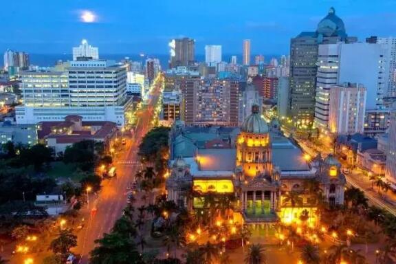 　　中国商品不仅在南部非洲国家的首都和大城市随处可见，而且在一些中小城镇也有较高的市场份额。现在如果在约翰内斯堡街头漫步，向任何一个迎面走来的黑人问时间，你一定会发现，他(她)们戴的手表大多是中国货，可见市场的占有率非常之高。  　　非洲有近8亿人口，是一个消费层次多样化、拥有巨大潜力的市场。近30年来，非洲对外贸易经历了一个较大发展、明显萎缩和逐步恢复的发展过程。其中，中国货的市场前景相当广阔。  　　    　　非洲以它的资源和市场潜力在世界上始终占有特殊的地位。当前，世界各国之间综合国力的竞争和对市场的争夺十分激烈，非洲丰富的资源和潜在的广阔市场对西方国家具有较大的吸引力。在非洲各国独立以后，一些西方发达国家利用原来宗主国的有利条件，或者附有政治条件的经济 "援助"，企图左右非洲国家的政治倾向，控制它们的资源与市场。  　　由于历史原因，非洲一直是欧洲的传统市场。欧盟在整个撒哈拉以南的非洲市场占有40%，投资占其全球总投资额的32%，而美国在撒哈拉以南的非洲市场只占了7.7%，投资仅占8%。西方国家所需的许多重要工业原料和稀有金属，主要依靠从非洲进口。目前，在非洲进出口总额中，世界工业化国家所占份额为66.5%，其中法国为12.6%,美国11.5%，日本5.2%;发展中国家所占份额近几年有所提高，但同年也只有20%多一点。  　　西非喜欢价廉物美的中国货  　　西非经济发展水平在非洲属中等层次。目前西非大多数人消费购物的观念属于实用型，追求的是实惠和经济耐用，对商品的牌子、式样、包装不甚讲究;属于享受型的人为数不多，限于少数高薪者和大的私人业主。  　　因此，高档商品的市场容量有限，价廉物美的中国商品深受西非人欢迎。在大众化的商店和集市上，很多黎巴嫩、印度、巴基斯坦和台湾省商人经营中国内地商品。他们是西非市场上的传统商人，了解西非消费者，也熟悉中国商品和市场行情，所以他们的中国货生意做得很好。只要坚持价廉物美的方针，坚守商品信誉，中国货在西非会有很强的竞争力，中国商人在西非市场上也可以有用武之地。  　　    　　中国的名牌货是东非人的首选目标  　　东部非洲通常包括埃塞俄比亚、厄立特里亚、索马里、吉布提、肯尼亚、坦桑尼亚、乌干达、卢旺达、布隆迪和塞舌尔。东非面积约370万平方公里，人口1.3亿。本地区所产咖啡约占世界总产量的14%，剑麻约占25%，丁香约占80%，茶叶、甘蔗、棉花也在非洲占有重要地位。  　　东非的经济发展水平在非洲各大地区中是最低的，按人口平均计算的国内生产总值只有全洲的33%左右，被列为世界上最不发达地区之一。东非采矿业极为薄弱，仅占国内生产总值的1%左右，而非洲其他地区都占10%-20%。在东非国家中，坦桑尼亚的宝石和黄金的蕴藏量相对较丰富。近年来，我国同东非国家贸易增长加快。中国的轻纺产品、日用消费品比较适合东非人的需求，中国的机电产品、农机具、化工产品也比较适合这些国家工农业发展水平，有着广阔的市场前景。`  　　中国的名牌货是东非人的首选目标。如果谁能买上一辆风凰牌自行车，像流星似地在马路上驶过，别人看着都很羡慕。至于雄鸡牌锄头恐怕鲜为中国人所知，但在东非几乎是家喻户晓，老少皆知，因为它钢口好，既锋利又坚固耐用，多年来供不应求。东非人钟情的其他名牌货还有蝴蝶牌缝纫机、向阳牌热水瓶、熊猫牌电视机、长城牌电扇、三环牌锁具、美加净化妆品、两面针牙膏，至于中国生产的抗疟疾药那就更受欢迎了。  　　    　　中非的需求很多样化  　　中部非洲包括乍得、中非共和国和刚果 (金)以及它们西面的3个大西洋沿岸国喀麦隆、加蓬和刚果(布)，一个半陆半岛国赤道几内亚和一个岛国圣多美和普林西比。刚果 (金)虽然也是滨海国家，但海岸线长仅35公里。中非地区面积536万平方公里，人口6000万。所产钻石占世界总产量的30%左右，锰矿石占12%，铜、钻、铀、锡、镭、辊、钮等矿物产量都在世界上占有重要地位。棕榈油、棕榈仁、天然橡胶、可可的产量也很大。此外，该地区森林资源非常丰富，盛产奥库梅木、奥齐戈木、桃花心木等珍贵木材。  　　中非消费市场不大，但消费水平高低悬殊较大，从而形成了多层次的消费市场。在中非，既有服务于国际机构、各国使馆、外国投资者和当地富人需要的高消费市场，又有适应多数穷人需要的低消费市场。  　　在中非国家首都和大城市，住有一批消费水平较高的欧洲人和美国人，他们穿金戴银，出手阔绰，讲究气派。此外，一些当地人的生活方式也完全西化，在衣、食、住、行等方面追求华丽时髦，喜欢标新立异。这类高档消费市场集中在市中心商业区，既有百货商店、超市，也有专营商店、精品屋。  　　穷人市场分布在市中心外围，有的以经营副食、蔬菜、粮油、水果等食品为主;有的以经营日用品、轻纺产品、小家电等商品为主;有的专营体现非洲传统文化特色的铜版画、油画、木、石、象牙雕刻等工艺品;有的犹如商业小区或商业一条街，按商品种类分成各个单元。与富人区市场不同的是品种多，规格全，挑选余地大，同类商品价格相对便宜，可以讨价还价，消费群更加广泛，中低档商品需求量大。)  　　    　　北非青睐中国的轻工、纺织产品  　　北部非洲通常包括埃及、苏丹、利比亚、突尼斯、阿尔及利亚、摩洛哥、亚速尔群岛和德拉群岛。北非面积达827万平方公里，人口近1·8亿，阿拉伯人占了70%左右。  　　北非是非洲最富庶的地区，原因在于该地区拥有丰富的自然资源，每年能生产和出口大量原油，可以保持相当数额的外汇收入。除苏丹外，北非其他5国人均国内生产总值都超过1000美元，其中利比亚更高达7089美元。近年来北非地区的年进出口贸易额在800亿美元上下，相当于非洲进出口贸易额的32%，特别是北非邻近实行自由贸易政策的中东市场，进入北非国家的商品可以向中东国家辐射，因此这个有潜力的市场，更加被世界各国商家所关注。  　　中国与北非国家双边贸易互补性较强。大多数北非国家的消费水平同中国大体上相似的消费水平同中国大体上相似，老百姓所需的轻工、纺织产品绝大部分依赖进口，而此类产品在中国又非常过剩。同时，北非国家出产的原油、化肥、矿产品及其他资源性产品都是我国经济建设所需要的。  　　    　　南非到处可以看到中国商品  　　事实上，中国商品不仅在南部非洲国家的首都和大城市随处可见，而且在一些中小城镇也有较高的市场份额。现在如果在约翰内斯堡街头漫步，向任何一个迎面走来的黑人问时间，你一定会发现，他(她)们戴的手表大多是中国货，可见市场的占有率非常之高。  　　非洲有近8亿人口，是一个消费层次多样化、拥有巨大潜力的市场。近30年来，非洲对外贸易经历了一个较大发展、明显萎缩和逐步恢复的发展过程。其中，中国货的市场前景相当广阔。  　　文章来自：尼日利亚华人网