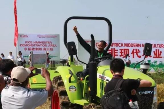 　　中国商品不仅在南部非洲国家的首都和大城市随处可见，而且在一些中小城镇也有较高的市场份额。现在如果在约翰内斯堡街头漫步，向任何一个迎面走来的黑人问时间，你一定会发现，他(她)们戴的手表大多是中国货，可见市场的占有率非常之高。  　　非洲有近8亿人口，是一个消费层次多样化、拥有巨大潜力的市场。近30年来，非洲对外贸易经历了一个较大发展、明显萎缩和逐步恢复的发展过程。其中，中国货的市场前景相当广阔。  　　    　　非洲以它的资源和市场潜力在世界上始终占有特殊的地位。当前，世界各国之间综合国力的竞争和对市场的争夺十分激烈，非洲丰富的资源和潜在的广阔市场对西方国家具有较大的吸引力。在非洲各国独立以后，一些西方发达国家利用原来宗主国的有利条件，或者附有政治条件的经济 "援助"，企图左右非洲国家的政治倾向，控制它们的资源与市场。  　　由于历史原因，非洲一直是欧洲的传统市场。欧盟在整个撒哈拉以南的非洲市场占有40%，投资占其全球总投资额的32%，而美国在撒哈拉以南的非洲市场只占了7.7%，投资仅占8%。西方国家所需的许多重要工业原料和稀有金属，主要依靠从非洲进口。目前，在非洲进出口总额中，世界工业化国家所占份额为66.5%，其中法国为12.6%,美国11.5%，日本5.2%;发展中国家所占份额近几年有所提高，但同年也只有20%多一点。  　　西非喜欢价廉物美的中国货  　　西非经济发展水平在非洲属中等层次。目前西非大多数人消费购物的观念属于实用型，追求的是实惠和经济耐用，对商品的牌子、式样、包装不甚讲究;属于享受型的人为数不多，限于少数高薪者和大的私人业主。  　　因此，高档商品的市场容量有限，价廉物美的中国商品深受西非人欢迎。在大众化的商店和集市上，很多黎巴嫩、印度、巴基斯坦和台湾省商人经营中国内地商品。他们是西非市场上的传统商人，了解西非消费者，也熟悉中国商品和市场行情，所以他们的中国货生意做得很好。只要坚持价廉物美的方针，坚守商品信誉，中国货在西非会有很强的竞争力，中国商人在西非市场上也可以有用武之地。  　　    　　中国的名牌货是东非人的首选目标  　　东部非洲通常包括埃塞俄比亚、厄立特里亚、索马里、吉布提、肯尼亚、坦桑尼亚、乌干达、卢旺达、布隆迪和塞舌尔。东非面积约370万平方公里，人口1.3亿。本地区所产咖啡约占世界总产量的14%，剑麻约占25%，丁香约占80%，茶叶、甘蔗、棉花也在非洲占有重要地位。  　　东非的经济发展水平在非洲各大地区中是最低的，按人口平均计算的国内生产总值只有全洲的33%左右，被列为世界上最不发达地区之一。东非采矿业极为薄弱，仅占国内生产总值的1%左右，而非洲其他地区都占10%-20%。在东非国家中，坦桑尼亚的宝石和黄金的蕴藏量相对较丰富。近年来，我国同东非国家贸易增长加快。中国的轻纺产品、日用消费品比较适合东非人的需求，中国的机电产品、农机具、化工产品也比较适合这些国家工农业发展水平，有着广阔的市场前景。`  　　中国的名牌货是东非人的首选目标。如果谁能买上一辆风凰牌自行车，像流星似地在马路上驶过，别人看着都很羡慕。至于雄鸡牌锄头恐怕鲜为中国人所知，但在东非几乎是家喻户晓，老少皆知，因为它钢口好，既锋利又坚固耐用，多年来供不应求。东非人钟情的其他名牌货还有蝴蝶牌缝纫机、向阳牌热水瓶、熊猫牌电视机、长城牌电扇、三环牌锁具、美加净化妆品、两面针牙膏，至于中国生产的抗疟疾药那就更受欢迎了。  　　    　　中非的需求很多样化  　　中部非洲包括乍得、中非共和国和刚果 (金)以及它们西面的3个大西洋沿岸国喀麦隆、加蓬和刚果(布)，一个半陆半岛国赤道几内亚和一个岛国圣多美和普林西比。刚果 (金)虽然也是滨海国家，但海岸线长仅35公里。中非地区面积536万平方公里，人口6000万。所产钻石占世界总产量的30%左右，锰矿石占12%，铜、钻、铀、锡、镭、辊、钮等矿物产量都在世界上占有重要地位。棕榈油、棕榈仁、天然橡胶、可可的产量也很大。此外，该地区森林资源非常丰富，盛产奥库梅木、奥齐戈木、桃花心木等珍贵木材。  　　中非消费市场不大，但消费水平高低悬殊较大，从而形成了多层次的消费市场。在中非，既有服务于国际机构、各国使馆、外国投资者和当地富人需要的高消费市场，又有适应多数穷人需要的低消费市场。  　　在中非国家首都和大城市，住有一批消费水平较高的欧洲人和美国人，他们穿金戴银，出手阔绰，讲究气派。此外，一些当地人的生活方式也完全西化，在衣、食、住、行等方面追求华丽时髦，喜欢标新立异。这类高档消费市场集中在市中心商业区，既有百货商店、超市，也有专营商店、精品屋。  　　穷人市场分布在市中心外围，有的以经营副食、蔬菜、粮油、水果等食品为主;有的以经营日用品、轻纺产品、小家电等商品为主;有的专营体现非洲传统文化特色的铜版画、油画、木、石、象牙雕刻等工艺品;有的犹如商业小区或商业一条街，按商品种类分成各个单元。与富人区市场不同的是品种多，规格全，挑选余地大，同类商品价格相对便宜，可以讨价还价，消费群更加广泛，中低档商品需求量大。)  　　    　　北非青睐中国的轻工、纺织产品  　　北部非洲通常包括埃及、苏丹、利比亚、突尼斯、阿尔及利亚、摩洛哥、亚速尔群岛和德拉群岛。北非面积达827万平方公里，人口近1·8亿，阿拉伯人占了70%左右。  　　北非是非洲最富庶的地区，原因在于该地区拥有丰富的自然资源，每年能生产和出口大量原油，可以保持相当数额的外汇收入。除苏丹外，北非其他5国人均国内生产总值都超过1000美元，其中利比亚更高达7089美元。近年来北非地区的年进出口贸易额在800亿美元上下，相当于非洲进出口贸易额的32%，特别是北非邻近实行自由贸易政策的中东市场，进入北非国家的商品可以向中东国家辐射，因此这个有潜力的市场，更加被世界各国商家所关注。  　　中国与北非国家双边贸易互补性较强。大多数北非国家的消费水平同中国大体上相似的消费水平同中国大体上相似，老百姓所需的轻工、纺织产品绝大部分依赖进口，而此类产品在中国又非常过剩。同时，北非国家出产的原油、化肥、矿产品及其他资源性产品都是我国经济建设所需要的。  　　    　　南非到处可以看到中国商品  　　事实上，中国商品不仅在南部非洲国家的首都和大城市随处可见，而且在一些中小城镇也有较高的市场份额。现在如果在约翰内斯堡街头漫步，向任何一个迎面走来的黑人问时间，你一定会发现，他(她)们戴的手表大多是中国货，可见市场的占有率非常之高。  　　非洲有近8亿人口，是一个消费层次多样化、拥有巨大潜力的市场。近30年来，非洲对外贸易经历了一个较大发展、明显萎缩和逐步恢复的发展过程。其中，中国货的市场前景相当广阔。  　　文章来自：尼日利亚华人网