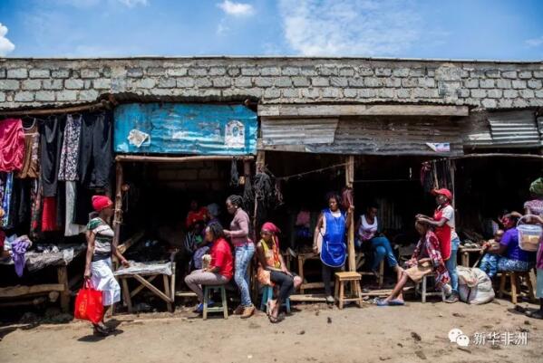 　　森姆娅的美发店位于肯尼亚首都内罗毕的一个贫民窟——科罗戈乔。在她的店铺旁边，紧挨着四五家都是挂着各色假发的美发店，家家生意兴隆。即使住在贫民窟里，经济窘迫也阻挡不了女人们的爱美之心。  　　    　　这是10月13日拍摄的内罗毕科罗戈乔街边的理发店。新华社记者 吕帅摄  　　在肯尼亚、坦桑尼亚、津巴布韦、尼日利亚等非洲国家，因气候等各种原因，人们的头发发质干、生长慢，稍微长长一点就打卷，普遍头发都非常短。因此，大部分非洲女人都爱头上戴一顶假发。各式各样的辫子、五颜六色的发色，成了大街上一道靓丽的风景。  　　一些非洲女人认为，不戴假发出门，就像没有化妆出门一样，总感觉“少了些什么”。  　　    　　10月13日，凯莉·森姆娅(上)在店铺为一位女士做头发。新华社记者 吕帅摄  　　十六岁的乔伊丝·穆卡米是森姆娅的常客。她说，“我少则两个星期、多则一个月就会来这里做一次头发。”  　　    　　10月13日，凯莉·森姆娅在帮顾客做头发。新华社记者 李百顺摄  　　非洲发辫的式样很多，常见的有拉线——把头发细细分成一缕一缕，贴着头皮编成一条条垄沟;玉米田——接上纤维假发后编成一大把辫子;骇人长发绺——雷鬼乐鼻祖鲍勃·马利和《加勒比海盗》里约翰尼·德普的发型，在中国也称“脏辫”，目前北上广等大城市一部分爱好篮球、街舞或者流行音乐时尚青年也会做这种“酷”、“潮”的发型。  　　    　　10月13日，凯莉·森姆娅(上)在店铺为一位女士做头发。新华社记者 吕帅摄  　　用来编发辫的假发，有的是化纤材质，有的是真人头发。大部分非洲女人不知道，自己头顶上的假发，很可能来自中国一个叫做许昌的地方。  　　    　　10月13日，一名肯尼亚妇女在编假发。新华社记者 李百顺摄  　　中国是世界假发制造和出口大国，而河南省许昌市是“中国假发之都”。目前，许昌市出口规模超过500万美元的发制品企业有50多家，2016年发制品出口收入超过10亿美元。借助“一带一路”的东风，一些企业也走进非洲开设发制品厂就近生产，为当地居民带来了大量就业岗位。  　　编这种非洲发辫十分耗时。穆卡米今天编的拉线最简单，像森姆娅这样的熟手20分钟就可完成。像玉米田或者“脏辫”这样的发型，经常耗时长达3-4个小时。  　　    　　10月13日，乔伊丝·穆卡米展示刚编好的发辫。新华社记者 李百顺摄  　　非洲发辫对平均收入水平较低的非洲人来说并不便宜。穆卡米这样长在贫民窟的女孩，每个月大概会花4美元在发辫上。在外企有稳定工作的茹丝，每个月大概花15-30美元在头发上。“我这还不算什么。有些有钱的女人，一个月假发花费可以达到500美元!”茹丝说。  　　因为女人们的爱美之心，假发行业在非洲成为一门火热的生意。作为从业人员，森姆娅也算是一位获益者。“在科罗戈乔，一些女孩子迫于生计会去做妓女。好在我有这一门手艺，它养活了我和我的家人。”森姆娅从初中起就喜欢编发辫，她的美发店在科罗戈乔已经开了5年。  　　记者问森姆娅，肯尼亚混乱的大选情况有没有影响到她的生意。令人意外的是，她说大选让她生意更红火。“有很多人大选期间会回老家投票，因此她们会特意来做一次头发。大选之前我一天的顾客多到忙不过来。”  　　文章来自：新华非洲