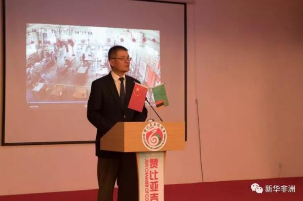 　　16日晚，赞比亚侨界就如何更好维护在赞侨企合法权益等问题在卢萨卡召开座谈会。中国驻赞比亚大使杨优明，赞比亚商业、贸易与工业部长玛格莉特·姆瓦纳卡特韦，赞比亚华侨华人代表等出席座谈会。  　　    　　中国驻赞比亚大使杨优明致辞。  　　杨优明表示，中赞两国是传统友好国家，10月4日在赞中国公民被抓捕事件不应该发生。事件发生后，他随即与赞比亚总统伦古进行交涉，要求赞方立即释放被抓侨胞。随后，驻赞使馆发出照会，要求赞政府彻查此事，惩治过度执法官员，并与赞侨界进行对话，以确保此事不再发生。  　　杨优明说，玛格莉特·姆瓦纳卡特韦部长出席此次侨企座谈会，展现了赞政府愿意与侨界沟通的态度，希望赞政府采取切实措施，从维护赞比亚大局的角度出发，满足侨社代表提出的诉求，承诺类似的事件不再发生，保障在赞中国公民的合法权益，维护其尊严。他说，中赞两国合作前景广阔，两国人民应该珍惜这来之不易的好形势，不能让此类事件再发生损害两国关系。中赞两国离不开彼此，两国人民应团结合作，为将两国关系提升至新高度而努力。  　　    　　赞比亚商业、贸易与工业部长玛格莉特·姆瓦纳卡特韦致辞。  　　玛格莉特·姆瓦纳卡特韦部长表示，中赞友谊源远流长，各领域合作成果丰硕，中国是赞比亚第二大贸易伙伴、主要投资来源国和基础设施建设的主要承建方，相信两国关系不会因此次中国人被抓事件受到影响。她说，赞比亚倡导和平、稳定，将一如既往关注保护中国投资者，因而承诺，赞政府定会对此次抓捕事件做出解释，查出并惩处行为不端、过度执法的官员，此类事件一定不会再发生。  　　赞比亚吉林商会会长、JCS食品城董事长姚允武表示，10月4日，数十名中国公民在赞比亚首都卢萨卡市的JCS食品城中遭到执法部门粗暴抓捕，经过驻赞使馆积极交涉后，被抓侨胞当日即被释放。但抓捕事件引发侨胞不满。  　　    　　座谈会现场。  　　姚允武表示，在逮捕过程中，赞执法人员携带枪支等武器，不加甄别地逮捕中国公民，涉嫌过度执法和粗暴执法，这已经是在今年中国重大节日内，在赞中国公民第二次遭到抓捕，严重伤害了中国人民的感情。他希望赞政府就执法部门的粗暴执法行为作出解释;希望赞政府彻查、惩治此次事件中的过度执法者;希望赞政府保护JCS食品城这个在赞中国公民聚集的社区;希望此类抓捕事件不再发生。他说，食品城也会约束商户合法经营。  　　赞比亚华侨华人总会会长张键表示，为了避免类似抓捕事件再次发生，维护好中赞投资和谐稳定局面及两国全天候友谊，赞比亚华侨华人总会将始终倡导在赞同胞遵守当地法律法规及政策，支持并配合执法部门的正当执法;总会强烈呼吁执法部门以法律为准绳，以事实为依据，合理排查，文明执法，坚决谴责任何执法部门在检查行动中采取任何形式的羞辱，歧视，不加甄别地过度执法及非法对待行为;为确保合规守法企业的正常经营，避免遭受不合理干扰，赞比亚华侨华人总会将协助内政部、移民局等相关部门制定在赞中资企业及侨企名录，建议执法部门对收入名录内的合规企业在执法时予以合理的区别对待。  　　文章来自：新华非洲