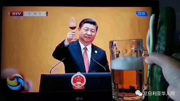 　　中国共产党第十九次全国代表大会18日上午在人民大会堂开幕。习近平代表第十八届中央委员会向大会作了题为《决胜全面建成小康社会　夺取新时代中国特色社会主义伟大胜利》的报告。  　　习主席，64周岁，从9点开始做报告，一直到12：30，没停歇一下，没喝一口水，没坐一分钟，还要时刻注意形象面对国内外的现场直播和媒体镜头，还要控制语速，字正腔圆。  　　3个半小时，57页，32385字，全程站着，不喝一口水，不上厕所，没有鲜花，没有果盘，有的只是坚定的声音，震撼的语言，党的最高领导人，身体力行，向全中华儿女履行自己的庄严承诺，中华民族正在走向伟大复兴;  　　全场2000多人大代表，没有一个水杯，更没有出出进进、吸烟的、打电话的等等。  　　或许这是中国最大的职业化。  　　习大大尚且如此，我们还有什么不能克服的?  　　为中国点赞    ， 我以我是中国人而自豪。  　　    　　习近平指出，这次大会的主题是：不忘初心，牢记使命，高举中国特色社会主义伟大旗帜，决胜全面建成小康社会，夺取新时代中国特色社会主义伟大胜利，为实现中华民族伟大复兴的中国梦不懈奋斗。  　　大会主席团常务委员会成员在主席台前排就座。  　　大会由李克强主持。上午9时，会议开始。全场起立，高唱《中华人民共和国国歌》。随后，全体同志为毛泽东、周恩来、刘少奇、朱德、邓小平、陈云等已故老一辈无产阶级革命家和革命先烈默哀。  　　李克强宣布，党的十九大应出席代表2280人，特邀代表74人，共2354人，今天实到2338人。他对列席大会的党外朋友和有关方面负责同志表示热烈的欢迎。  　　习近平代表第十八届中央委员会向大会作的报告分13个部分：  　　一、过去五年的工作和历史性变革;  　　二、新时代中国共产党的历史使命;  　　三、新时代中国特色社会主义思想和基本方略;  　　四、决胜全面建成小康社会，开启全面建设社会主义现代化国家新征程;  　　五、贯彻新发展理念，建设现代化经济体系;  　　六、健全人民当家作主制度体系，发展社会主义民主政治;  　　七、坚定文化自信，推动社会主义文化繁荣兴盛;  　　八、提高保障和改善民生水平，加强和创新社会治理;  　　九、加快生态文明体制改革，建设美丽中国;  　　十、坚持走中国特色强军之路，全面推进国防和军队现代化;  　　十一、坚持“一国两制”，推进祖国统一;  　　十二、坚持和平发展道路，推动构建人类命运共同体;  　　十三、坚定不移全面从严治党，不断提高党的执政能力和领导水平。  　　报告过程中，全场一次次响起热烈的掌声。  　　3000多名中外记者采访报道了开幕会盛况。  　　    　　十九大报告，习近平直抵人心的19句话!  　　新华网摘编了报告中直抵人心的19句话，以飨广大网友。  　　1、中国共产党人的初心和使命，就是为中国人民谋幸福，为中华民族谋复兴。  　　2、中国特色社会主义进入了新时代。  　　3、中华民族迎来了从站起来、富起来到强起来的伟大飞跃。  　　4、我国社会主要矛盾已经转化为人民日益增长的美好生活需要和不平衡不充分的发展之间的矛盾。  　　5、中华民族伟大复兴，绝不是轻轻松松、敲锣打鼓就能实现的。  　　6、把人民对美好生活的向往作为奋斗目标，依靠人民创造历史伟业。  　　7、乘势而上开启全面建设社会主义现代化国家新征程，向第二个百年奋斗目标进军。  　　8、中华民族将以更加昂扬的姿态屹立于世界民族之林。  　　9、中国开放的大门不会关闭，只会越开越大。  　　10、有事好商量，众人的事情由众人商量，是人民民主的真谛。  　　11、把人民利益摆在至高无上的地位。  　　12、让全体人民住有所居。  　　13、打赢蓝天保卫战。  　　14、我们的军队是人民军队，我们的国防是全民国防。  　　15、我们有坚定的意志、充分的信心、足够的能力挫败任何形式的“台独”分裂图谋。  　　16、人民群众反对什么、痛恨什么，我们就要坚决防范和纠正什么。  　　17、不管腐败分子逃到哪里，都要缉拿归案、绳之以法。  　　18、党始终同人民想在一起、干在一起。  　　19、中国梦是我们这一代的，更是青年一代的。  　　文章来自：新华网