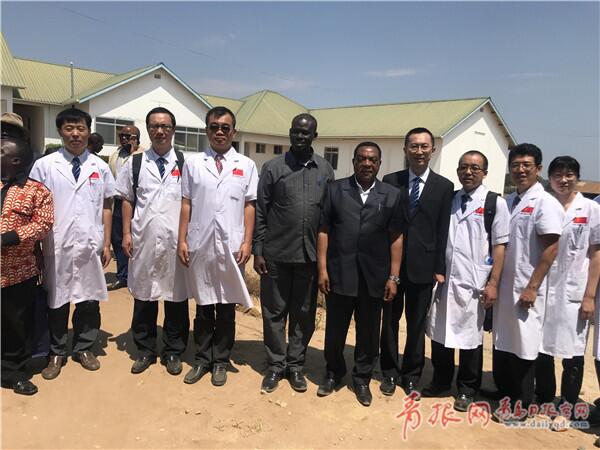 　　10月3日至7日，在中国驻坦桑尼亚大使馆以及驻坦经代处的统筹安排下，中国第24批援坦医疗队总队长、市立医院眼科中心副主任医师朱健带队赴IRINGA省开展“送医送药下乡义诊”活动。朱健带领医疗队队员历时两天的颠簸到达义诊地点，在5天的义诊活动中共诊治病人1400人次。  　　    　　感谢证书  　　    　　朱健接收感谢证书  　　坦桑尼亚缺医少药现象严重，尤其是在偏远农村。坦桑尼亚外交部长马希加亲临义诊现场，亲切慰问医疗队员，感谢医疗队员的付出，当场签名颁发了感谢证书。他还希望援坦医疗队员们能更多地提供医疗服务，为偏僻的乡下病人义诊。  　　    　　朱健和医疗队员  　　    　　和当地儿童  　　驻坦使馆苟皓东代办致辞说，中国援坦医疗队在坦桑工作了49年，救治了大量病人，传播医疗技术，受到坦桑人民的欢迎。  　　援坦队员们以实际行动践行了中国援外医疗队精神：不畏艰苦、甘于奉献、救死扶伤、大爱无疆。正如马希加所说：中国医疗队员不仅仅是医生，更是传播中坦友谊的民间大使!  　　文章来自：大众网