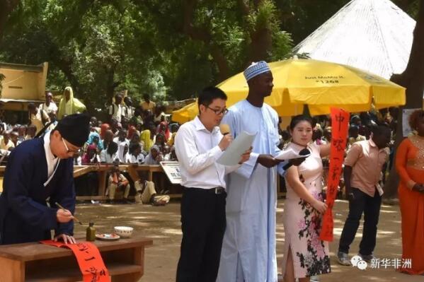 　　雅温得第二大学孔子学院马鲁阿分院日前在喀麦隆极北大区首府马鲁阿举办中国文化开放日，吸引超过2000名当地中学生现场体验中国文化。  　　马鲁阿三区区长毕图姆致辞表示，汉语是世界上使用人口最多的语言，也将成为未来主流商业语言之一。他希望中学生学好汉语，提高未来职场竞争力。  　　雅二大孔院马鲁阿分院中方负责人刘权说，学院成立10年来已为喀麦隆培育3万名汉语人才。  　　    　　雅二大孔院马鲁阿分院举办中国文化开放日。  　　    　　马鲁阿三区区长毕图姆致辞。  　　    　　雅二大孔院马鲁阿分院中方负责人刘权(左二)致辞。  　　    　　孔院教师和马鲁阿中学生交流。  　　    　　嘉宾体验中国书法。  　　    　　马鲁阿中学生现场体验中国戏剧。  　　    　　马鲁阿中学生现场体验中国戏剧。  　　    　　马鲁阿中学生现场体验“一句话汉语”。  　　开放日后，孔院教师在马鲁阿部分中学进行宣讲，进一步加强与当地学校在汉语教学方面的合作。马鲁阿目前共有10所中学开设汉语课程，学习汉语的中学生人数近800人，共有14名本土汉语教师，皆为孔院培养。  　　    　　雅二大孔院马鲁阿分院开展中学宣讲活动。  　　    　　雅二大孔院马鲁阿分院开展中学宣讲活动。  　　文章来自：新华非洲