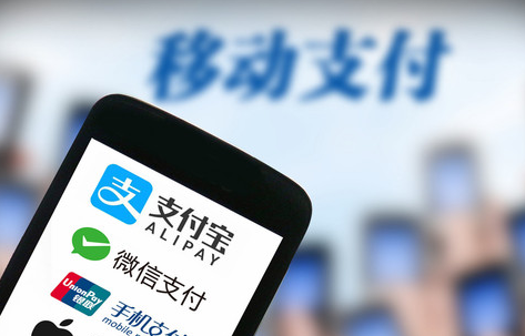 　　在非洲，大多数人依旧生活在“现金为王”的时代。无论去哪里，总要备好现金，因为可以刷卡的地方并不多。近来，中国移动支付公司开始进军非洲，在非洲使用手机支付不再是遥远的梦想。  　　南非约翰内斯堡北郊的罗斯班克拥有时尚而现代的购物中心，这里餐馆林立，商业繁荣。由于当地治安不好，中国游客携带现金购物并不安全。现在一切变得简单起来，这家购物中心的商户已经接入支付宝业务。对于中国消费者来说，在这里购物就像在国内一样便捷顺畅。今年8月底，蚂蚁金服公司宣布，该公司旗下的支付宝移动支付业务已经接入南非1万家商户，这不仅为赴南非旅游的中国游客和南非华侨华人提供了便利，更标志着支付宝正式进军非洲市场。南非也成为首个接入中国移动支付的非洲国家。  　　支付宝通过与南非支付公司扎珀(Zapper)合作实现在非洲的落地。扎珀在南非服务范围覆盖酒店、零售、电子商务、停车等领域。南非商家希望通过开通中国移动支付渠道吸引更多中国游客。移动支付在南非依旧是新鲜事物，而中国已经成为全球第一大移动支付市场，迅速发展的中国移动支付成为中国金融创新的品牌。无论是支付宝还是微信钱包，都在非洲越来越常见。在非洲最重要的枢纽机场——埃塞俄比亚首都亚的斯亚贝巴的博莱国际机场，往来的中国人可以用微信钱包或支付宝购买牛肉拉面。在坦桑尼亚首都达累斯萨拉姆或者肯尼亚首都内罗毕的中国饭店，人们更欢迎手机扫码支付。  　　中国的移动支付也为非洲的普惠金融带来了新的可能性。非洲许多人没有银行账户，即便是拥有银行账户也需要缴纳高额费用。人们平时依旧依靠现金进行交易，大多数人没有办法接触到优质的金融产品和服务，这也就无法释放非洲巨大的金融市场潜力。“发展普惠金融”就变得极为迫切。  　　与此同时，在短短几年的时间里，移动互联网的发展改变了非洲的通信状况，非洲直接跃入数字化时代。非洲手机普及率较高，这让非洲消费者更容易接受移动支付新技术。移动支付能够让更多的非洲人享受到便捷的金融服务。这也是肯尼亚萨法瑞电信公司的M—Pesa大获成功的原因。肯尼亚一半人口都在使用M—Pesa手机钱包。人们只需要手机号，无需绑定银行卡，在账户里存钱，就可以存取款、汇款、购物、手机充值等。在内罗毕街头，可以像中国一样使用手机购买一份早餐。  　　非洲的领导人已经意识到了数字革命的重要性。几内亚总统孔戴在接受记者采访时表示，非洲现在需要抓住全新技术革命，让非洲乘上互联网和数字经济发展的大潮。在互联网时代，非洲和世界其他国家站在同一起跑线上。在移动支付方面，非洲也并不落后，甚至拥有更成熟的条件和更广阔的市场。中国移动支付抢滩非洲，能够给非洲金融创新带来中国的经验，在这个潜力巨大的市场树立中国标杆。  　　文章来自：人民日报