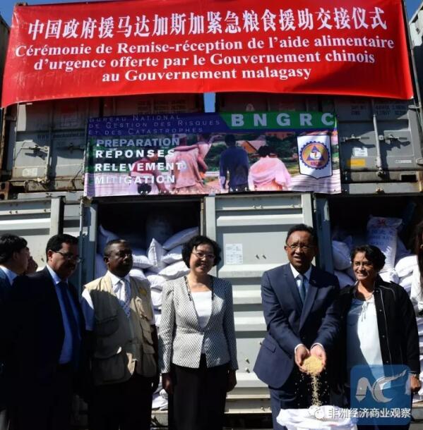 　　中国的“一带一路”已经是各国无法回避的话题，特别是那些将中国视为竞争对手的国家。10月21日，韩国《朝鲜日报》旗下网站“朝鲜商业”就报道称，中国在提出“一带一路”后对非洲压倒性的投资规模已经令日本政府感到紧张，特别是当注意到两国在这方面的巨大差距时。  　　中国在非洲的巨额投资令日本紧张  　　报道援引大韩贸易投资振兴公社的报告称，自中国提出“一带一路”以来，其向非洲的投资更加积极。像南非、赞比亚、加纳、莫桑比克等多个非洲国家都得到了来自中国的大量投资，非洲已经成了中国向海外拓展自己影响力的一个前沿基地。  　　其中，中国的投资主要集中于连接了地中海和印度洋的战略要地埃塞俄比亚，专家认为这一选择背后有着地缘上的考虑。  　　    　　埃塞俄比亚青年正在首都亚的斯亚贝巴郊区的华坚国际轻工业园内工作  　　图片来源：人民日报  　　麦肯锡今年6月的报告显示，在进军非洲的1万多家中国企业中有90%是私营企业，其中有74%的企业对进军非洲持乐观态度，63%的企业已经进行了长期投资，还有25%的中国企业可以在第一年就收回投资，按照该报告的说法，中国在非洲的这种参与程度没有哪个国家能与之匹敌。  　　眼下，中国和非洲的交易规模正以每年增加20%的速度持续增长，中国企业的利润预计在2025年将达到2500亿美元(约合人民币16591亿元)。其中，中国连续7年都是南非的最大贸易国，2017年1-7月两国贸易额同比增长32.9%，达到227亿美元(约合人民币1506亿元)。  　　    　　报道称，正是中非之间的这种火热关系，令日本显得尤为紧张。  　　日本政府为克服国内的老龄化、高工资等问题，眼下正鼓励他们的企业向非洲进军。虽然日本现在已经成了非洲重要国家南非的第三大贸易伙伴，但在去年日本向南非的出口额只有25亿6400万美元(约合人民币170亿1600万元)，跟第四名的泰国相比也只有微弱的优势。  　　    　　2013年，安倍晋三同南非总统祖马会面  　　图片来源：日本驻南非大使馆  　　相比而言，中国去年对南非的出口额则达到了135亿9600万美元(约合人民币902亿3000万元)，不仅将日本远远甩在身后，即便是第二名印度的出口额(31.7亿美元，约合人民币210亿元)也完全无法与之相比。  　　为此，日本政府不得不努力提高投资规模。去年，日本首相安倍晋三在肯尼亚首都内罗毕举行的非洲开发会议上表示：“到2018年，将下调法人税，建立300亿美元(约合人民币1990亿元)规模的官民合作基金。”  　　尽管《朝鲜商业》的这篇报道通篇讲述了中日之间的竞争，但在文末，报道还是灰溜溜的补充道，2016年，韩国向南非的出口额占南非总进口额的1.34%，与中国相比，这一数值微不足道。  　　当然，无论韩日两国对中国在非洲的投资额感到多么紧张，中国仍将一往无前。据《北非邮报》10月15日报道，本月，中国已经和对华免签的非洲国家摩洛哥就在该国非斯建设经济特区达成一致，摩洛哥方面希望可以借此吸引中国在汽车、航空、农业、卫生和可再生能源等领域的投资。而在此前，中国的四川海特集团已经同意在摩洛哥的丹吉尔建立一个价值100亿美元(约合人民币663亿元)的产业和技术中心，这将为摩洛哥创造10万个就业岗位。  　　而中国对非洲也不仅仅只有投资。南非泛非通讯社本月15日报道称，在马达加斯加深陷鼠疫危害之际，马达加斯加的中国商人和企业家协会(ACECMA)还向马达加斯加政府捐赠5000万阿里里(约合人民币11万元)。  　　    　　马达加斯加总统(右二)展示中国政府的救援物资  　　图片来源：新华社  　　中国驻马达加斯加大使杨晓龙在致辞中说：“马达加斯加的中国公民非常重视马达加斯加人民的福祉，也非常重视对马达加斯加人民的慈善事业。”、“这一捐款证明了中国公民与马达加斯加共同抗击鼠疫的善意。”  　　文章来自：非洲经济商业观察