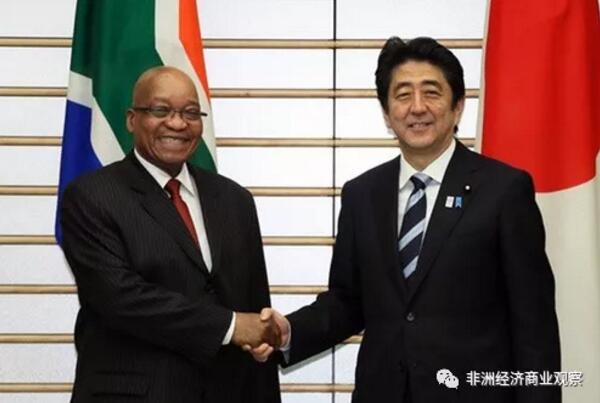 　　中国的“一带一路”已经是各国无法回避的话题，特别是那些将中国视为竞争对手的国家。10月21日，韩国《朝鲜日报》旗下网站“朝鲜商业”就报道称，中国在提出“一带一路”后对非洲压倒性的投资规模已经令日本政府感到紧张，特别是当注意到两国在这方面的巨大差距时。  　　中国在非洲的巨额投资令日本紧张  　　报道援引大韩贸易投资振兴公社的报告称，自中国提出“一带一路”以来，其向非洲的投资更加积极。像南非、赞比亚、加纳、莫桑比克等多个非洲国家都得到了来自中国的大量投资，非洲已经成了中国向海外拓展自己影响力的一个前沿基地。  　　其中，中国的投资主要集中于连接了地中海和印度洋的战略要地埃塞俄比亚，专家认为这一选择背后有着地缘上的考虑。  　　    　　埃塞俄比亚青年正在首都亚的斯亚贝巴郊区的华坚国际轻工业园内工作  　　图片来源：人民日报  　　麦肯锡今年6月的报告显示，在进军非洲的1万多家中国企业中有90%是私营企业，其中有74%的企业对进军非洲持乐观态度，63%的企业已经进行了长期投资，还有25%的中国企业可以在第一年就收回投资，按照该报告的说法，中国在非洲的这种参与程度没有哪个国家能与之匹敌。  　　眼下，中国和非洲的交易规模正以每年增加20%的速度持续增长，中国企业的利润预计在2025年将达到2500亿美元(约合人民币16591亿元)。其中，中国连续7年都是南非的最大贸易国，2017年1-7月两国贸易额同比增长32.9%，达到227亿美元(约合人民币1506亿元)。  　　    　　报道称，正是中非之间的这种火热关系，令日本显得尤为紧张。  　　日本政府为克服国内的老龄化、高工资等问题，眼下正鼓励他们的企业向非洲进军。虽然日本现在已经成了非洲重要国家南非的第三大贸易伙伴，但在去年日本向南非的出口额只有25亿6400万美元(约合人民币170亿1600万元)，跟第四名的泰国相比也只有微弱的优势。  　　    　　2013年，安倍晋三同南非总统祖马会面  　　图片来源：日本驻南非大使馆  　　相比而言，中国去年对南非的出口额则达到了135亿9600万美元(约合人民币902亿3000万元)，不仅将日本远远甩在身后，即便是第二名印度的出口额(31.7亿美元，约合人民币210亿元)也完全无法与之相比。  　　为此，日本政府不得不努力提高投资规模。去年，日本首相安倍晋三在肯尼亚首都内罗毕举行的非洲开发会议上表示：“到2018年，将下调法人税，建立300亿美元(约合人民币1990亿元)规模的官民合作基金。”  　　尽管《朝鲜商业》的这篇报道通篇讲述了中日之间的竞争，但在文末，报道还是灰溜溜的补充道，2016年，韩国向南非的出口额占南非总进口额的1.34%，与中国相比，这一数值微不足道。  　　当然，无论韩日两国对中国在非洲的投资额感到多么紧张，中国仍将一往无前。据《北非邮报》10月15日报道，本月，中国已经和对华免签的非洲国家摩洛哥就在该国非斯建设经济特区达成一致，摩洛哥方面希望可以借此吸引中国在汽车、航空、农业、卫生和可再生能源等领域的投资。而在此前，中国的四川海特集团已经同意在摩洛哥的丹吉尔建立一个价值100亿美元(约合人民币663亿元)的产业和技术中心，这将为摩洛哥创造10万个就业岗位。  　　而中国对非洲也不仅仅只有投资。南非泛非通讯社本月15日报道称，在马达加斯加深陷鼠疫危害之际，马达加斯加的中国商人和企业家协会(ACECMA)还向马达加斯加政府捐赠5000万阿里里(约合人民币11万元)。  　　    　　马达加斯加总统(右二)展示中国政府的救援物资  　　图片来源：新华社  　　中国驻马达加斯加大使杨晓龙在致辞中说：“马达加斯加的中国公民非常重视马达加斯加人民的福祉，也非常重视对马达加斯加人民的慈善事业。”、“这一捐款证明了中国公民与马达加斯加共同抗击鼠疫的善意。”  　　文章来自：非洲经济商业观察