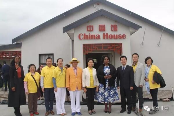 　　南非宋庆龄基金会25日再次向开普敦一家孤儿院捐赠生活物资，南非总统祖马的夫人班吉·恩格马参加了捐赠活动。  　　    　　南非总统祖马的夫人班吉·恩格马(用手搂孩子者)与孤儿合影。  　　当天早上，南非宋庆龄基金会的工作人员冒雨来到巴芬马利利儿童中心，中国驻开普敦总领馆代总领事曹利等一同前往。该中心位于开普敦近郊的南非第二大黑人居住区卡耶利特莎，这里收留了120余名3岁至12岁的孤儿。  　　    　　班吉·恩格马在捐赠仪式上讲话。  　　南非宋庆龄基金会为孩子送来了满满一车的物品，其中包括大米、面粉、玉米粉、食用油、罐头、床单、被毯、毛巾和衣物等生活物资。这是今年以来南非宋庆龄基金会第三次向这些孩子们捐赠生活用品。孤儿院孩子和老师们像过节一样，载歌载舞，表达他们的感激之情。  　　    　　孤儿院的孩子们。  　　南非宋庆龄基金会会长陈清在捐赠交接仪式上致辞，感谢南非第一夫人班吉·恩格马在百忙之中出席此次捐赠活动。陈清表示，南非宋庆龄基金会是中国宋庆龄基金会在非洲设立的慈善机构，自2009年成立以来，一直牢记基金会的宗旨，积极举行各种形式的捐助慈善活动，回馈当地社会。她希望通过这一系列的善举，进一步提高华人形象，增强中南两国人民间的相互了解，促进两国友好关系的发展。  　　    　　班吉·恩格马与中国驻开普敦总领馆代总领事曹利(右一)握手。右二为南非宋庆龄基金会会长陈清。  　　曹利说，在过去的8年里，南非宋庆龄基金会努力弘扬慈善精神，积极向当地孤儿院、孤寡老人院和贫困的中小学生提供了一次又一次的捐助，促进了两国人民之间的相互了解，他们把南非作为自己的第二故乡，并愿意为这个美丽国家的建设贡献自己的力量。他鼓励孩子们永远不向命运低头，好好学习，争取长大后成为对社会有用和有爱心的人，去帮助需要帮助的人，回馈国家和社会。  　　班吉·恩格马说，当她走进巴芬马利利孤儿院，看到孩子们健康活泼的精神面貌时感到很欣慰，同时为能参加南非华侨华人的捐赠活动感到高兴。她说，访问中国期间，她曾经走访中国宋庆龄基金会，她非常赞同基金会提出的慈善理念，并感谢宋庆龄基金会为改善南非贫困儿童生活所作出的努力。  　　班吉·恩格马和陈清以及曹利一道向孩子们分发了捐赠物资。  　　随后，班吉·恩格马来到开普敦的巴普莫莱勒孤儿院，参观了里面的一所名为“中国馆”的孤儿之家。该馆是2014年由南非宋庆龄基金会捐建的，耗资220万兰特(现约14兰特合1美元)，它为当地20多名无家可归的孩子提供了一个温馨的家。  　　    　　班吉·恩格马(右起第4人)与参加捐赠活动的人在南非宋庆龄基金会捐建的“中国馆”前留影。  　　南非宋庆龄基金会自成立以来一直致力于非洲妇女和儿童的慈善事业。基金会每年在南非多次举行慈善募捐活动，赢得了当地民众的高度赞扬。  　　文章来自：新华非洲