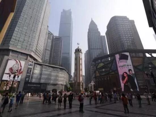 　　根据数据显示，世界人口已达到75亿人。  　　联合国估计，到了2100年将进一步增加到112亿。而54%的人口生活在市区，到2050年，城市人口比例将增加到66%。  　　    　　目前日本东京是世界人口最多的城市，有3814万人，而纽约-纽瓦克是美国人口最多的城市，人口数是18,604,000。  　　像纽约、北京和东京这样的城市都因为格外挤满而闻名，许多照片都让人看到了这些城市的居民蜂拥在从街道上，公交车上。  　　想知道最拥挤的城市都是哪些?它们又是如何拥挤的吗?看看联合国数据手册“2016年世界城市”的数据吧。  　　20. 里约热内卢，巴西  　　    　　2016年人口: 12,981,000  　　19. 广州，中国  　　    　　2016年人口: 13,070,000  　　18. 马尼拉，菲律宾  　　    　　2016年人口: 13,131,000  　　17. 拉各斯，尼日利亚  　　    　　2016年人口: 13,661,000  　　土地面积：738平方公里  　　拉各斯是尼日利亚第二大城市，金融中心和制造业中心，拥有教育，汽车，机械，纺织，食品加工和电子设备制造等多个产业。  　　16. 重庆，中国  　　    　　2016年人口: 13,744,000  　　15. 伊斯坦布尔，土耳其  　　    　　2016年人口: 14,365,000  　　14. 加尔各答，印度  　　    　　2016年人口: 14,980,000  　　13. 布宜诺斯艾利斯，阿根廷  　　    　　2016年人口: 15,334,000  　　12. 卡拉奇，巴基斯坦  　　    　　2016年人口: 17,121,000  　　土地面积：518平方公里  　　卡拉奇是巴基斯坦最大的城市，作为国家的主要出海口，是巴基斯坦经济中心，拥有金融，商业服务，出版，教育，旅游等产业，还是巴主要的文化中心。  　　11. 达卡，孟加拉国  　　    　　2016年人口: 18,237,000  　　10. 纽约-纽瓦克，美国  　　    　　2016年人口: 18,604,000  　　9. 开罗，埃及  　　    　　2016年人口: 19,128,000  　　8. 大阪，日本  　　    　　2016年人口: 20,337,000  　　7. 墨西哥城，墨西哥  　　    　　2016年人口: 21,157,000  　　6. 北京，中国  　　    　　2016年人口: 21,240,000  　　土地面积：748平方公里  　　是我国政治，文化和教育的中心。日益现代化的运输系统，公路和铁路已经跟上城市新兴的经济增长脚步，但仍然遭受很大的交通拥堵和空气污染。  　　5. 圣保罗，巴西  　　    　　2016年人口: 21,297,000  　　4. 孟买，印度  　　    　　2016年人口: 21,357,000  　　土地面积：484平方公里  　　孟买是印度最大的城市，是该国马哈拉施特拉邦的首府。它是印度的金融和娱乐中心(宝莱坞)有很多的跨国公司，是一个沿海城市。  　　3. 上海，中国  　　    　　2016年人口: 24,484,000  　　土地面积：746平方公里  　　金融，工业，交通，通讯等行业是增长最快的产业。拥有世界最大的货柜港口码头。  　　2. 德里，印度  　　    　　2016年人口: 26,454,000  　　1. 东京，日本  　　    　　2016年人口: 38,140,000  　　文章来自：非洲经济商业观察