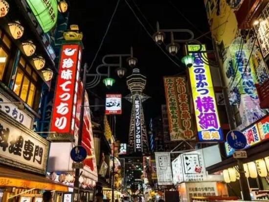 　　根据数据显示，世界人口已达到75亿人。  　　联合国估计，到了2100年将进一步增加到112亿。而54%的人口生活在市区，到2050年，城市人口比例将增加到66%。  　　    　　目前日本东京是世界人口最多的城市，有3814万人，而纽约-纽瓦克是美国人口最多的城市，人口数是18,604,000。  　　像纽约、北京和东京这样的城市都因为格外挤满而闻名，许多照片都让人看到了这些城市的居民蜂拥在从街道上，公交车上。  　　想知道最拥挤的城市都是哪些?它们又是如何拥挤的吗?看看联合国数据手册“2016年世界城市”的数据吧。  　　20. 里约热内卢，巴西  　　    　　2016年人口: 12,981,000  　　19. 广州，中国  　　    　　2016年人口: 13,070,000  　　18. 马尼拉，菲律宾  　　    　　2016年人口: 13,131,000  　　17. 拉各斯，尼日利亚  　　    　　2016年人口: 13,661,000  　　土地面积：738平方公里  　　拉各斯是尼日利亚第二大城市，金融中心和制造业中心，拥有教育，汽车，机械，纺织，食品加工和电子设备制造等多个产业。  　　16. 重庆，中国  　　    　　2016年人口: 13,744,000  　　15. 伊斯坦布尔，土耳其  　　    　　2016年人口: 14,365,000  　　14. 加尔各答，印度  　　    　　2016年人口: 14,980,000  　　13. 布宜诺斯艾利斯，阿根廷  　　    　　2016年人口: 15,334,000  　　12. 卡拉奇，巴基斯坦  　　    　　2016年人口: 17,121,000  　　土地面积：518平方公里  　　卡拉奇是巴基斯坦最大的城市，作为国家的主要出海口，是巴基斯坦经济中心，拥有金融，商业服务，出版，教育，旅游等产业，还是巴主要的文化中心。  　　11. 达卡，孟加拉国  　　    　　2016年人口: 18,237,000  　　10. 纽约-纽瓦克，美国  　　    　　2016年人口: 18,604,000  　　9. 开罗，埃及  　　    　　2016年人口: 19,128,000  　　8. 大阪，日本  　　    　　2016年人口: 20,337,000  　　7. 墨西哥城，墨西哥  　　    　　2016年人口: 21,157,000  　　6. 北京，中国  　　    　　2016年人口: 21,240,000  　　土地面积：748平方公里  　　是我国政治，文化和教育的中心。日益现代化的运输系统，公路和铁路已经跟上城市新兴的经济增长脚步，但仍然遭受很大的交通拥堵和空气污染。  　　5. 圣保罗，巴西  　　    　　2016年人口: 21,297,000  　　4. 孟买，印度  　　    　　2016年人口: 21,357,000  　　土地面积：484平方公里  　　孟买是印度最大的城市，是该国马哈拉施特拉邦的首府。它是印度的金融和娱乐中心(宝莱坞)有很多的跨国公司，是一个沿海城市。  　　3. 上海，中国  　　    　　2016年人口: 24,484,000  　　土地面积：746平方公里  　　金融，工业，交通，通讯等行业是增长最快的产业。拥有世界最大的货柜港口码头。  　　2. 德里，印度  　　    　　2016年人口: 26,454,000  　　1. 东京，日本  　　    　　2016年人口: 38,140,000  　　文章来自：非洲经济商业观察