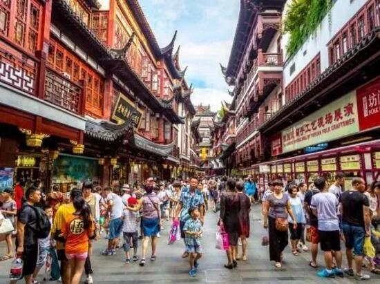 　　根据数据显示，世界人口已达到75亿人。  　　联合国估计，到了2100年将进一步增加到112亿。而54%的人口生活在市区，到2050年，城市人口比例将增加到66%。  　　    　　目前日本东京是世界人口最多的城市，有3814万人，而纽约-纽瓦克是美国人口最多的城市，人口数是18,604,000。  　　像纽约、北京和东京这样的城市都因为格外挤满而闻名，许多照片都让人看到了这些城市的居民蜂拥在从街道上，公交车上。  　　想知道最拥挤的城市都是哪些?它们又是如何拥挤的吗?看看联合国数据手册“2016年世界城市”的数据吧。  　　20. 里约热内卢，巴西  　　    　　2016年人口: 12,981,000  　　19. 广州，中国  　　    　　2016年人口: 13,070,000  　　18. 马尼拉，菲律宾  　　    　　2016年人口: 13,131,000  　　17. 拉各斯，尼日利亚  　　    　　2016年人口: 13,661,000  　　土地面积：738平方公里  　　拉各斯是尼日利亚第二大城市，金融中心和制造业中心，拥有教育，汽车，机械，纺织，食品加工和电子设备制造等多个产业。  　　16. 重庆，中国  　　    　　2016年人口: 13,744,000  　　15. 伊斯坦布尔，土耳其  　　    　　2016年人口: 14,365,000  　　14. 加尔各答，印度  　　    　　2016年人口: 14,980,000  　　13. 布宜诺斯艾利斯，阿根廷  　　    　　2016年人口: 15,334,000  　　12. 卡拉奇，巴基斯坦  　　    　　2016年人口: 17,121,000  　　土地面积：518平方公里  　　卡拉奇是巴基斯坦最大的城市，作为国家的主要出海口，是巴基斯坦经济中心，拥有金融，商业服务，出版，教育，旅游等产业，还是巴主要的文化中心。  　　11. 达卡，孟加拉国  　　    　　2016年人口: 18,237,000  　　10. 纽约-纽瓦克，美国  　　    　　2016年人口: 18,604,000  　　9. 开罗，埃及  　　    　　2016年人口: 19,128,000  　　8. 大阪，日本  　　    　　2016年人口: 20,337,000  　　7. 墨西哥城，墨西哥  　　    　　2016年人口: 21,157,000  　　6. 北京，中国  　　    　　2016年人口: 21,240,000  　　土地面积：748平方公里  　　是我国政治，文化和教育的中心。日益现代化的运输系统，公路和铁路已经跟上城市新兴的经济增长脚步，但仍然遭受很大的交通拥堵和空气污染。  　　5. 圣保罗，巴西  　　    　　2016年人口: 21,297,000  　　4. 孟买，印度  　　    　　2016年人口: 21,357,000  　　土地面积：484平方公里  　　孟买是印度最大的城市，是该国马哈拉施特拉邦的首府。它是印度的金融和娱乐中心(宝莱坞)有很多的跨国公司，是一个沿海城市。  　　3. 上海，中国  　　    　　2016年人口: 24,484,000  　　土地面积：746平方公里  　　金融，工业，交通，通讯等行业是增长最快的产业。拥有世界最大的货柜港口码头。  　　2. 德里，印度  　　    　　2016年人口: 26,454,000  　　1. 东京，日本  　　    　　2016年人口: 38,140,000  　　文章来自：非洲经济商业观察