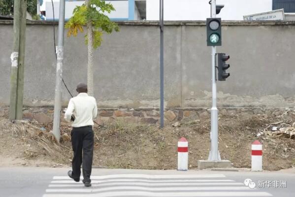 　　在布隆迪首都布琼布拉市中心的一条主干道上，往来车辆按着红绿灯指示等待或前行。这些中国制造的红绿灯今年8月投入使用前，布隆迪已至少十多年没有红绿灯。  　　    　　11月5日，在布隆迪首都布琼布拉，车辆在红灯前等待。新华社发(埃夫拉尔·恩根达库马纳 摄)  　　布隆迪警方交通和道路安全指挥官罗杰·班基比圭拉告诉新华社记者，布隆迪在上世纪90年代曾安装过红绿灯，但在2000年前后因缺乏维修全部停止使用。  　　作为中国电建市政建设集团有限公司(原中国水利水电第十三工程局有限公司)承建布隆迪跨国公路改造工程和促进南北通道交通便利三期工程的一部分，从2017年5月开始，公司为布琼布拉主要道路的19个路口安装了中国制造的红绿灯系统，从而结束了十几年来这座城市没有红绿灯的历史。  　　为保证安装工程不影响道路交通，施工人员先在驻地组装好灯杆等红绿灯组件，完成安装准备工作，到达安装现场后，直接将提前组装好的灯杆和红绿灯基座联上，插上电，就可以直接使用。  　　“我们太需要红绿灯了，现在道路又恢复了秩序，”生活在布琼布拉北部的46岁私家车主安妮·卡雷格亚说。  　　    　　11月5日，行人在布隆迪首都布琼布拉过马路。新华社发(埃夫拉尔·恩根达库马纳 摄)  　　在布琼布拉市中心街头，34岁的摩托车的士司机万斯弗·鲁凯雷说，“红绿灯非常好，我发现在红绿灯开始使用后，交通事故减少了。以前有的司机开车只顾自己，好像觉得路是他们自己的，造成了堵车和混乱，现在这种情况也少多了。”  　　31岁的公司职员朱马·巴鲁图瓦纳约1999年从家乡来到布琼布拉，第一次看到了红绿灯，不过此后，红绿灯就逐渐无法使用了。在他眼中，其他东非共同体国家都在使用红绿灯，布隆迪重新拥有红绿灯可以让布隆迪融入地区交通体系。  　　    　　11月5日，行人在布隆迪首都布琼布拉过马路。新华社发(埃夫拉尔·恩根达库马纳 摄)  　　红绿灯安装工程现场负责人胡建军说，过去没有红绿灯时，各种车辆争先恐后，交通混乱。车多时可能在路口等上半小时，甚至更长时间。现在有了红绿灯大约只要等10多分钟。  　　“有了红绿灯，我们不再需要在主要路口安排交警指挥，交警们可以去执行别的任务，交通事故也减少了，” 布隆迪交通、公共工程与装备部长让·博斯科·恩通兹韦尼马纳接受新华社记者专访时说。  　　恩通兹韦尼马纳说，布隆迪政府感谢中水电十三局成功完成了项目，“中国和布隆迪长期以来保持着坚实的双边关系，中国企业在布隆迪出色完成了很多项目”。  　　据他介绍，布隆迪政府目前正和红绿灯安装项目出资方非洲开发银行协商再在布琼布拉的16处地点安装红绿灯，如果有资金，政府还希望在布琼布拉以外的地方推广使用红绿灯。  　　文章来自：新华非洲