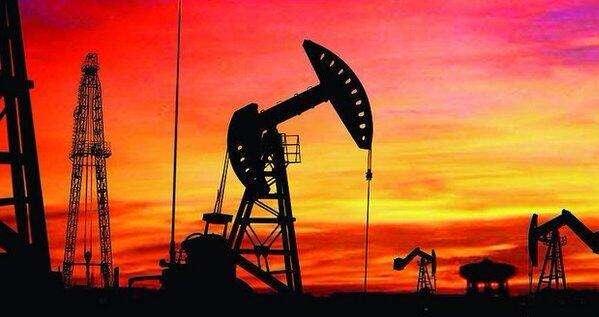 　　尼日利亚油长周一(11月6日)表示，支持将OPEC、俄罗斯和其他产油国的减产协议延迟至2018年底，只要其参与可以获得“正确的条款”。这一句号令原油急剧扩大涨幅，美油布油双双急升至逾两年高位。  　　他说，越来越多的其他OPEC成员支持扩展协议。  　　“没有任何理由改变一个正在获得成功的公式，”该国石油部长 Emmanuel Ibe Kachikwu向路透表示，并补充道“有延长的共识。问题在于持续时间。”  　　不过，尼日利亚本身享有减产豁免权。Kachikwu指出，尼日利亚10月原油产量维持在167万桶/日不变。  　　这一消息传来之后，油价急剧扩大涨幅。布伦特原油期货上涨近2美元，至日高64.05美元/桶，为2015年7月初以来最高;美国原油期货上涨逾1.7美元，至日高57.33美元/桶，也是2015年7月初以来最高水平。  　　    　　(美油5分钟走势图，来源：FX168财经网)  　　数据显示，NYMEX最活跃WTI原油主力期货合约在北京时间00:50-00:52三分钟内成交量为24541手，交易合约总价值近13亿美元。  　　石油输出国组织(OPEC)以及俄罗斯和其他九个产油国同意将产量减少约180万桶/日，直到2018年3月，以缓解令油价承压的全球过剩状况。  　　该组织将于本月晚些时候在维也纳会面，讨论是否延长该交易。  　　自享受减产豁免权以来，尼日利亚的产出反弹。去年，激进分子的袭击曾导致产出下降至接近100万桶/日，但Kachikwu表示复苏正在进行之中。  　　“我们会寻求一个能使我们做出贡献的数字……介于180至190万桶/日范围之内，最好是接近190万，”他在提及产量限制时说道。  　　虽然自1月以来该国没有再遭受任何重大袭击，但该国局势依然动荡不安。  　　周日，在2016年发动大量袭击的尼日尔三角洲复仇者组织表示，其已经结束停火。  　　Kachikwu将180 -190万桶描述为“我们可以容忍的、可以作为一个国家生存的减产数字。”  　　除了减产乐观预期之外，沙特的反腐行动也令原油受到提振。沙特国王萨勒曼发起的反腐行动继续扩大，已经逮捕多名皇室成员、部长和投资者，其中包括包括有“中东首富”之称的阿勒瓦利德等人，同时解除了一位重要王子米特阿卜的部长职务。外界解读，萨勒曼采取这激烈的行动，是他要为其子穆罕默德王储继承王位扫除障碍。  　　分析师指出，目前反腐行动并未影响到该国的原油策略，这为油价的持续上涨提供了保障。  　　瑞银集团(UBS)原油分析师Giovanni Staunovo指出：“我们相信沙特将继续维护石油输出国组织(OPEC)的减产协议，这将帮助削减全球原油库存。”  　　Swedish Energy Agency资深顾问Samuel Ciszuk称：“不确定性有所增加，这增加了原油的风险溢价。”  　　“这一主要产油国面临政治不确定性和政治不稳定性风险，也给整个地区带来不可预见的影响，”德国商业银行分析师Carsten Fritsch指出。  　　“这使得油价产生了一定的风险溢价...眼下你需要非常勇敢才能跟看空布油。”  　　文章来自：FX168财经报社
