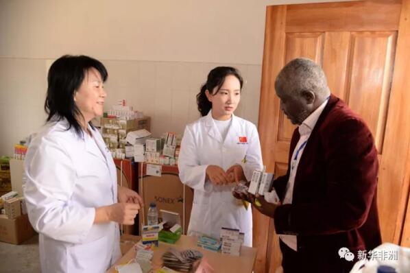 　　中国援喀麦隆医疗队12日前往首都雅温得萨纳加饮用水处理厂及其配套工程项目基地义诊。  　　    　　义诊现场。  　　活动现场，150多名喀方项目员工和当地居民进行了各项体检和诊疗。不少患者还现场体验了针灸、火罐等中医疗法。  　　    　　中医疗法。  　　项目所在地巴沁嘎市长阿沃诺·希莱尔常年腰背疼痛，接受针灸治疗后说轻松很多，中医很神奇。  　　    　　援喀医疗队免费发放药品。  　　除免费体检诊疗外，医疗队还为患者免费发放市值近万元人民币的药品。  　　    　　国机集团萨纳加水厂项目示意沙盘。  　　喀麦隆雅温得萨纳加饮用水处理厂及其配套工程项目由中国机械工业集团有限公司(国机集团)承建，于2016年底开工，工期3年。项目金额7.98亿美元，由中国进出口银行提供商业贷款。设计规模日均供水30万立方米，远期可扩建至日均40万立方米，建成后将填补首都雅温得和周边地区日均超过25万立方米的饮用水缺口，惠及200余万人。  　　文章来自：新华非洲