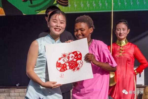 　　由成都市人民政府外事侨务办公室主办的“Panda成都”文化行活动12日下午在南非开普敦的维多利亚港露天剧场闪亮登场，赢得观众阵阵喝彩。  　　据主办方介绍，“Panda成都”走进南非，旨在进一步实施“一带一路”倡议，向南非民众传播中国文化和“天府之国”四川的风土人情，促进中南两国人民“民心相通”。  　　    　　杂技“力量与美”。新华社发 (阿曼多·赫达德 摄)  　　    　　演员与观众互动，给观众敬茶。新华社记者 高原 摄  　　丰富多彩的文艺演出吸引了数百名观众，他们当中除了南非当地人外，还有不少来自其他国家的游客。演员们表演了民族舞蹈、女声独唱、唢呐独奏、杂技、太极、茶艺、变脸等节目，画家和民间艺人展示了中国画和剪纸技艺，令观众如痴如醉。  　　    　　川剧“变脸”。新华社发 (阿曼多·赫达德 摄)  　　    　　演员在表演茶艺。新华社发 (阿曼多·赫达德 摄)  　　从事教育工作的南非观众凯文对新华社记者说，这是他第一次如此近距离地接触中国文化，演出仿佛一次文化盛宴，“我本人的感觉就像接受了一次中国文化的洗礼”。  　　    　　演员在表演民族舞蹈。新华社发 (阿曼多·赫达德 摄)  　　    　　唢呐独奏。新华社发 (阿曼多·赫达德 摄)  　　在南非生活了10多年的华侨张先生说，悠久的中华文明为中国人提供了无法媲美的艺术形态，这股绚丽的民族风也随着祖国的繁荣昌盛而传播到了世界各地，让远在千里之外的南非华人体验到了来自家乡的文化传承。  　　    　　歌唱演员在演唱四川民歌。新华社发 (阿曼多·赫达德 摄)  　　中国驻开普敦总领馆代总领事曹利、开普敦中国和平统一促进会会长胡建华和开普敦学生学者联合会会长武长虹等侨领观看了演出。  　　    　　当地观众与表演剪纸的演员合影。新华社发 (阿曼多·赫达德 摄)  　　    　　表演“变脸”的演员走下舞台与观众互动。新华社记者 高原 摄  　　“Panda成都”文化行艺术团还带来了中华文化教学活动。11日，艺术团为开普敦中国国际学校的学生授课，内容包括茶艺、中医、绘画、武术、书法、手工艺等。  　　    　　一名抱着熊猫玩具的小观众在观看演出。  　　文章来自：新华非洲