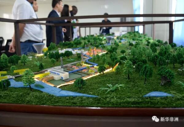 　　中国援喀麦隆医疗队12日前往首都雅温得萨纳加饮用水处理厂及其配套工程项目基地义诊。  　　    　　义诊现场。  　　活动现场，150多名喀方项目员工和当地居民进行了各项体检和诊疗。不少患者还现场体验了针灸、火罐等中医疗法。  　　    　　中医疗法。  　　项目所在地巴沁嘎市长阿沃诺·希莱尔常年腰背疼痛，接受针灸治疗后说轻松很多，中医很神奇。  　　    　　援喀医疗队免费发放药品。  　　除免费体检诊疗外，医疗队还为患者免费发放市值近万元人民币的药品。  　　    　　国机集团萨纳加水厂项目示意沙盘。  　　喀麦隆雅温得萨纳加饮用水处理厂及其配套工程项目由中国机械工业集团有限公司(国机集团)承建，于2016年底开工，工期3年。项目金额7.98亿美元，由中国进出口银行提供商业贷款。设计规模日均供水30万立方米，远期可扩建至日均40万立方米，建成后将填补首都雅温得和周边地区日均超过25万立方米的饮用水缺口，惠及200余万人。  　　文章来自：新华非洲