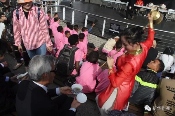 　　由成都市人民政府外事侨务办公室主办的“Panda成都”文化行活动12日下午在南非开普敦的维多利亚港露天剧场闪亮登场，赢得观众阵阵喝彩。  　　据主办方介绍，“Panda成都”走进南非，旨在进一步实施“一带一路”倡议，向南非民众传播中国文化和“天府之国”四川的风土人情，促进中南两国人民“民心相通”。  　　    　　杂技“力量与美”。新华社发 (阿曼多·赫达德 摄)  　　    　　演员与观众互动，给观众敬茶。新华社记者 高原 摄  　　丰富多彩的文艺演出吸引了数百名观众，他们当中除了南非当地人外，还有不少来自其他国家的游客。演员们表演了民族舞蹈、女声独唱、唢呐独奏、杂技、太极、茶艺、变脸等节目，画家和民间艺人展示了中国画和剪纸技艺，令观众如痴如醉。  　　    　　川剧“变脸”。新华社发 (阿曼多·赫达德 摄)  　　    　　演员在表演茶艺。新华社发 (阿曼多·赫达德 摄)  　　从事教育工作的南非观众凯文对新华社记者说，这是他第一次如此近距离地接触中国文化，演出仿佛一次文化盛宴，“我本人的感觉就像接受了一次中国文化的洗礼”。  　　    　　演员在表演民族舞蹈。新华社发 (阿曼多·赫达德 摄)  　　    　　唢呐独奏。新华社发 (阿曼多·赫达德 摄)  　　在南非生活了10多年的华侨张先生说，悠久的中华文明为中国人提供了无法媲美的艺术形态，这股绚丽的民族风也随着祖国的繁荣昌盛而传播到了世界各地，让远在千里之外的南非华人体验到了来自家乡的文化传承。  　　    　　歌唱演员在演唱四川民歌。新华社发 (阿曼多·赫达德 摄)  　　中国驻开普敦总领馆代总领事曹利、开普敦中国和平统一促进会会长胡建华和开普敦学生学者联合会会长武长虹等侨领观看了演出。  　　    　　当地观众与表演剪纸的演员合影。新华社发 (阿曼多·赫达德 摄)  　　    　　表演“变脸”的演员走下舞台与观众互动。新华社记者 高原 摄  　　“Panda成都”文化行艺术团还带来了中华文化教学活动。11日，艺术团为开普敦中国国际学校的学生授课，内容包括茶艺、中医、绘画、武术、书法、手工艺等。  　　    　　一名抱着熊猫玩具的小观众在观看演出。  　　文章来自：新华非洲