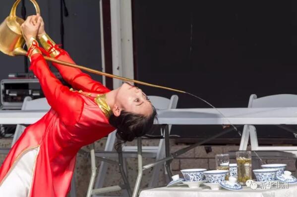 　　由成都市人民政府外事侨务办公室主办的“Panda成都”文化行活动12日下午在南非开普敦的维多利亚港露天剧场闪亮登场，赢得观众阵阵喝彩。  　　据主办方介绍，“Panda成都”走进南非，旨在进一步实施“一带一路”倡议，向南非民众传播中国文化和“天府之国”四川的风土人情，促进中南两国人民“民心相通”。  　　    　　杂技“力量与美”。新华社发 (阿曼多·赫达德 摄)  　　    　　演员与观众互动，给观众敬茶。新华社记者 高原 摄  　　丰富多彩的文艺演出吸引了数百名观众，他们当中除了南非当地人外，还有不少来自其他国家的游客。演员们表演了民族舞蹈、女声独唱、唢呐独奏、杂技、太极、茶艺、变脸等节目，画家和民间艺人展示了中国画和剪纸技艺，令观众如痴如醉。  　　    　　川剧“变脸”。新华社发 (阿曼多·赫达德 摄)  　　    　　演员在表演茶艺。新华社发 (阿曼多·赫达德 摄)  　　从事教育工作的南非观众凯文对新华社记者说，这是他第一次如此近距离地接触中国文化，演出仿佛一次文化盛宴，“我本人的感觉就像接受了一次中国文化的洗礼”。  　　    　　演员在表演民族舞蹈。新华社发 (阿曼多·赫达德 摄)  　　    　　唢呐独奏。新华社发 (阿曼多·赫达德 摄)  　　在南非生活了10多年的华侨张先生说，悠久的中华文明为中国人提供了无法媲美的艺术形态，这股绚丽的民族风也随着祖国的繁荣昌盛而传播到了世界各地，让远在千里之外的南非华人体验到了来自家乡的文化传承。  　　    　　歌唱演员在演唱四川民歌。新华社发 (阿曼多·赫达德 摄)  　　中国驻开普敦总领馆代总领事曹利、开普敦中国和平统一促进会会长胡建华和开普敦学生学者联合会会长武长虹等侨领观看了演出。  　　    　　当地观众与表演剪纸的演员合影。新华社发 (阿曼多·赫达德 摄)  　　    　　表演“变脸”的演员走下舞台与观众互动。新华社记者 高原 摄  　　“Panda成都”文化行艺术团还带来了中华文化教学活动。11日，艺术团为开普敦中国国际学校的学生授课，内容包括茶艺、中医、绘画、武术、书法、手工艺等。  　　    　　一名抱着熊猫玩具的小观众在观看演出。  　　文章来自：新华非洲