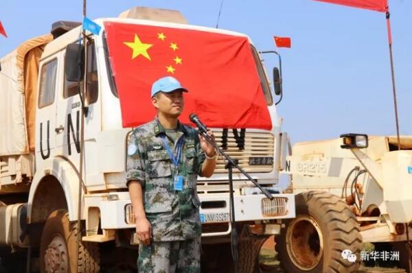 　　中国第八批赴南苏丹(瓦乌)维和工程兵大队承建的“阿加夸克至姆沃洛补给线”工程项目15日在南苏丹西部城市瓦乌举行开工仪式。  　　    　　开工仪式现场。  　　瓦乌州州长安杰洛·塔班在仪式上致辞。他感谢中国维和工程兵大队为南苏丹国家建设和社会发展提供的强有力支持，相信“阿加夸克至姆沃洛补给线”工程项目将对南苏丹的经济发展、物资流通和人民生活产生巨大影响。  　　    　　维和工程兵大队队长孙士俭致辞。  　　据维和工程兵大队队长孙士俭介绍，该工程涉及道路全长563公里，施工危险系数高、动用装备多、作业时间长、施工距离远、保障难度大。为有效应对困难，维和工程兵大队已在安全形势分析、全要素综合演练等方面做了很多准备工作。  　　据了解，“阿加夸克至姆沃洛补给线”纵贯南苏丹南北，是联合国驻南苏丹特派团供给和人道主义救援的生命线，也是南苏丹的主要交通线和沿途民众赖以生存的重要通道。长期以来，由于战乱破坏、车辆碾压和雨水冲刷，该补给线部分道路沟壑纵横，车辆难以通行，严重影响正常的供给运输。  　　    　　嘉宾出席开工仪式。  　　孙士俭说：“此补给线是维和工兵队将要执行的主要施工任务，既有利于加强中国同非洲国家的友好关系，扩大中国在国际舞台上的政治影响，更能展现中国军队文明之师、威武之师、正义之师、和平之师的良好形象。”  　　    　　维和工兵列队鼓掌。  　　中国第八批赴南苏丹(瓦乌)维和工兵共268人，于9月底抵达任务区，主要担负任务区内工程保障，修建道路、桥梁、机场、构筑与维护简易营房、防护掩体，修建供水、供电、供暖设施，为战区维和部队提供工程支援等任务。  　　文章来自：新华非洲