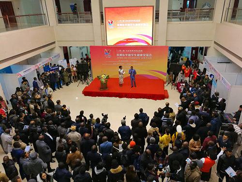　　15日，由中国人民对外友好协会和对外经济贸易大学共同主办的一场专门针对非洲在华留学生的就业交流会在北京举行。业内人士指出，在“一带一路”推动更多中资企业进入非洲、非洲来华留学人数不断攀升的大背景下，该交流会对于推动中资企业在非属地化进程、帮助非洲缓解青年就业问题具有重要意义。  　　在当天的“友·工作—非洲在华留学生就业交流会”上，谈到在中资企业未来可能的工作机会，不少非洲留学生们都充满了期待。他们中不少人手持简历，兴奋地穿梭于各中资企业搭设的展台，用熟练的汉语推介自己。  　　据悉，共有近400名非洲在华留学生来到交流会现场。而在此前，已有来自52个非洲国家的约1000名在华留学生在网上提交了简历。这些来自非洲的留学生们将竞争66家国有、地方以及民营中资企业提供的近500个在非就业岗位。  　　中交公路规划设计院有限公司国际一部总工程师付佳伟告诉记者，他们公司本次重点招聘具有土木工程背景的非洲学生。在他看来，非洲在华留学生具备独特优势。  　　付佳伟说：“因为他们有很好的国际社会的背景，这样我们公司在国际业务开展过程中，他们能够起到很好的辅助作用，我相信，相对于我们中国人来讲，他们能够更好地融入外面社会，容易在当地开展工作，适应当地的环境。”  　　中国中铁四局集团有限公司国际部高级经济师叶双认为，中资企业要想更好地打开包括非洲在内的海外市场，必须要属地化用工，而在华留学生则是公司海外雇员的最佳来源。  　　叶双说：“他们首先懂中文，然后懂他们自己国家的语言，关键还有我们最需要的就是他们懂专业，你看今天来的学生，他们都有自己的专业，不仅是语言专业，土木工程、工商管理、工程管理、计算机、国际法以及国际贸易等，这些都是我们未来走向国际市场所需要的人才。”  　　来自中国外交部的数据显示，目前中国在非洲的企业超过3100家，在华留学的中国政府奖学金生和自费非洲留学生超过六万人。  　　中国人民对外友好协会副会长林怡表示，该就业交流会的举办就是为了让中资企业找到合适的当地人才，同时帮助非洲缓解青年就业问题。  　　林怡说“所以我们友协(中国人民对外友好协会)在中间搭建了一座桥梁，让六万名学生有工作的机遇，让我们3000多家中国企业有招募非洲本土学生的机遇。”  　　据联合国发布的报告显示，非洲目前人口总量约为12亿，并呈现逐年增长的态势。在东南部非洲，年龄在10-24岁之间的青少年人口占据总人口的33%，到2025年，非洲青年人口将占据世界青年人口的1/4。  　　在中国社科院西亚非洲研究所首席研究员贺文萍看来，仅仅依靠教育，并不能解决人数众多的非洲青年的就业问题，关键还需要创造更多的就业岗位。在“一带一路”建设不断推进的大背景下，中资企业提供了更多的工作机遇，而就业交流会则提供了资源对接的平台。  　　贺文萍说：“教育是一方面，另外它一定要有各种产业园区、有项目在进行，才能创造就业的岗位出来，所以这个岗位和教育是两头并进的，现在中资企业到非洲去，很多时候它需要人才，但不知道人才在哪里，所以现在的这个活动，使得供需双方都能了解对方，才能实现资源的最充分利用。”  　　据悉，在就业交流会上，中国人民对外友好协会与对外经济贸易大学还签订了战略合作协议，双方将携手在“一带一路”框架下推动中外教育交流与青年发展。  　　文章来自：国际在线
