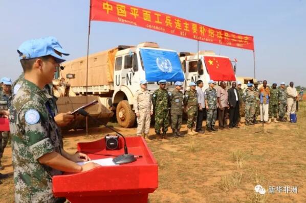 　　中国第八批赴南苏丹(瓦乌)维和工程兵大队承建的“阿加夸克至姆沃洛补给线”工程项目15日在南苏丹西部城市瓦乌举行开工仪式。  　　    　　开工仪式现场。  　　瓦乌州州长安杰洛·塔班在仪式上致辞。他感谢中国维和工程兵大队为南苏丹国家建设和社会发展提供的强有力支持，相信“阿加夸克至姆沃洛补给线”工程项目将对南苏丹的经济发展、物资流通和人民生活产生巨大影响。  　　    　　维和工程兵大队队长孙士俭致辞。  　　据维和工程兵大队队长孙士俭介绍，该工程涉及道路全长563公里，施工危险系数高、动用装备多、作业时间长、施工距离远、保障难度大。为有效应对困难，维和工程兵大队已在安全形势分析、全要素综合演练等方面做了很多准备工作。  　　据了解，“阿加夸克至姆沃洛补给线”纵贯南苏丹南北，是联合国驻南苏丹特派团供给和人道主义救援的生命线，也是南苏丹的主要交通线和沿途民众赖以生存的重要通道。长期以来，由于战乱破坏、车辆碾压和雨水冲刷，该补给线部分道路沟壑纵横，车辆难以通行，严重影响正常的供给运输。  　　    　　嘉宾出席开工仪式。  　　孙士俭说：“此补给线是维和工兵队将要执行的主要施工任务，既有利于加强中国同非洲国家的友好关系，扩大中国在国际舞台上的政治影响，更能展现中国军队文明之师、威武之师、正义之师、和平之师的良好形象。”  　　    　　维和工兵列队鼓掌。  　　中国第八批赴南苏丹(瓦乌)维和工兵共268人，于9月底抵达任务区，主要担负任务区内工程保障，修建道路、桥梁、机场、构筑与维护简易营房、防护掩体，修建供水、供电、供暖设施，为战区维和部队提供工程支援等任务。  　　文章来自：新华非洲